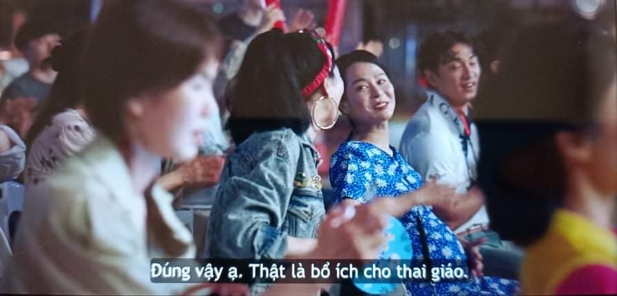 THAI GIÁO NHƯ MẸ BO RA CỦA “HOMETOWN CHA CHA CHA” 

Có mẹ nào cũng xem phim “Hometown cha cha cha” – “Điệu cha cha cha làng biển” không ạ? Các mẹ còn nhớ tập 6 của phim chứ? 

Trong lễ hội âm nhạc, khi nhìn thấy ban nhạc DOS biểu diễn, một người hàng xóm đã nói với nhân vật mẹ Bo Ra rằng: “Sao lại có người đẹp trai đến thế chứ?”. Và mẹ Bo Ra đã đáp lại: “Đúng vậy ạ, thật là bổ ích cho thai giáo. Hạt Cơm à, nhìn kỹ nhé con”. 

Mẹ Bo Ra nói rất đúng đó ạ, ngắm những chàng trai đẹp chính là một hình thức thai giáo mỹ thuật và cảm xúc. Vì vậy nếu các mẹ có thần tượng ca sĩ, diễn viên nào đẹp trai thì hãy cứ ngắm mỗi ngày nhé ạ :D. Nếu chồng có hỏi thì bảo là “Em đang thai giáo cho con”. Mình nói vui chút vậy thôi, phim “Hometown cha cha cha” với nội dung vui vẻ và ấm áp tình người cũng rất phù hợp để làm phim thai giáo đó ạ. 

Mình hy vọng rằng các mẹ sẽ thấy rằng thai giáo là những điều bình dị, gần gũi, giản đơn và dễ áp dụng, chứ không phải là những điều “đao to búa lớn” như nhiều người thường nghĩ.

#hometownchachacha 
#thaigiao #thai_giáo #thaigiáo #mangthai #babau