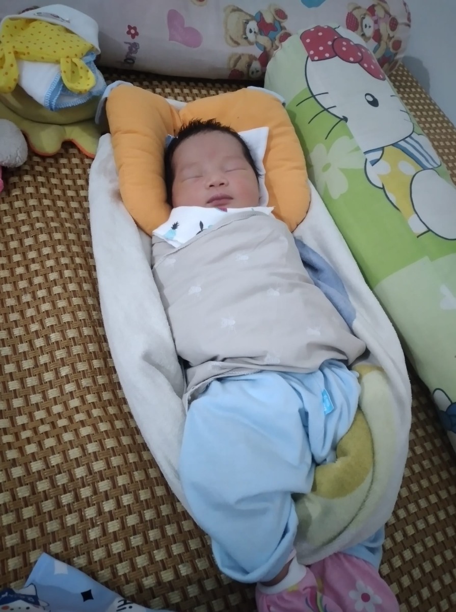 Qua 4 ngày 3 đêm ở viện em thấy nghề y thật sự là quá vất vả!!
Em chân thành cảm ơn tới các y bác sỹ khoa sản đã vất vả với ca mổ rất khó của em!một ca mổ lần 3 với ruột, bàng quang,dạ con..dính lung tung hết. Một ca mà bác Trung bảo 31 năm trong nghề lần đầu bác gặp mà nếu gặp thêm ca như em nữa bác ý đến bỏ nghề😅.
Ban đầu em cũng rất lo chi phí đi sinh ngoài đó.vì em là nông dân nên điều kiện có hạn.nhưng đến hôm nay em nói thật, các mom có dự sinh thì viện 103 chính là sự lựa chọn đúng đắn nhất. Chi phí hợp lý và có thể nói là rẻ như tuyến huyện. Phòng sinh sạch sẽ,thoáng khép kín.nhưng yên tâm nhất là sự tận tâm của các y bác sỹ.hic các bác ý cứ như người nhà vậy làm mình quên đi mọi lo lắng các mom ạ.
Và cho em thêm lần nữa được cảm ơn các y bác sỹ của khoa,đặc biệt là bác Trung người đã giúp em vượt ải thành công!chúc các bác luôn mạnh khỏe và công tác tốt!
Chúc các mẹ bầu có 1 lựa chọn nơi sinh thật sáng suốt và cán đích thành công nhé!!