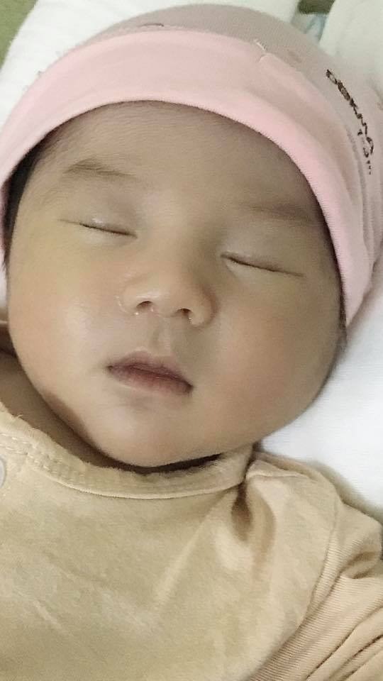 Khi biết mẹ có con , mẹ hạnh phúc biết đến chừng nào. Lúc khám thai mẹ vui lắm nhưng bác sĩ bảo với mẹ” túi thai nằm tại vết mổ cũ, chắc Sẽ Ko giữ được cái thai”. Lúc ấy, mẹ thật sự sụp đổ, chỉ biết khóc. Mẹ khóc từ viện về đến nhà mong con sẽ ko sao. Rồi mẹ bị ra máu và đau bụng, lúc ấy trong đầu mẹ nghĩ có thể mẹ Sẽ mất con, mẹ sợ lắm. Trong đêm ấy bố đưa mẹ lên viện, bs khám bảo nếu giữ con mẹ Có nhiều nguy cơ sinh non, chảy máu ồ ạt, rồi nguy cơ rất cao cắt tử cung. Bs khuyên nên cân nhắc giữa việc giữ lại hay bỏ con mà mẹ như ng mất hồn, mẹ cứ liều giữ lại con mong sẽ có điều may mắn. Mẹ ở nhà dưỡng thai Ko dám đi lại nhiều, thời gian hầu như chỉ ăn với nằm mà sao mẹ hoang mang thế. ông bà nội ngoại và bố luôn chăm sóc và lo lắng cho mẹ con mình nên mẹ con mình càng cố gắng hơn nhỉ.

Rồi mọi việc cũng ổn hơn thì mẹ bắt đầu nghén. Nghén đến nỗi cứ ăn vào lại nôn, nhiều lúc nôn cả ra máu. Lúc ấy mẹ thấy stress, chỉ cầu mong đến ngày đến tháng con ra với mẹ. Mẹ cố gắng từng giờ, từng ngày... chỉ mong con bình an. Hết nghén thì mẹ lại bị tiểu đường thai kỳ, rồi con có nguy cơ suy dinh dưỡng, rồi nhau tiền đạo... nhưng Ko sao 2 mẹ con mình sẽ vượt qua hết.

Rồi cũng đến ngày đc đón con ra, bs cũng vất vả với mẹ hơn khi ca mổ của mẹ hơn 2 tiếng đồng hồ vì phải bóc tách vì nhau thai bám chặt, rồi tử cung Ko co đc lên. Cũng may ko sao nhưng khi đón con ra thì bs bảo con bị nhiễm khuẩn sơ sinh, phải tiêm kháng sinh. Nhìn con bé xíu mà bị lấy máu rồi tiêm mà mẹ xót, chỉ mong mẹ chịu đau đc thay con. Thời gian trôi nhanh lắm, con cũng sắp được đầy tháng rồi đấy bé con của mẹ.

P/s: Hành trình khó khăn mẹ con cháu đã vượt qua. Mẹ con cháu chúc các mom khỏe và mẹ tròn con vuông nhé. ❤️❤️❤️