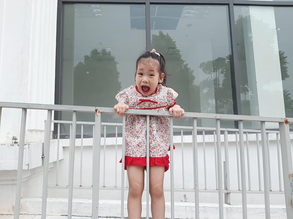6 ĐIỀU CHA MẸ LUÔN TIẾC NUỐI KHI CON TRƯỞNG THÀNH💖

🌿 1. ÍT GIAO TIẾP VỚI CON CÁI

Trong quá trình trưởng thành, trẻ con rất cần sự gắn kết, giúp đỡ đến từ cha mẹ. Khi con cái muốn bạn ngồi chơi cùng chúng, bạn lại từ chối để làm việc khác. Nhưng rồi đến lúc bạn nhận ra, con bạn đã trưởng thành và có cuộc sống riêng – một cuộc sống không hề liên quan đến bạn. Không có cách nào để quay ngược lại thời gian đã mất. Vì vậy, hãy cố gắng dành thời gian gần gũi bên con cái.

🌿 2. KHÔNG DÀNH CHO CON NHỮNG CÁI ÔM THƯỜNG XUYÊN

Các nhà khoa học đã chứng minh tầm quan trọng của những cái ôm đối với sức khỏe thể chất và tinh thần. Hành động này đem lại rất nhiều lợi ích và cha mẹ sẽ cảm thấy hạnh phúc vô ngần khi con cái sà vào lòng mình. Đôi khi, vì nhiều lý do khác nhau mà cha mẹ từ chối trao cho con những cái ôm. Nhưng đến khi con cái trưởng thành, chúng sẽ từ chối những cái ôm của bạn. Vì vậy, hãy tận hưởng những khoảnh khắc hạnh phúc ấy khi còn có thể.

🌿3. KHÔNG LƯU GIỮ NHỮNG HÌNH ẢNH CỦA CON

Trong tương lai, bạn sẽ nhớ về những khoảnh khắc quý giá của gia đình trong quá khứ, rồi cùng những đứa con đã trưởng thành ôn lại kỉ niệm. Nhiều bậc cha mẹ thực sự hối tiếc khi không chụp thật nhiều ảnh lúc con cái còn nhỏ. Mặc dù công nghệ hiện đại ngày càng phát triển nhưng album ảnh vẫn là cách tốt nhất để lưu giữ những bức ảnh quý giá.

🌿 4. QUÁ NGHIÊM KHẮC

Một số phụ huynh từng chia sẻ rằng một trong những việc tồi tệ nhất mà họ từng làm là chỉ trích con cái vì những lỗi lặt vặt. Điều này khiến mối quan hệ tình cảm giữa cha mẹ và con cái sẽ bị rạn nứt.
Phạt con cái khi chúng bị điểm kém sẽ khiến kết quả học tập của chúng trên trường lớp càng tệ hơn. Hãy chỉ áp dụng hình phạt trong những vấn đề nghiêm trọng chứ không phải những lỗi lặt vặt mà đứa trẻ nào cũng mắc phải.

🌿 5. KHÔNG LẮNG NGHE Ý KIẾN CỦA CON

Có thể bạn đã từng nhiều lần nói: “Con còn quá nhỏ để quyết định mọi việc” hay “Người lớn biết nhiều hơn, trẻ con chẳng biết gì”. Sự thật rằng, việc bàng quang trước ý kiến của con cái còn để lại hậu quả nặng nề hơn cả việc xúc phạm chúng.

Khi những ý kiến của bản thân bị lờ đi, đứa trẻ sẽ trưởng thành trong cảm giác thiếu an toàn. Nếu như luôn bị người lớn quyết định hộ mọi việc, làm sao đứa trẻ biết được chúng cần gì cho cuộc sống riêng? Hãy để con bạn lựa chọn và tự đưa ra quyết định. Dành thời gian để thảo luận, lắng nghe mong muốn của con cái thay vì chọn cách lờ đi.

🌿 6. KHÔNG ĐEM LẠI NHIỀU NIỀM VUI CHO CON CÁI

Những kỉ niệm đẹp thời thơ ấu thật sự quý giá đối với cá nhân mỗi người. Những điều đơn giản, chẳng hạn như một kì nghỉ vui vẻ cũng có tác động rất lớn đến cuộc sống sau này. Nếu đứa trẻ được sống trong một môi trường lành mạnh, chúng sẽ được phát triển theo hướng tích cực. Chúng sẽ dễ thích nghi với hoàn cảnh khi trưởng thành hơn.

Vì vậy cố gắng đừng để bản thân phải tiếc nuối bất cứ điều gì nhé cha mẹ!

St