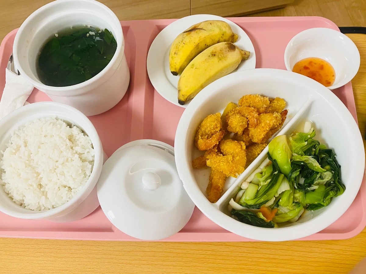 Chào các Mom 🤗
Con là Trâu đầu tháng 10. Con sanh mổ vào ngày 1/10/2021. 

Em xin review 1 chút về Hồng Ngọc cs Phúc Trường Minh . 

Các mẹ cứ yên tâm đi đẻ nha, chỉ cần vác mỗi chiếc bụng xinh iuu của các mẹ tới, còn đâu bệnh viện lo hết ạ . 😙

Em đăng kí đẻ thường , có dấu hiệu chuyển dạ nhưng rồi không sanh thường được phải chuyển sang mổ. 

Em được bác sĩ Quyền mổ cho ngày hôm đó. Vết mổ nhỏ xinh như đường chỉ, khô nhanh và rất lành vết mổ ạ . 

Em mổ đến ngày thứ 2, khi rút ống xông tiểu là em có thể đi lại nhẹ nhàng k nhiều đau đớn rùi😂

Có đau thì các mẹ gọi các cô y tá truyền giảm đau, hay đặt thuốc nha. 
Em nhanh lành vết mổ, ngày thứ 3 em đi lại bình thường được rùi. 
Đồ ăn bệnh viện siuu ngon lunn ạ, hôm nào em cũng ăn hết lunn 🤣

Bác sĩ nhiệt tình, ngày thăm khám 2 lần cho 2 mẹ con cẩn thận. 
Các cô y tá cũng siêu đáng iuu, nhẹ nhàng lắm, gia đình chỉ cần bấm chuông là các cô vào giúp ạ. 

Việc vệ sinh cho mẹ và bé em có đọc 1 số bài là k sạch sẽ lắm , nhưng nhà em thì em thấy okee, hoặc do bé nhà em sạch ít gây sẵn từ đầu nên em thấy bé đi tắm lúc nào cũng sạch sẽ hồng hào ạ :))

Nói chung, gia đình em rất ưng về dịch vụ ở Hồng Ngọc. Ở viện còn không muốn về lunn các mẹ ạ 🤣🤣