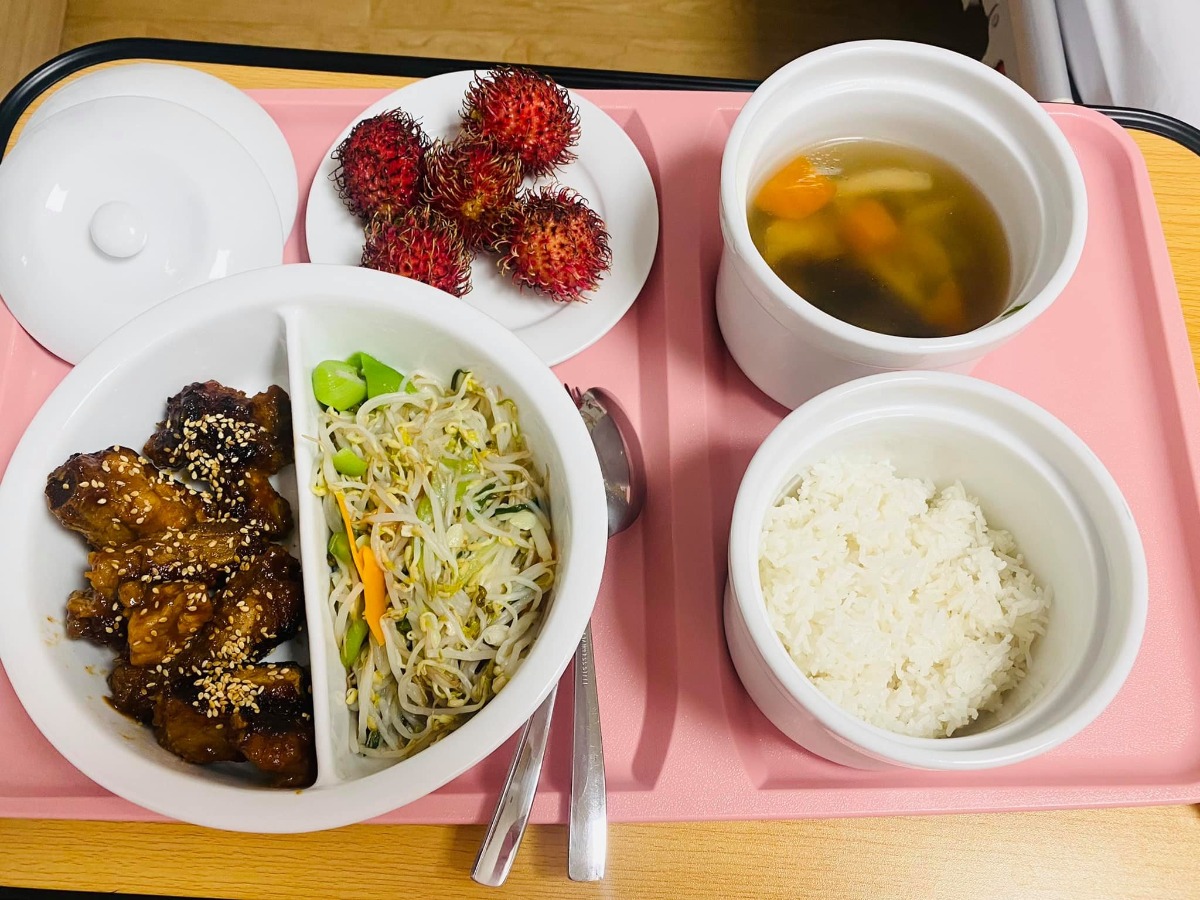 Chào các Mom 🤗
Con là Trâu đầu tháng 10. Con sanh mổ vào ngày 1/10/2021. 

Em xin review 1 chút về Hồng Ngọc cs Phúc Trường Minh . 

Các mẹ cứ yên tâm đi đẻ nha, chỉ cần vác mỗi chiếc bụng xinh iuu của các mẹ tới, còn đâu bệnh viện lo hết ạ . 😙

Em đăng kí đẻ thường , có dấu hiệu chuyển dạ nhưng rồi không sanh thường được phải chuyển sang mổ. 

Em được bác sĩ Quyền mổ cho ngày hôm đó. Vết mổ nhỏ xinh như đường chỉ, khô nhanh và rất lành vết mổ ạ . 

Em mổ đến ngày thứ 2, khi rút ống xông tiểu là em có thể đi lại nhẹ nhàng k nhiều đau đớn rùi😂

Có đau thì các mẹ gọi các cô y tá truyền giảm đau, hay đặt thuốc nha. 
Em nhanh lành vết mổ, ngày thứ 3 em đi lại bình thường được rùi. 
Đồ ăn bệnh viện siuu ngon lunn ạ, hôm nào em cũng ăn hết lunn 🤣

Bác sĩ nhiệt tình, ngày thăm khám 2 lần cho 2 mẹ con cẩn thận. 
Các cô y tá cũng siêu đáng iuu, nhẹ nhàng lắm, gia đình chỉ cần bấm chuông là các cô vào giúp ạ. 

Việc vệ sinh cho mẹ và bé em có đọc 1 số bài là k sạch sẽ lắm , nhưng nhà em thì em thấy okee, hoặc do bé nhà em sạch ít gây sẵn từ đầu nên em thấy bé đi tắm lúc nào cũng sạch sẽ hồng hào ạ :))

Nói chung, gia đình em rất ưng về dịch vụ ở Hồng Ngọc. Ở viện còn không muốn về lunn các mẹ ạ 🤣🤣