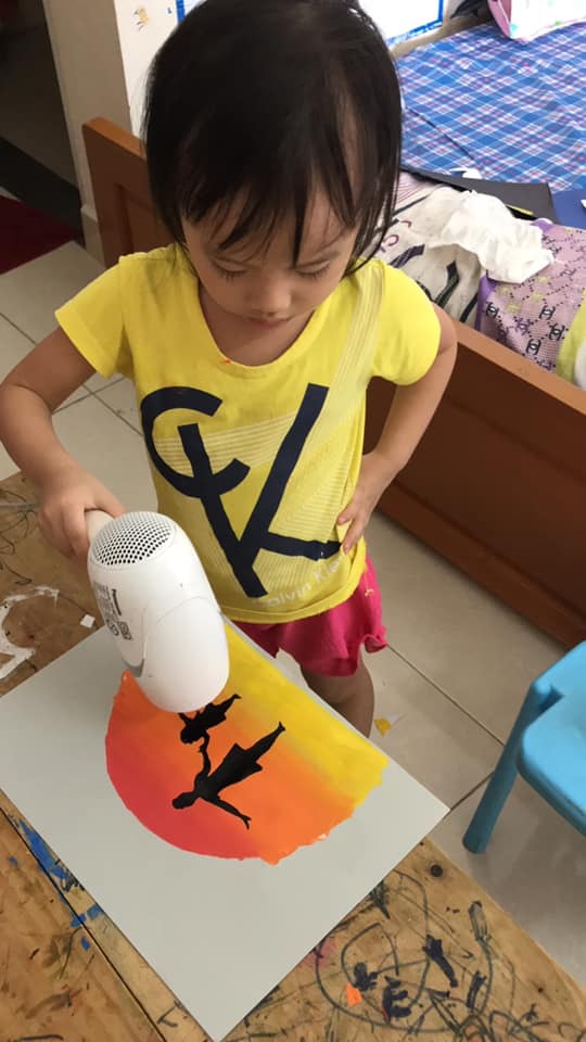 Gửi tặng đến các bà, các mẹ như lời chào, lời cảm ơn vì đã chia sẻ nhiều điều bổ ích, lí thú để mẹ con em học hỏi. 

Chúc các bà các mẹ một ngày lễ thật vui, mạnh khoẻ, bình an cùng gia đình vượt qua đại dịch. 

Không biết có mẹ nào như em không? Vì mong con vui vẻ, có nhiều trải nghiệm hơn mà trưa k ngủ, thức đêm mò hôm tìm rồi làm học liệu cho con. Bỏ quên đi bản thân để con mình lên trước. Rồi nhan sắc đi xuống, sức khoẻ cũng vì thế mà ảnh hưởng. Rồi em nhận ra khi mình không khoẻ chơi với con cũng chả vui. Không khoẻ cũng chả đủ sức chăm con. 

Khi mình không yêu mình cũng sẽ chẳng dạy con biết yêu bản thân nó. Em thấy mình đang cố quá. Và em dừng lại đặt câu hỏi: điều con cần thực sự là gì? Nếu nó biết để đổi lấy vài phút vui vẻ của nó mẹ nó đánh đổi nhiều thứ vậy liệu nó có thực sự cần những thứ đó không? 

Em chậm lại 1 nhịp và bắt đầu cân bằng lại giữa việc chăm con và chăm mình. Tuy chưa đâu vào đâu nhưng cũng đang thay đổi bản thân dần dần. 

Đồng hành cùng con là quá trình dài hơi không phải ngày một ngày hai nên bản thân mẹ cũng phải chuẩn bị thật tốt sức khoẻ, tâm lí và kiến thức. Mọi người hay nói là dắt ốc sên đi dạo. Em thấy đúng. Chầm chậm thôi nhưng nhất định tiến về phía trước.

Đấy là suy nghĩ và trải nghiệm của bản thân em có thể không đúng với người khác. Nhưng những gì em muốn nhắn nhủ là:  Phụ nữ à! Hãy thương lấy mình.