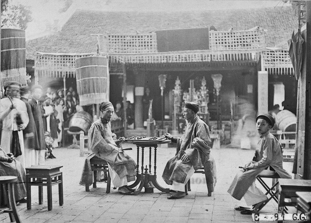 TẠI SAO BỐ MẸ TÔI LẠI ĐẶT TÊN TÔI LÀ NGUYỄN THỊ VIỆT HÀ CHỨ KHÔNG PHẢI NGUYỄN VIỆT HÀ?

Mỗi lần tôi gọi nhầm họ tên nhỏ bạn mà có chữ “Thị” là nó lại giãy nảy lên. Cũng không biết vì sao một đứa khác có cùng tên, cùng tên đệm, họ cũng giống tôi nốt (chỉ khác một điều tên tôi có thị còn tên nó thì không) lại cười tôi chỉ vì tên tôi có chữ “Thị”. Xong sau, chúng nó kêu không hiểu sao lại cho chữ “Thị” vào tên. “Không thấy thêm vào nghe ‘cuê’ hẳn à”. À, thế làm sao mà à, thế để kể cho nghe vì sao ngày xưa tên con trai thường “Văn”, tên con gái lại có “Thị” nhá.

Trước hết là về “Văn” đi nha, thì là khi tư tưởng cũ vẫn còn, chỉ có con trai là được đi học, đi thi. Chữ “Văn” có nghĩa là “người có đi học, người có học”. Nhưng mà kể cả thời xưa hay bây giờ thì ai cũng muốn “sống ảo” phải không, ai mà chả muốn được coi là người có học. Cha mẹ đặt tên con có chữ “Văn” với mong muốn con mình sau này được đi học đàng hoàng.

Đến cái hồi tôi đi học mà cần ví dụ về tên thì cô giáo cứ gọi đại là Nguyễn Văn A, Nguyễn Văn B,...

Tiếp đến là chữ “Thị”, cái này thì có nhiều cách lý giải hơn. Nói chung là cũng có nhiều cách giải thích theo hướng khác nhau. Đầu tiên, chữ “thị” là một từ Việt gốc Hán để chỉ phụ nữ nói chung. Ở Trung, họ thêm chữ “thị” sau họ của chồng của người phụ nữ để gọi họ. Đến Việt Nam, thì được dùng để thêm vào họ của cha để gọi.

Đến khi chữ Nôm được sử dụng rộng rãi thì chữ “thị” gắn trước tên riêng của một người phụ nữ như là: Thị Kính, Thị Mầu,...

(Bà tôi hay gọi tôi là Thị Mẹt)

Với tôi thì tôi thì vẫn cứ là thích hiểu nó theo nghĩa tốt đẹp. Sao phải tự làm xấu cái tên của mình. Chữ “Thị” trong người phụ nữ có thể hiểu theo cách chỉ sự đảm đang, ngoan hiền, chỉ cô gái biết quán xuyến việc nhà, giỏi nội trợ,...

Ngoài lề tí thì bà tôi kể lại là ở dòng họ tôi có một lời đồn từ lâu là con gái họ Nguyễn X (xin được giấu tên dòng họ) mà tên có chữ “Thị” thì sau này nhất định sẽ khổ, bởi vì cũng có nhiều người trong họ có số lận đận. Nhưng tôi thì không tin mấy, thôi thì số do mình định mà.

Tôi nghĩ rằng dù thế nào thì đó cũng là một phần trong bản sắc của dân tộc mình. Nên là thay vì “kì thị” thì cứ “enjoy” cái “moment” này thôi cứ gọi tôi là Nguyễn Thị Việt Hà!

p/s: À mà các bác đừng hỏi sao tên facebook tôi lại là Việt Hạ, sai lầm tuổi trẻ tí thôi, chứ tôi tên Hà, tôi nghĩ cái tên của mình cũng vào dạng không phải tên phổ biến lắm, thế nào đi học lại gặp đứa có tên y chang khác mỗi chữ "thị".

Tham khảo: bà kể lại + thieunien.vn
Ảnh: thieunien.vn