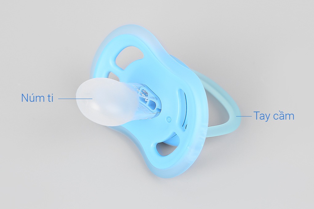 CÁCH CHO BÉ NGẬM NÚM GIẢ / TI GIẢ

Ở nước ngoài hầu như 100% các bé sinh ra đã được sử dụng ti giả, không những không có hại mà còn có tác dụng:

 - Giúp phát triển kỹ năng bú, mút và kể cả việc thở. 

 - Hỗ trợ sức khỏe răng miệng của em bé, chỉnh hình răng. Giúp phát triển cơ hàm, răng và nướu của bé 

- Và không thể thiếu chức năng trấn an bé 

HƯỚNG DẪN MỜI TI GIẢ:

- Hướng phần lõm của ty lên trên nướu và để bé ngậm

- Mẹ chỉ cần mớm ti còn lại để bé tự mút   
- Mẹ luyện cho bé giữ ti bằng cách khi bé đã ngậm rồi thì giả vờ kéo ra mà không kéo hẳn, cứ vài lần như  vậy rồi 10 phút sau lại tiếp tục. Sau vài hôm là bé giữ ổn định được.

THỜI HẠN SỬ DỤNG TI GIẢ: Các bạn nên thay ti giả 2 tháng/lần nhé.

HƯỚNG DẪN VỆ SINH: 

- Rửa sản phẩm với nước ấm và lau khô trước khi sử dụng lần đầu và sau mỗi lần sử dụng.

- Nên đóng nắp lại sau mỗi lần sử dụng để đảm bảo vệ sinh. 

Lưu ý: Thay thế sản phẩm ngay khi thấy dấu hiệu hư hỏng hoặc khiếm khuyết. Bảo quản, vệ sinh và sử dụng không đúng cách có thể gây tổn hại cho sản phẩm. Tránh để sản phẩm tiếp xúc trực tiếp với ánh nắng mặt trời hay bất kỳ nguồn nhiệt nào