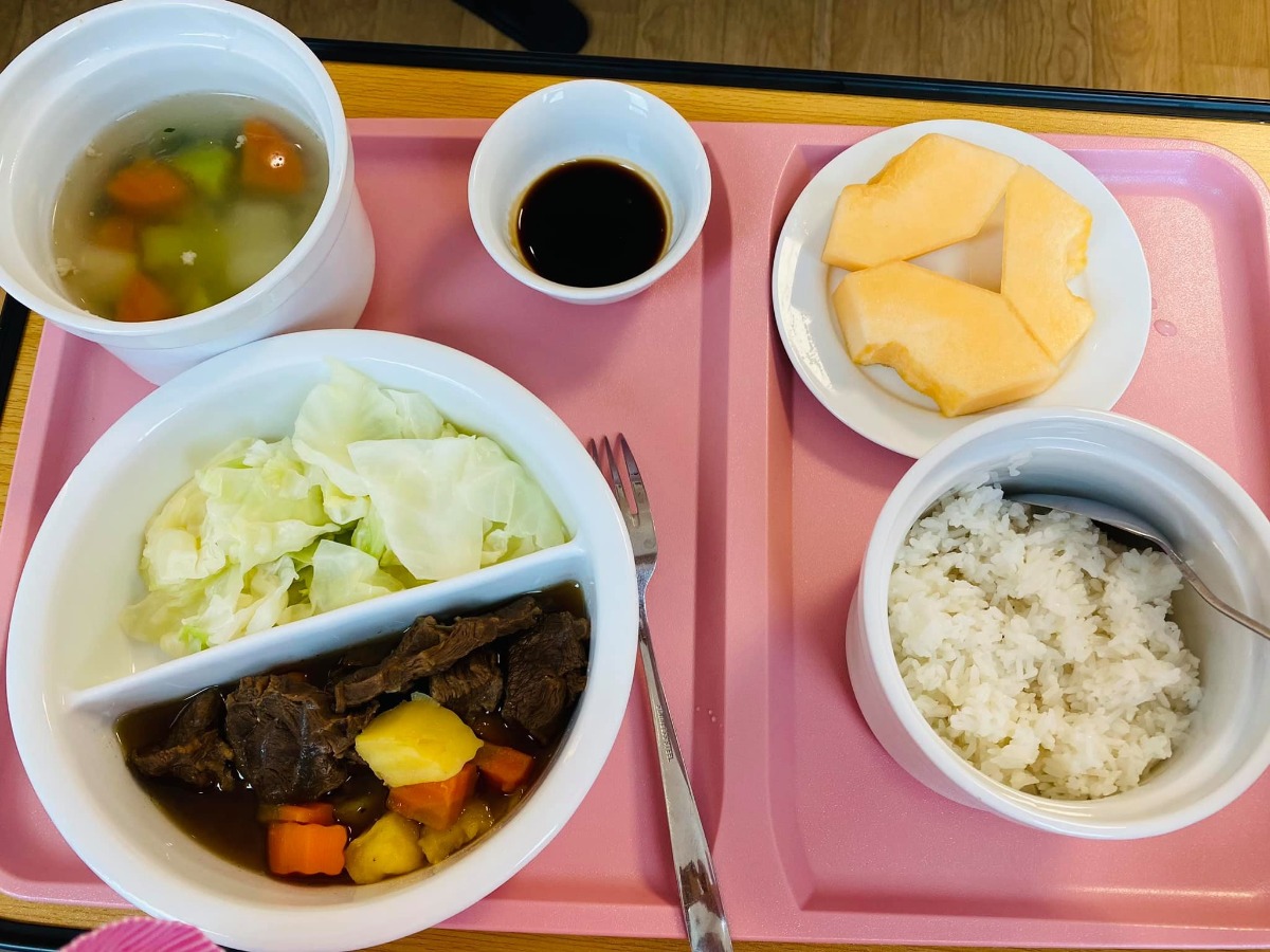 Chào các Mom 🤗
Con là Trâu đầu tháng 10. Con sanh mổ vào ngày 1/10/2021. 

Em xin review 1 chút về Hồng Ngọc cs Phúc Trường Minh . 

Các mẹ cứ yên tâm đi đẻ nha, chỉ cần vác mỗi chiếc bụng xinh iuu của các mẹ tới, còn đâu bệnh viện lo hết ạ . 😙

Em đăng kí đẻ thường , có dấu hiệu chuyển dạ nhưng rồi không sanh thường được phải chuyển sang mổ. 

Em được bác sĩ Quyền mổ cho ngày hôm đó. Vết mổ nhỏ xinh như đường chỉ, khô nhanh và rất lành vết mổ ạ . 

Em mổ đến ngày thứ 2, khi rút ống xông tiểu là em có thể đi lại nhẹ nhàng k nhiều đau đớn rùi😂

Có đau thì các mẹ gọi các cô y tá truyền giảm đau, hay đặt thuốc nha. 
Em nhanh lành vết mổ, ngày thứ 3 em đi lại bình thường được rùi. 
Đồ ăn bệnh viện siuu ngon lunn ạ, hôm nào em cũng ăn hết lunn 🤣

Bác sĩ nhiệt tình, ngày thăm khám 2 lần cho 2 mẹ con cẩn thận. 
Các cô y tá cũng siêu đáng iuu, nhẹ nhàng lắm, gia đình chỉ cần bấm chuông là các cô vào giúp ạ. 

Việc vệ sinh cho mẹ và bé em có đọc 1 số bài là k sạch sẽ lắm , nhưng nhà em thì em thấy okee, hoặc do bé nhà em sạch ít gây sẵn từ đầu nên em thấy bé đi tắm lúc nào cũng sạch sẽ hồng hào ạ :))

Nói chung, gia đình em rất ưng về dịch vụ ở Hồng Ngọc. Ở viện còn không muốn về lunn các mẹ ạ 🤣🤣