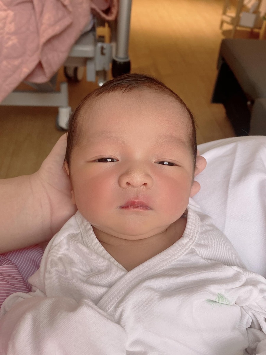 Chào các Mom 🤗
Con là Trâu đầu tháng 10. Con sanh mổ vào ngày 1/10/2021. 

Em xin review 1 chút về Hồng Ngọc cs Phúc Trường Minh . 

Các mẹ cứ yên tâm đi đẻ nha, chỉ cần vác mỗi chiếc bụng xinh iuu của các mẹ tới, còn đâu bệnh viện lo hết ạ . 😙

Em đăng kí đẻ thường , có dấu hiệu chuyển dạ nhưng rồi không sanh thường được phải chuyển sang mổ. 

Em được bác sĩ Quyền mổ cho ngày hôm đó. Vết mổ nhỏ xinh như đường chỉ, khô nhanh và rất lành vết mổ ạ . 

Em mổ đến ngày thứ 2, khi rút ống xông tiểu là em có thể đi lại nhẹ nhàng k nhiều đau đớn rùi😂

Có đau thì các mẹ gọi các cô y tá truyền giảm đau, hay đặt thuốc nha. 
Em nhanh lành vết mổ, ngày thứ 3 em đi lại bình thường được rùi. 
Đồ ăn bệnh viện siuu ngon lunn ạ, hôm nào em cũng ăn hết lunn 🤣

Bác sĩ nhiệt tình, ngày thăm khám 2 lần cho 2 mẹ con cẩn thận. 
Các cô y tá cũng siêu đáng iuu, nhẹ nhàng lắm, gia đình chỉ cần bấm chuông là các cô vào giúp ạ. 

Việc vệ sinh cho mẹ và bé em có đọc 1 số bài là k sạch sẽ lắm , nhưng nhà em thì em thấy okee, hoặc do bé nhà em sạch ít gây sẵn từ đầu nên em thấy bé đi tắm lúc nào cũng sạch sẽ hồng hào ạ :))

Nói chung, gia đình em rất ưng về dịch vụ ở Hồng Ngọc. Ở viện còn không muốn về lunn các mẹ ạ 🤣🤣