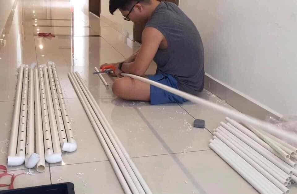 ĐÂY CÁC ÔNG BỐ TUYỆT VỜI NHÉ! ❤

Truyền cảm hứng từ các bài viết các ông bố làm nhà đồ chơi cho bé trong group. Xin giới thiệu vs cả nhà dự án đầu tay: cũi quây hàng rào làm từ ống nhựa PVC, vs chi phí <500k, thời gian làm trong 1 buổi.

Lúc đầu tính dùng tre để làm, nhưng ở tp khó kiếm/không có. Tuy nhiên sau khi dùng ống PVC này, kết quả vượt ngoài mong đợi về tính thẩm mỹ, an toàn, dễ làm và chắc chắn.

Dự là cái cũi quây hàng rào này sẽ giúp bé nhà mình biết đi nhanh hơn, rồi sau đó mình sẽ làm villa biệt thự cho bé sau ^^

I. Chuẩn bị:
- 5 ống phi 32, giá ~ 40k/ống
- 8 nối chữ T, phi 32 ~ 6k/cái
- 8 nối chữ L, phi 32 ~ 5k/cái
- 11 ống phi 20, giá ~ 16k/ống
- 32 con ốc vít nhỏ ~ 5k

II. Tiến hành làm

1.Làm khung từ ống 32

- Cắt đôi 4 ống (2.9m/ ống) thành 8 đoạn (1.45m/ đoạn)
- Khoan 16 lỗ, kích thước 20mm, khoảng cách các lỗ 9cm
- Cắt 1 ống thành 4 trụ (45cm/ trụ)

2.Làm thanh chắn từ ống 20:

- Cắt 11 ống phi 20 thành 64 đoạn, mỗi đoạn 48cm.

3.Lắp ráp

- Dùng 8 nối T và L ráp khung như hình
- Lắp các thanh chắn phi 20mm vào các lỗ.

4.Gia cố bằng ốc

- Bắt ốc và các khớp đầu nối và ống như hình

5.Vệ sinh trc khi dùng

Chúc các bạn có nhiều niềm vui khi tự làm một số món đồ cho gia đình!