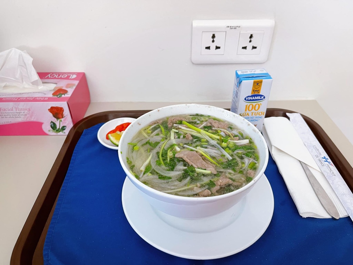 REVIEW ĐI ĐẺ MÙA DỊCH MỘT MÌNH 😍

Vì là mùa dịch nên hai mẹ con cháu phải ở cùng nhau hai mình 4 ngày liền 😆, nên mẹ cháu khá rảnh viết vài dòng review cho vui nhé các bác 🥰

Lần 1 mẹ cháu đẻ vinmec, Lần 2 này mẹ cháu đăng kí gói sinh mổ ở Việt Pháp để gửi gắm thân mình mùa dịch 🥰 , bởi tiện gần nhà , chi phi hợp lý hơn vinmec (so sánh hiện tại) và viện có chăm sóc mẹ và bé 24/24 nên mẹ thích chỉ cần vác bụng bầu đi đẻ thôi 😆 

✅ Mẹ Moon là được xếp ca mổ đầu tiên trong ngày 18/10. Ngày hôm trước em qua viện làm test nhanh 350k nên sáng 6h30 vào viện luôn, được cô y tá dẫn chọn phòng và tắm rửa sát khuẩn sạch sẽ, nằm nối truyền nước 1 lúc khoảng 8h là được đẩy phòng mổ r chu đáo. Phòng mổ của viện đẹp và sạch sẽ. Các cô y tá hỏi thăm mẹ liên tục và đặc biệt khi nằm sinh được luồn ống sưởi vào 2 bên tay ấm cực phê ( điểm này vinmec k có) 😍

✅ Mẹ Moon được bác sỹ Thu - Trưởng khoa sản mổ nên yên tâm, dù có thuốc tê nhưng mọi thao tác mẹ đều cảm nhận rõ ràng và rất nhanh. 8h56 bác đặt dao mổ bắt đầu thì 8h58 bé Moon “ oe oe “ 🥰
Các cô y tá nhanh chóng bế con cho mẹ nhìn ngắm thơm má, hai mẹ con khóc sướt mướt, cả phòng ai cũng khen tv bé xinh quá 😍 mẹ sướng nổ mũi luôn. Ê kíp mổ và gây tê ca của em rất ân cần chu đáo, điểm 10 ạ 👍🏻 
Sau đấy mẹ cháu đc đưa đến phòng hậu phẫu để theo dõi và vì mẹ đi sinh 1 mình nên các cô hỗ trợ bé Moon cũng được đưa đến để da kề da vs mẹ luôn. Nằm khoảng 2 tiếng hơn thì mẹ cùng con xuống ph nghỉ ngơi tiếp . 

✅ Phòng ở thì màu hồng cute và cực kì sạch sẽ. Mùa dịch nên các mẹ dc chọn phòng và được ở phòng riêng không mất thêm phí nếu ở 1 mình, Hàng ngày đều đc lau dọn cẩn thận liên tục. Đồ dùng cá nhân cho mẹ và bé cũng đc chuẩn bị vô cùng đầy đủ, váy mẹ màu hồng lên dáng cực yêu nữa (ảnh minh hoạ) 😆 

✅ Ở VP sau sinh 3 tiếng dc uống nc, 6 tiếng dc ăn mà chưa cần đánh hơi, ôi ăn bát cháo lúc đói sướng vô cùng ạ 😆  Buổi tối tầm 9h các cô đã hướng dẫn cho mẹ đứng lên đi lại, hôm sau là đã tắm rửa gội đầu thơm tho cả hai mẹ con đc r ^^ (viện có cả dịch vụ các cô tắm cho mẹ nhé, nhưng mẹ chỉ nhờ hỗ trợ ngày đầu hôm sau tự túc 🤣) Cần gì cứ bấm nút là các cô tới liền nên dù đi sinh một mình cũng thấy k vấn đề 😆

✅ Đồ ăn ngon lắm ạ, ngày nào mẹ Moon cũng order đủ 5 bữa, chưa kể gọi thêm món :”> ngày nào cũng canh giờ ăn đến rồi để ngồi chén sạch hihi

Đến hiện tại thì mẹ cháu r hài lòng và hai mẹ con cháu tiếp tục tận hưởng 3 ngày nữa đây ạ 🥰 chúc các mẹ đi sinh mùa dịch an toàn và vui vẻ nha. Yêu thương nhiềuuu ạ hihi 😘😘