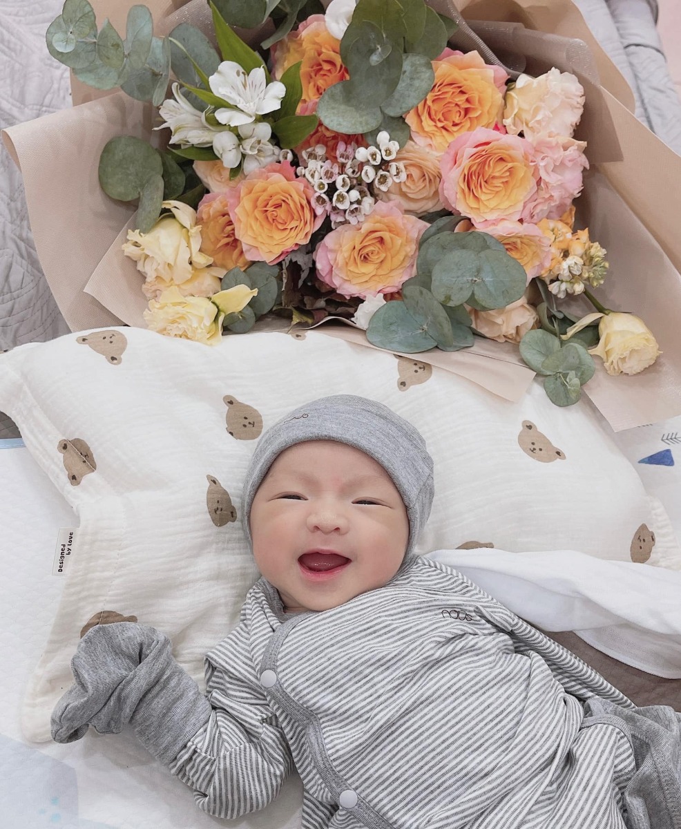 Chào các Mom 🤗
Con là Trâu đầu tháng 10. Con sanh mổ vào ngày 1/10/2021. 

Em xin review 1 chút về Hồng Ngọc cs Phúc Trường Minh . 

Các mẹ cứ yên tâm đi đẻ nha, chỉ cần vác mỗi chiếc bụng xinh iuu của các mẹ tới, còn đâu bệnh viện lo hết ạ . 😙

Em đăng kí đẻ thường , có dấu hiệu chuyển dạ nhưng rồi không sanh thường được phải chuyển sang mổ. 

Em được bác sĩ Quyền mổ cho ngày hôm đó. Vết mổ nhỏ xinh như đường chỉ, khô nhanh và rất lành vết mổ ạ . 

Em mổ đến ngày thứ 2, khi rút ống xông tiểu là em có thể đi lại nhẹ nhàng k nhiều đau đớn rùi😂

Có đau thì các mẹ gọi các cô y tá truyền giảm đau, hay đặt thuốc nha. 
Em nhanh lành vết mổ, ngày thứ 3 em đi lại bình thường được rùi. 
Đồ ăn bệnh viện siuu ngon lunn ạ, hôm nào em cũng ăn hết lunn 🤣

Bác sĩ nhiệt tình, ngày thăm khám 2 lần cho 2 mẹ con cẩn thận. 
Các cô y tá cũng siêu đáng iuu, nhẹ nhàng lắm, gia đình chỉ cần bấm chuông là các cô vào giúp ạ. 

Việc vệ sinh cho mẹ và bé em có đọc 1 số bài là k sạch sẽ lắm , nhưng nhà em thì em thấy okee, hoặc do bé nhà em sạch ít gây sẵn từ đầu nên em thấy bé đi tắm lúc nào cũng sạch sẽ hồng hào ạ :))

Nói chung, gia đình em rất ưng về dịch vụ ở Hồng Ngọc. Ở viện còn không muốn về lunn các mẹ ạ 🤣🤣