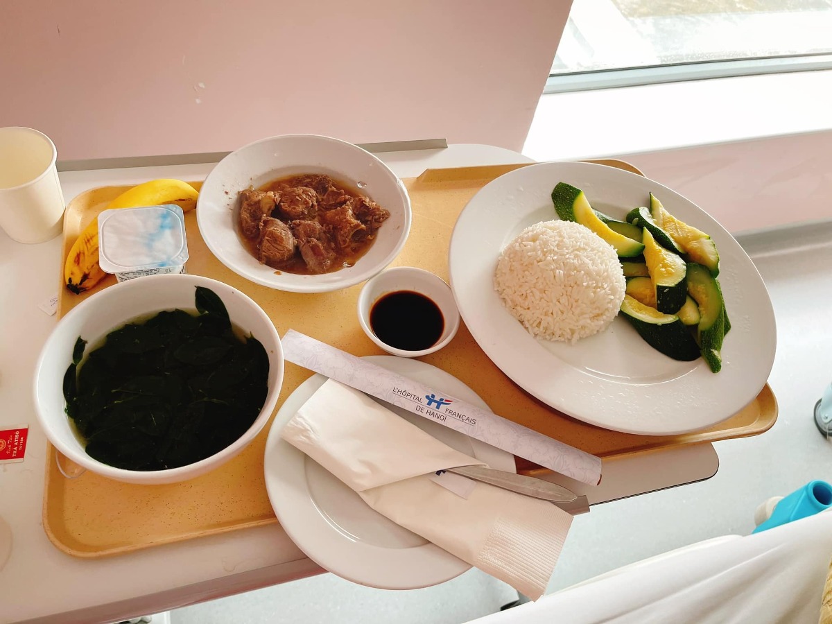 REVIEW ĐI ĐẺ MÙA DỊCH MỘT MÌNH 😍

Vì là mùa dịch nên hai mẹ con cháu phải ở cùng nhau hai mình 4 ngày liền 😆, nên mẹ cháu khá rảnh viết vài dòng review cho vui nhé các bác 🥰

Lần 1 mẹ cháu đẻ vinmec, Lần 2 này mẹ cháu đăng kí gói sinh mổ ở Việt Pháp để gửi gắm thân mình mùa dịch 🥰 , bởi tiện gần nhà , chi phi hợp lý hơn vinmec (so sánh hiện tại) và viện có chăm sóc mẹ và bé 24/24 nên mẹ thích chỉ cần vác bụng bầu đi đẻ thôi 😆 

✅ Mẹ Moon là được xếp ca mổ đầu tiên trong ngày 18/10. Ngày hôm trước em qua viện làm test nhanh 350k nên sáng 6h30 vào viện luôn, được cô y tá dẫn chọn phòng và tắm rửa sát khuẩn sạch sẽ, nằm nối truyền nước 1 lúc khoảng 8h là được đẩy phòng mổ r chu đáo. Phòng mổ của viện đẹp và sạch sẽ. Các cô y tá hỏi thăm mẹ liên tục và đặc biệt khi nằm sinh được luồn ống sưởi vào 2 bên tay ấm cực phê ( điểm này vinmec k có) 😍

✅ Mẹ Moon được bác sỹ Thu - Trưởng khoa sản mổ nên yên tâm, dù có thuốc tê nhưng mọi thao tác mẹ đều cảm nhận rõ ràng và rất nhanh. 8h56 bác đặt dao mổ bắt đầu thì 8h58 bé Moon “ oe oe “ 🥰
Các cô y tá nhanh chóng bế con cho mẹ nhìn ngắm thơm má, hai mẹ con khóc sướt mướt, cả phòng ai cũng khen tv bé xinh quá 😍 mẹ sướng nổ mũi luôn. Ê kíp mổ và gây tê ca của em rất ân cần chu đáo, điểm 10 ạ 👍🏻 
Sau đấy mẹ cháu đc đưa đến phòng hậu phẫu để theo dõi và vì mẹ đi sinh 1 mình nên các cô hỗ trợ bé Moon cũng được đưa đến để da kề da vs mẹ luôn. Nằm khoảng 2 tiếng hơn thì mẹ cùng con xuống ph nghỉ ngơi tiếp . 

✅ Phòng ở thì màu hồng cute và cực kì sạch sẽ. Mùa dịch nên các mẹ dc chọn phòng và được ở phòng riêng không mất thêm phí nếu ở 1 mình, Hàng ngày đều đc lau dọn cẩn thận liên tục. Đồ dùng cá nhân cho mẹ và bé cũng đc chuẩn bị vô cùng đầy đủ, váy mẹ màu hồng lên dáng cực yêu nữa (ảnh minh hoạ) 😆 

✅ Ở VP sau sinh 3 tiếng dc uống nc, 6 tiếng dc ăn mà chưa cần đánh hơi, ôi ăn bát cháo lúc đói sướng vô cùng ạ 😆  Buổi tối tầm 9h các cô đã hướng dẫn cho mẹ đứng lên đi lại, hôm sau là đã tắm rửa gội đầu thơm tho cả hai mẹ con đc r ^^ (viện có cả dịch vụ các cô tắm cho mẹ nhé, nhưng mẹ chỉ nhờ hỗ trợ ngày đầu hôm sau tự túc 🤣) Cần gì cứ bấm nút là các cô tới liền nên dù đi sinh một mình cũng thấy k vấn đề 😆

✅ Đồ ăn ngon lắm ạ, ngày nào mẹ Moon cũng order đủ 5 bữa, chưa kể gọi thêm món :”> ngày nào cũng canh giờ ăn đến rồi để ngồi chén sạch hihi

Đến hiện tại thì mẹ cháu r hài lòng và hai mẹ con cháu tiếp tục tận hưởng 3 ngày nữa đây ạ 🥰 chúc các mẹ đi sinh mùa dịch an toàn và vui vẻ nha. Yêu thương nhiềuuu ạ hihi 😘😘