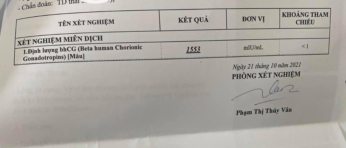 Mọi người ơi. E kinh nguyệt k đều, ckk dài 50-55 ngày. E tự canh trứng đc 2 vạch đậm là vc e quan hệ lần cuối cùng là ngày 29,30/9 và 2/10 . Và time đó đến nay e thử que có lên vạch mờ đến nay cũng đã lên vạch đậm. Đi siêu âm nhưng chưa thấy gì. Xét nghiệm beta lên 206 . Nhưng chờ ngày siêu âm để xem thai vào tổ chưa. Thì tối qua em bị ra chút xíu máu tươi ở quần lót. Em lo quá. Chờ đến sáng e có thử que vẫn lên vạch đậm. Sợ bị xẩy thai nên sáng nay em đã đi khám. Kết quả là có túi thai nhưng bị nằm ở đáy tử cung lệch phải ạ. Bs nói em về nghỉ ngơi để theo dõi thêm. Còn bảo nếu đi khám sớm thì nằm ngoài tử cung có thể điều trị sớm để bỏ. Còn bây giờ nó vào trong tử cung r nhưng nằm ở góc gần ngoài tử cung. Nên rất khó xử lý. Mn đã ai từng bị như em chưa. Có ai giống em nhưng thai vẫn sẽ di chuyển vào trong lòng tử cung k ạ? Hãy nói cho em k lo lắng đi ạ. E mong con 2 năm rồi chưa có bé nào gặp nv e lo quá các mom ạ.