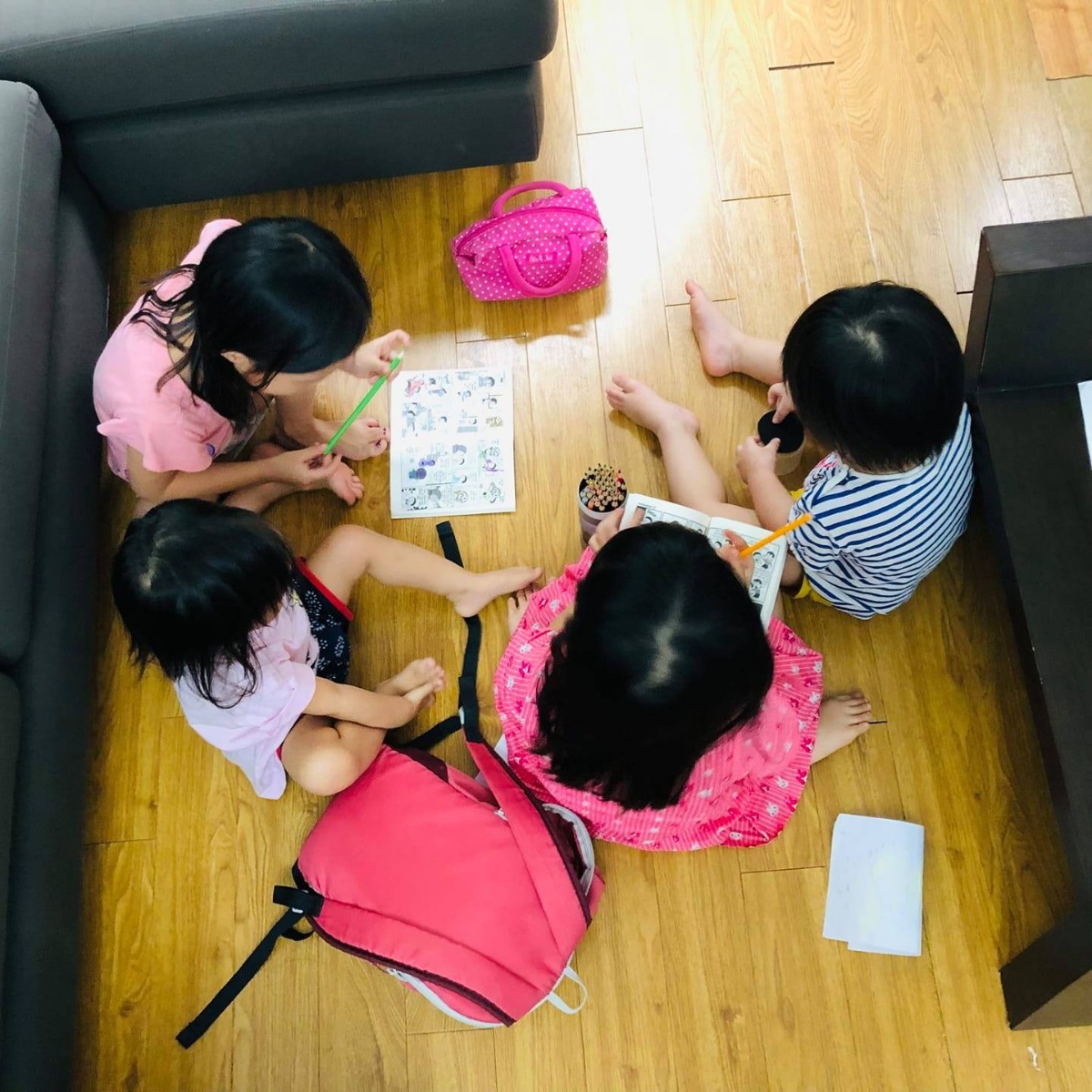 REVIEW TỪ ĐIỂN TIẾNG VIỆT CỦA MỘT NGƯỜI MỸ ĐI DU LỊCH Ở VIỆT NAM 🤣🤣
(Được tìm thấy trong sổ tay của một du khách Mỹ đánh rơi trên bãi biển Đà nẵng, Việt Nam).

- Ăn đi: Không có nghĩa là vừa ăn vừa đi mà chỉ nhắc nhở ai đó ăn mạnh vào.
- Ăn mặc: Không có ăn chi cả mà chỉ có mặc không thôi.
- Ăn nói: Cũng không ăn chi cả mà chỉ nói không thôi.
- Buồn cười: Không có buồn gì cả mà chỉ có cười không mà thôi.
- Cà lăm, Cà nhắc, Cà chớn, Cà khịa, Cà rịch, Cà tang: Không phải những loại Cà để ăn, mà những tật không hay của người ta.
- Đánh Giày: Không phải là phang, đ.ánh, đ.ập, đá vào Giày mà là "o bế ", làm đẹp cho Giày.
- Đánh Răng: Không phải là đ.ánh, đ.ập. . cho răng đau, mà dùng bàn chải và kem làm cho sạch răng mà thôi.
- Đi Cầu: Là đi vô toilet chứ không phải lái xe hay chạy qua cầu đâu.
- Hai Vợ Chồng: Không có nghĩa là 2 Vợ 1 Chồng mà chỉ có 1 Vợ 1 Chồng thôi.
- Hai Ông Bà: Không có nghĩa là 2 Ông 1 Bà, mà chỉ có 1 Ông 1 Bà thôi.
- Làm thinh: Không có làm việc gì cả mà chỉ yên lặng, không nói năng chi hết.
- Làm biếng: Cũng không có làm chi hết mà chỉ chơi không mà thôi.
- La cà: không la rầy ai cả mà rề rà (?) ghé chỗ này chỗ kia.
- Làm răng (mần răng): Làm thế nào chứ không phải đi chữa Răng đau đâu.
- Ngâm thơ: Không phải là đem lá thơ ngâm vô nước, mà là đọc kéo từng chữ cho dài ra, cho người ta nghe hay hay.
- Nhà tôi: Không phải là cái nhà để ở mà NGƯỜI BẠN ĐỜI hay MỘT NỬA KIA của mình.
- Nhà thơ, nhà văn, nhà báo: Không có nghĩa là nhà để chứa những bài thơ, bài văn hay báo chí, mà là chỉ người làm thơ, viết văn, viết báo...
- Ông Sui: Là Ba mình gọi Ba của vợ mình, chứ không có nghĩa là " Mr. Unlucky" đâu.
- Tục ngữ: Không phải là những lời thô tục, mà là những lời dạy dỗ quý báu trong dân gian.

Cảm thấy tự hào khi nói thành thạo một trong những ngôn ngữ khó nhất thế giới =)))

Cre: Vương Phúc.

Đấy học đi các con 🤣