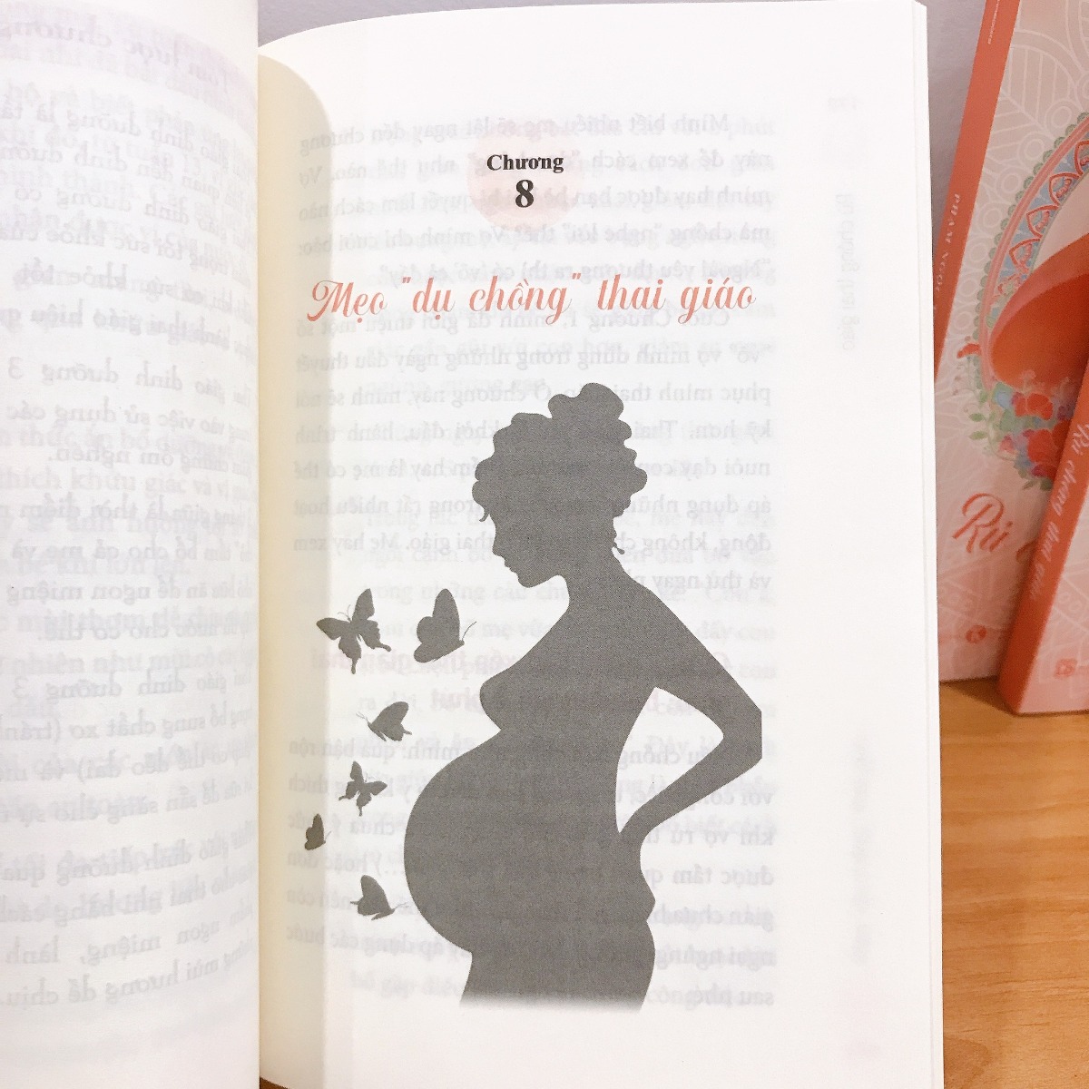 RA MẮT SÁCH "RỦ CHỒNG THAI GIÁO"

“Em làm gì vậy?”

“Em đang cho con nghe nhạc!!!”

Miệng mình há hốc, không thể bày tỏ hết sự ngạc nhiên khi vợ mình, đang bầu tháng thứ tư, mở nhạc Mozart trên YouTube rồi để điện thoại cạnh bụng cho “ông nhõi” nhà mình, lúc đó còn chưa chịu máy cho mẹ yên lòng, nghe nhạc.

“Hả, em nghe hay con nghe? Nó mới chưa được 4 tháng, đã biết gì đâu mà nghe?”

“Thế mà biết đấy anh ạ, chỉ có anh là chưa biết về thai giáo thôi!”

“Thai giáo á? Môn gì vậy? Sao anh chưa thấy bao giờ?”

Nếu các mẹ cũng như mình, lần đầu nghe về khái niệm thai giáo, thì xin được chúc mừng mẹ đã tới đúng chỗ.

Ở thời điểm gần 2 năm trước khi viết những dòng đầu tiên của cuốn sách này, thai giáo thật khó hiểu với cả hai vợ chồng mình. Mỗi tối, mình lại thấy vợ lên YouTube, tìm nhạc bà bầu để mở cho con nghe. Rồi mình lại thấy vợ xem ảnh các em bé đáng yêu, nhắm mắt tưởng tượng bé Heo (con của tụi mình) sau này sinh ra cũng sẽ dễ thương như vậy.

Mang bầu bé Heo là thời điểm lần đầu tiên hai vợ chồng mình được tiếp xúc với thai giáo, mọi thứ thật mơ hồ, lạ lẫm. Lúc ấy, cá nhân mình vẫn chưa tin thai giáo có tác dụng thực sự. Chính vợ mình là người đã rủ và thuyết phục mình thai giáo cho con mỗi ngày.  

Tụi mình bắt đầu thai giáo cho con bằng những hoạt động dễ làm như nghe nhạc, xoa bụng nói chuyện với con, đi dạo ngắm cảnh… Dần dần sau này mình mới hiểu ra rằng nếu muốn rủ chồng thai giáo, các mẹ sẽ cần làm cùng chồng những hoạt động hết sức đơn giản.

Mình chỉ thực sự tin thai giáo có tác dụng sau khi Heo ra đời. Trộm vía, Heo đã biết phân biệt ngày đêm từ rất sớm, ăn ngoan, ngủ ngoan theo lịch mà không cần luyện EASY, có khả năng tự ngủ tốt, không cần bế ru, dỗ dành. 

Bất ngờ hơn, Heo nhận ra và biết nhún nhảy theo điệu nhạc của bài hát thai giáo mà trước đây vợ mình hay nghe. Heo có khả năng cảm thụ âm nhạc rất tốt, hài hước, vui vẻ và thể hiện hứng thú với đàn piano ở thời điểm 1 tuổi rưỡi.

Vẫn còn quá sớm để nói được điều gì về tác dụng của thai giáo đối với bé Heo nhà mình, nhưng có thể chắc chắn một điều rằng thai nhi có thể cảm nhận, hiểu và ghi nhớ những hành động (thai giáo) của bố mẹ.

Trở lại thời điểm vợ mình mang bầu, việc nghe nhạc thai giáo trên YouTube có khá nhiều bất tiện, hơn nữa, thai giáo không chỉ có nghe nhạc. Sẵn nghề làm phần mềm, mình quyết định sẽ viết ứng dụng thai giáo trên điện thoại cho vợ dùng, giúp thai giáo dễ dàng hơn và có thể làm mỗi ngày.

Nếu mẹ đang bắt đầu tìm hiểu về thai giáo thì cũng sẽ giống như tụi mình khi bắt đầu thiết kế những bài thực hành thai giáo đầu tiên. Cảm giác ban đầu là choáng ngợp trước những thông tin trên mạng, có quá nhiều thứ hỗn độn, quá nhiều định nghĩa mà đa phần đọc xong không biết bắt đầu ra sao, không biết tối nay nên thai giáo cho con bằng hình thức nào…

Tụi mình đặt tên ứng dụng là Mamibabi. Ở thời điểm viết cuốn sách này, Mamibabi đã được hơn 150,000 mẹ bầu trên khắp Việt Nam sử dụng thai giáo cho con mỗi ngày.

Thông qua việc phân tích hành vi cũng như tìm hiểu tâm lý, mong muốn của bố mẹ trong quá trình thai giáo cho con bằng Mamibabi, mình viết cuốn sách này theo một góc nhìn hoàn toàn mới lạ, khác biệt so với những tài liệu về thai giáo mẹ có thể tìm thấy.

Thai giáo thực ra rất đơn giản. Những bài tập trong sách cũng rất dễ làm, đọc xong mẹ có thể nắm bắt và thực hành được ngay. 

Quan trọng hơn cả, từ góc nhìn của một ông bố, một người chồng, các mẹ sẽ nắm được cách để “lôi kéo” chồng mình tham gia vào việc thai giáo, chăm sóc vợ khi bầu, cũng như việc nuôi dạy con cái sau này.

Cuốn sách còn chứa đựng những câu chuyện thú vị về hành trình thai giáo; những tâm sự, nỗi niềm, trăn trở vô cùng đa dạng của các ông bố, bà mẹ với những hoàn cảnh khác nhau. Duy chỉ có một điều không khác, dù trong hoàn cảnh nào, đó là tình yêu thương vô bờ bến mà các ông bố, bà mẹ dành cho đứa con trong bụng của họ.

Mình chỉ là một ông bố bình thường như bao ông bố khác, từng dành nhiều thời gian cho công việc hơn gia đình. Bé Heo nhà mình cũng không có gì nổi trội đặc biệt. Mong muốn của mình khi làm Mamibabi và viết cuốn sách này chỉ đơn giản là cùng vợ dành thêm thời gian cho việc nuôi dạy con cái.

Mình mong rằng với những kinh nghiệm từ hai vợ chồng mình, trực tiếp làm ra ứng dụng Mamibabi và viết nên cuốn sách này để dùng cho con mình, nó sẽ khác biệt và thực tế hơn so với những gì bạn có thể tìm thấy.

Cuối cùng, chỉ cần bạn dành thời gian và tình yêu cho đứa con của bạn trong bụng thì em bé chắc chắn sẽ phát triển theo đúng mong ước của bạn.

Chúc bạn thai giáo hiệu quả và có một hành trình làm mẹ tuyệt vời!

Bạn có thể đặt mua sách tại link dưới đây, sách tặng kèm 10 tranh tô màu thai giáo mỹ thuật cực hấp dẫn:

- Mua trên TIKI: https://shorten.asia/xeffzV1Y
- Mua trên Shopee: https://shorten.asia/AsKC7CTC

Phạm Ngọc Thắng
CEO Mamibabi