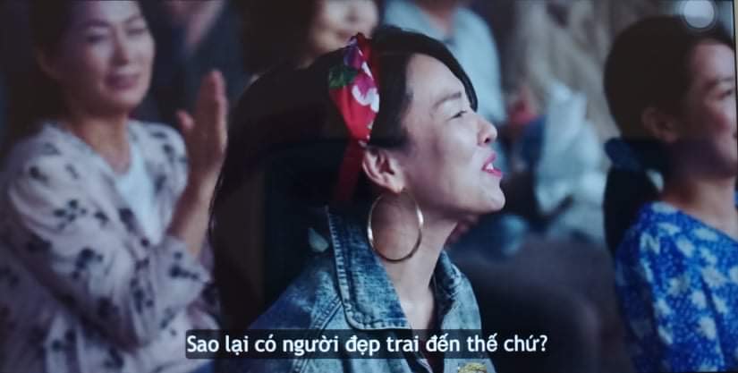 THAI GIÁO NHƯ MẸ BO RA CỦA “HOMETOWN CHA CHA CHA” 

Có mẹ nào cũng xem phim “Hometown cha cha cha” – “Điệu cha cha cha làng biển” không ạ? Các mẹ còn nhớ tập 6 của phim chứ? 

Trong lễ hội âm nhạc, khi nhìn thấy ban nhạc DOS biểu diễn, một người hàng xóm đã nói với nhân vật mẹ Bo Ra rằng: “Sao lại có người đẹp trai đến thế chứ?”. Và mẹ Bo Ra đã đáp lại: “Đúng vậy ạ, thật là bổ ích cho thai giáo. Hạt Cơm à, nhìn kỹ nhé con”. 

Mẹ Bo Ra nói rất đúng đó ạ, ngắm những chàng trai đẹp chính là một hình thức thai giáo mỹ thuật và cảm xúc. Vì vậy nếu các mẹ có thần tượng ca sĩ, diễn viên nào đẹp trai thì hãy cứ ngắm mỗi ngày nhé ạ :D. Nếu chồng có hỏi thì bảo là “Em đang thai giáo cho con”. Mình nói vui chút vậy thôi, phim “Hometown cha cha cha” với nội dung vui vẻ và ấm áp tình người cũng rất phù hợp để làm phim thai giáo đó ạ. 

Mình hy vọng rằng các mẹ sẽ thấy rằng thai giáo là những điều bình dị, gần gũi, giản đơn và dễ áp dụng, chứ không phải là những điều “đao to búa lớn” như nhiều người thường nghĩ.

#hometownchachacha 
#thaigiao #thai_giáo #thaigiáo #mangthai #babau