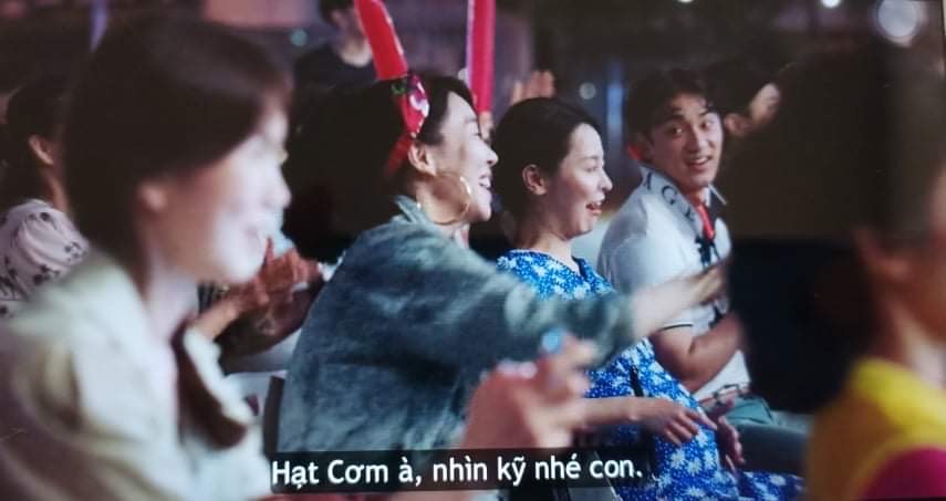 THAI GIÁO NHƯ MẸ BO RA CỦA “HOMETOWN CHA CHA CHA” 

Có mẹ nào cũng xem phim “Hometown cha cha cha” – “Điệu cha cha cha làng biển” không ạ? Các mẹ còn nhớ tập 6 của phim chứ? 

Trong lễ hội âm nhạc, khi nhìn thấy ban nhạc DOS biểu diễn, một người hàng xóm đã nói với nhân vật mẹ Bo Ra rằng: “Sao lại có người đẹp trai đến thế chứ?”. Và mẹ Bo Ra đã đáp lại: “Đúng vậy ạ, thật là bổ ích cho thai giáo. Hạt Cơm à, nhìn kỹ nhé con”. 

Mẹ Bo Ra nói rất đúng đó ạ, ngắm những chàng trai đẹp chính là một hình thức thai giáo mỹ thuật và cảm xúc. Vì vậy nếu các mẹ có thần tượng ca sĩ, diễn viên nào đẹp trai thì hãy cứ ngắm mỗi ngày nhé ạ :D. Nếu chồng có hỏi thì bảo là “Em đang thai giáo cho con”. Mình nói vui chút vậy thôi, phim “Hometown cha cha cha” với nội dung vui vẻ và ấm áp tình người cũng rất phù hợp để làm phim thai giáo đó ạ. 

Mình hy vọng rằng các mẹ sẽ thấy rằng thai giáo là những điều bình dị, gần gũi, giản đơn và dễ áp dụng, chứ không phải là những điều “đao to búa lớn” như nhiều người thường nghĩ.

#hometownchachacha 
#thaigiao #thai_giáo #thaigiáo #mangthai #babau