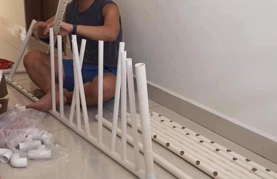 ĐÂY CÁC ÔNG BỐ TUYỆT VỜI NHÉ! ❤

Truyền cảm hứng từ các bài viết các ông bố làm nhà đồ chơi cho bé trong group. Xin giới thiệu vs cả nhà dự án đầu tay: cũi quây hàng rào làm từ ống nhựa PVC, vs chi phí <500k, thời gian làm trong 1 buổi.

Lúc đầu tính dùng tre để làm, nhưng ở tp khó kiếm/không có. Tuy nhiên sau khi dùng ống PVC này, kết quả vượt ngoài mong đợi về tính thẩm mỹ, an toàn, dễ làm và chắc chắn.

Dự là cái cũi quây hàng rào này sẽ giúp bé nhà mình biết đi nhanh hơn, rồi sau đó mình sẽ làm villa biệt thự cho bé sau ^^

I. Chuẩn bị:
- 5 ống phi 32, giá ~ 40k/ống
- 8 nối chữ T, phi 32 ~ 6k/cái
- 8 nối chữ L, phi 32 ~ 5k/cái
- 11 ống phi 20, giá ~ 16k/ống
- 32 con ốc vít nhỏ ~ 5k

II. Tiến hành làm

1.Làm khung từ ống 32

- Cắt đôi 4 ống (2.9m/ ống) thành 8 đoạn (1.45m/ đoạn)
- Khoan 16 lỗ, kích thước 20mm, khoảng cách các lỗ 9cm
- Cắt 1 ống thành 4 trụ (45cm/ trụ)

2.Làm thanh chắn từ ống 20:

- Cắt 11 ống phi 20 thành 64 đoạn, mỗi đoạn 48cm.

3.Lắp ráp

- Dùng 8 nối T và L ráp khung như hình
- Lắp các thanh chắn phi 20mm vào các lỗ.

4.Gia cố bằng ốc

- Bắt ốc và các khớp đầu nối và ống như hình

5.Vệ sinh trc khi dùng

Chúc các bạn có nhiều niềm vui khi tự làm một số món đồ cho gia đình!