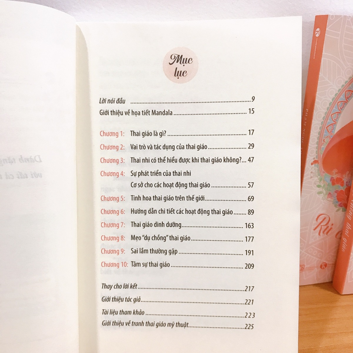 RA MẮT SÁCH "RỦ CHỒNG THAI GIÁO"

“Em làm gì vậy?”

“Em đang cho con nghe nhạc!!!”

Miệng mình há hốc, không thể bày tỏ hết sự ngạc nhiên khi vợ mình, đang bầu tháng thứ tư, mở nhạc Mozart trên YouTube rồi để điện thoại cạnh bụng cho “ông nhõi” nhà mình, lúc đó còn chưa chịu máy cho mẹ yên lòng, nghe nhạc.

“Hả, em nghe hay con nghe? Nó mới chưa được 4 tháng, đã biết gì đâu mà nghe?”

“Thế mà biết đấy anh ạ, chỉ có anh là chưa biết về thai giáo thôi!”

“Thai giáo á? Môn gì vậy? Sao anh chưa thấy bao giờ?”

Nếu các mẹ cũng như mình, lần đầu nghe về khái niệm thai giáo, thì xin được chúc mừng mẹ đã tới đúng chỗ.

Ở thời điểm gần 2 năm trước khi viết những dòng đầu tiên của cuốn sách này, thai giáo thật khó hiểu với cả hai vợ chồng mình. Mỗi tối, mình lại thấy vợ lên YouTube, tìm nhạc bà bầu để mở cho con nghe. Rồi mình lại thấy vợ xem ảnh các em bé đáng yêu, nhắm mắt tưởng tượng bé Heo (con của tụi mình) sau này sinh ra cũng sẽ dễ thương như vậy.

Mang bầu bé Heo là thời điểm lần đầu tiên hai vợ chồng mình được tiếp xúc với thai giáo, mọi thứ thật mơ hồ, lạ lẫm. Lúc ấy, cá nhân mình vẫn chưa tin thai giáo có tác dụng thực sự. Chính vợ mình là người đã rủ và thuyết phục mình thai giáo cho con mỗi ngày.  

Tụi mình bắt đầu thai giáo cho con bằng những hoạt động dễ làm như nghe nhạc, xoa bụng nói chuyện với con, đi dạo ngắm cảnh… Dần dần sau này mình mới hiểu ra rằng nếu muốn rủ chồng thai giáo, các mẹ sẽ cần làm cùng chồng những hoạt động hết sức đơn giản.

Mình chỉ thực sự tin thai giáo có tác dụng sau khi Heo ra đời. Trộm vía, Heo đã biết phân biệt ngày đêm từ rất sớm, ăn ngoan, ngủ ngoan theo lịch mà không cần luyện EASY, có khả năng tự ngủ tốt, không cần bế ru, dỗ dành. 

Bất ngờ hơn, Heo nhận ra và biết nhún nhảy theo điệu nhạc của bài hát thai giáo mà trước đây vợ mình hay nghe. Heo có khả năng cảm thụ âm nhạc rất tốt, hài hước, vui vẻ và thể hiện hứng thú với đàn piano ở thời điểm 1 tuổi rưỡi.

Vẫn còn quá sớm để nói được điều gì về tác dụng của thai giáo đối với bé Heo nhà mình, nhưng có thể chắc chắn một điều rằng thai nhi có thể cảm nhận, hiểu và ghi nhớ những hành động (thai giáo) của bố mẹ.

Trở lại thời điểm vợ mình mang bầu, việc nghe nhạc thai giáo trên YouTube có khá nhiều bất tiện, hơn nữa, thai giáo không chỉ có nghe nhạc. Sẵn nghề làm phần mềm, mình quyết định sẽ viết ứng dụng thai giáo trên điện thoại cho vợ dùng, giúp thai giáo dễ dàng hơn và có thể làm mỗi ngày.

Nếu mẹ đang bắt đầu tìm hiểu về thai giáo thì cũng sẽ giống như tụi mình khi bắt đầu thiết kế những bài thực hành thai giáo đầu tiên. Cảm giác ban đầu là choáng ngợp trước những thông tin trên mạng, có quá nhiều thứ hỗn độn, quá nhiều định nghĩa mà đa phần đọc xong không biết bắt đầu ra sao, không biết tối nay nên thai giáo cho con bằng hình thức nào…

Tụi mình đặt tên ứng dụng là Mamibabi. Ở thời điểm viết cuốn sách này, Mamibabi đã được hơn 150,000 mẹ bầu trên khắp Việt Nam sử dụng thai giáo cho con mỗi ngày.

Thông qua việc phân tích hành vi cũng như tìm hiểu tâm lý, mong muốn của bố mẹ trong quá trình thai giáo cho con bằng Mamibabi, mình viết cuốn sách này theo một góc nhìn hoàn toàn mới lạ, khác biệt so với những tài liệu về thai giáo mẹ có thể tìm thấy.

Thai giáo thực ra rất đơn giản. Những bài tập trong sách cũng rất dễ làm, đọc xong mẹ có thể nắm bắt và thực hành được ngay. 

Quan trọng hơn cả, từ góc nhìn của một ông bố, một người chồng, các mẹ sẽ nắm được cách để “lôi kéo” chồng mình tham gia vào việc thai giáo, chăm sóc vợ khi bầu, cũng như việc nuôi dạy con cái sau này.

Cuốn sách còn chứa đựng những câu chuyện thú vị về hành trình thai giáo; những tâm sự, nỗi niềm, trăn trở vô cùng đa dạng của các ông bố, bà mẹ với những hoàn cảnh khác nhau. Duy chỉ có một điều không khác, dù trong hoàn cảnh nào, đó là tình yêu thương vô bờ bến mà các ông bố, bà mẹ dành cho đứa con trong bụng của họ.

Mình chỉ là một ông bố bình thường như bao ông bố khác, từng dành nhiều thời gian cho công việc hơn gia đình. Bé Heo nhà mình cũng không có gì nổi trội đặc biệt. Mong muốn của mình khi làm Mamibabi và viết cuốn sách này chỉ đơn giản là cùng vợ dành thêm thời gian cho việc nuôi dạy con cái.

Mình mong rằng với những kinh nghiệm từ hai vợ chồng mình, trực tiếp làm ra ứng dụng Mamibabi và viết nên cuốn sách này để dùng cho con mình, nó sẽ khác biệt và thực tế hơn so với những gì bạn có thể tìm thấy.

Cuối cùng, chỉ cần bạn dành thời gian và tình yêu cho đứa con của bạn trong bụng thì em bé chắc chắn sẽ phát triển theo đúng mong ước của bạn.

Chúc bạn thai giáo hiệu quả và có một hành trình làm mẹ tuyệt vời!

Bạn có thể đặt mua sách tại link dưới đây, sách tặng kèm 10 tranh tô màu thai giáo mỹ thuật cực hấp dẫn:

- Mua trên TIKI: https://shorten.asia/xeffzV1Y
- Mua trên Shopee: https://shorten.asia/AsKC7CTC

Phạm Ngọc Thắng
CEO Mamibabi
