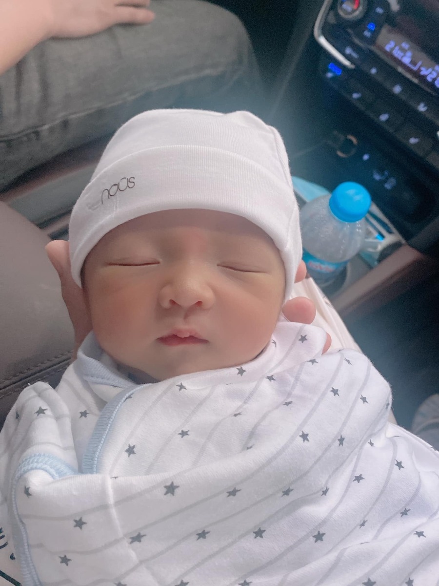 Chào các Mom 🤗
Con là Trâu đầu tháng 10. Con sanh mổ vào ngày 1/10/2021. 

Em xin review 1 chút về Hồng Ngọc cs Phúc Trường Minh . 

Các mẹ cứ yên tâm đi đẻ nha, chỉ cần vác mỗi chiếc bụng xinh iuu của các mẹ tới, còn đâu bệnh viện lo hết ạ . 😙

Em đăng kí đẻ thường , có dấu hiệu chuyển dạ nhưng rồi không sanh thường được phải chuyển sang mổ. 

Em được bác sĩ Quyền mổ cho ngày hôm đó. Vết mổ nhỏ xinh như đường chỉ, khô nhanh và rất lành vết mổ ạ . 

Em mổ đến ngày thứ 2, khi rút ống xông tiểu là em có thể đi lại nhẹ nhàng k nhiều đau đớn rùi😂

Có đau thì các mẹ gọi các cô y tá truyền giảm đau, hay đặt thuốc nha. 
Em nhanh lành vết mổ, ngày thứ 3 em đi lại bình thường được rùi. 
Đồ ăn bệnh viện siuu ngon lunn ạ, hôm nào em cũng ăn hết lunn 🤣

Bác sĩ nhiệt tình, ngày thăm khám 2 lần cho 2 mẹ con cẩn thận. 
Các cô y tá cũng siêu đáng iuu, nhẹ nhàng lắm, gia đình chỉ cần bấm chuông là các cô vào giúp ạ. 

Việc vệ sinh cho mẹ và bé em có đọc 1 số bài là k sạch sẽ lắm , nhưng nhà em thì em thấy okee, hoặc do bé nhà em sạch ít gây sẵn từ đầu nên em thấy bé đi tắm lúc nào cũng sạch sẽ hồng hào ạ :))

Nói chung, gia đình em rất ưng về dịch vụ ở Hồng Ngọc. Ở viện còn không muốn về lunn các mẹ ạ 🤣🤣