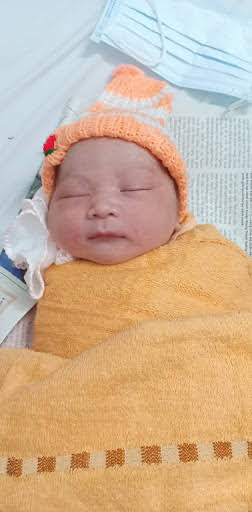 Hôm nào thai giáo mà thấy con làm được cái gì mới là em vui cả ngày luôn. 🤣

Thật là thiếu xót nếu như đẻ Trâu vàng mà mom không biết con trong bụng mẹ đã biết làm gì rồi? 👶Tiểu Sửu nhà em từ tuần 8 đã biết lắng nghe mẹ đọc sách. 18 tuần đã biết phản ứng trong bụng khi nghe thấy ba gọi. Rồi đến 27 tuần đã biết đạp theo đường di chuyển của đèn pin khi mẹ thai giáo ánh sáng. Khi con ra đời được 1 tháng tuổi, con đã rất thông minh, không thức đêm ngủ ngày nữa rồi!

Bí quyết của vợ chồng em rất đơn giản, đó là từ khi mang thai, ngày nào em cũng dành ra 20-30 phút để Thai giáo cho con. Các bài học này em học được trên Mamibabi.

Trong khóa học này có rất nhiều bài thực hành hay, mà lại rất dễ thực hiện. Trộm vía, dù còn là một bào thai nhưng bé nhà em cũng rất hợp tác. Vợ chồng em thai giáo ngôn ngữ thành công nhất. 

Khi con trong bụng, ba thai giáo cho con rất nhiều. Khi con ra đời, điều kỳ diệu đã xảy ra. Sau khi chào đời, con được cô y tá đưa đi tiêm vitamin K, con khóc ầm lên. Rồi ba gọi tên con, thế là con nín ngay, và quay mặt về hướng ba. 

Cô y tá thốt lên: "Con thông minh quá!". Ba thích lắm, cứ kể suốt. 🤩
Ui nói thật là em cảm thấy rất tự hào vì đã làm được những gì tốt nhất có thể cho 9 tháng 10 ngày trong bụng mẹ cho con.