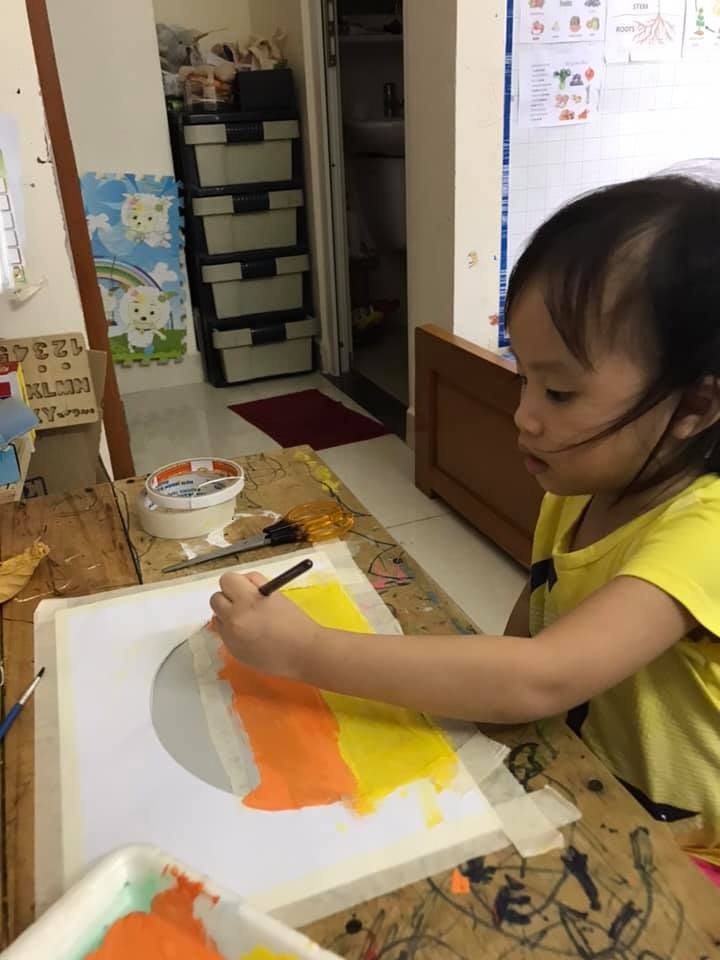 Gửi tặng đến các bà, các mẹ như lời chào, lời cảm ơn vì đã chia sẻ nhiều điều bổ ích, lí thú để mẹ con em học hỏi. 

Chúc các bà các mẹ một ngày lễ thật vui, mạnh khoẻ, bình an cùng gia đình vượt qua đại dịch. 

Không biết có mẹ nào như em không? Vì mong con vui vẻ, có nhiều trải nghiệm hơn mà trưa k ngủ, thức đêm mò hôm tìm rồi làm học liệu cho con. Bỏ quên đi bản thân để con mình lên trước. Rồi nhan sắc đi xuống, sức khoẻ cũng vì thế mà ảnh hưởng. Rồi em nhận ra khi mình không khoẻ chơi với con cũng chả vui. Không khoẻ cũng chả đủ sức chăm con. 

Khi mình không yêu mình cũng sẽ chẳng dạy con biết yêu bản thân nó. Em thấy mình đang cố quá. Và em dừng lại đặt câu hỏi: điều con cần thực sự là gì? Nếu nó biết để đổi lấy vài phút vui vẻ của nó mẹ nó đánh đổi nhiều thứ vậy liệu nó có thực sự cần những thứ đó không? 

Em chậm lại 1 nhịp và bắt đầu cân bằng lại giữa việc chăm con và chăm mình. Tuy chưa đâu vào đâu nhưng cũng đang thay đổi bản thân dần dần. 

Đồng hành cùng con là quá trình dài hơi không phải ngày một ngày hai nên bản thân mẹ cũng phải chuẩn bị thật tốt sức khoẻ, tâm lí và kiến thức. Mọi người hay nói là dắt ốc sên đi dạo. Em thấy đúng. Chầm chậm thôi nhưng nhất định tiến về phía trước.

Đấy là suy nghĩ và trải nghiệm của bản thân em có thể không đúng với người khác. Nhưng những gì em muốn nhắn nhủ là:  Phụ nữ à! Hãy thương lấy mình.