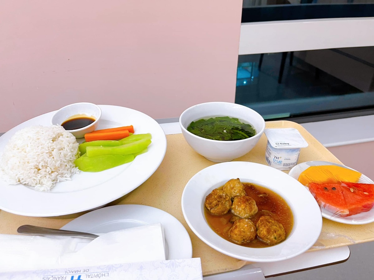 REVIEW ĐI ĐẺ MÙA DỊCH MỘT MÌNH 😍

Vì là mùa dịch nên hai mẹ con cháu phải ở cùng nhau hai mình 4 ngày liền 😆, nên mẹ cháu khá rảnh viết vài dòng review cho vui nhé các bác 🥰

Lần 1 mẹ cháu đẻ vinmec, Lần 2 này mẹ cháu đăng kí gói sinh mổ ở Việt Pháp để gửi gắm thân mình mùa dịch 🥰 , bởi tiện gần nhà , chi phi hợp lý hơn vinmec (so sánh hiện tại) và viện có chăm sóc mẹ và bé 24/24 nên mẹ thích chỉ cần vác bụng bầu đi đẻ thôi 😆 

✅ Mẹ Moon là được xếp ca mổ đầu tiên trong ngày 18/10. Ngày hôm trước em qua viện làm test nhanh 350k nên sáng 6h30 vào viện luôn, được cô y tá dẫn chọn phòng và tắm rửa sát khuẩn sạch sẽ, nằm nối truyền nước 1 lúc khoảng 8h là được đẩy phòng mổ r chu đáo. Phòng mổ của viện đẹp và sạch sẽ. Các cô y tá hỏi thăm mẹ liên tục và đặc biệt khi nằm sinh được luồn ống sưởi vào 2 bên tay ấm cực phê ( điểm này vinmec k có) 😍

✅ Mẹ Moon được bác sỹ Thu - Trưởng khoa sản mổ nên yên tâm, dù có thuốc tê nhưng mọi thao tác mẹ đều cảm nhận rõ ràng và rất nhanh. 8h56 bác đặt dao mổ bắt đầu thì 8h58 bé Moon “ oe oe “ 🥰
Các cô y tá nhanh chóng bế con cho mẹ nhìn ngắm thơm má, hai mẹ con khóc sướt mướt, cả phòng ai cũng khen tv bé xinh quá 😍 mẹ sướng nổ mũi luôn. Ê kíp mổ và gây tê ca của em rất ân cần chu đáo, điểm 10 ạ 👍🏻 
Sau đấy mẹ cháu đc đưa đến phòng hậu phẫu để theo dõi và vì mẹ đi sinh 1 mình nên các cô hỗ trợ bé Moon cũng được đưa đến để da kề da vs mẹ luôn. Nằm khoảng 2 tiếng hơn thì mẹ cùng con xuống ph nghỉ ngơi tiếp . 

✅ Phòng ở thì màu hồng cute và cực kì sạch sẽ. Mùa dịch nên các mẹ dc chọn phòng và được ở phòng riêng không mất thêm phí nếu ở 1 mình, Hàng ngày đều đc lau dọn cẩn thận liên tục. Đồ dùng cá nhân cho mẹ và bé cũng đc chuẩn bị vô cùng đầy đủ, váy mẹ màu hồng lên dáng cực yêu nữa (ảnh minh hoạ) 😆 

✅ Ở VP sau sinh 3 tiếng dc uống nc, 6 tiếng dc ăn mà chưa cần đánh hơi, ôi ăn bát cháo lúc đói sướng vô cùng ạ 😆  Buổi tối tầm 9h các cô đã hướng dẫn cho mẹ đứng lên đi lại, hôm sau là đã tắm rửa gội đầu thơm tho cả hai mẹ con đc r ^^ (viện có cả dịch vụ các cô tắm cho mẹ nhé, nhưng mẹ chỉ nhờ hỗ trợ ngày đầu hôm sau tự túc 🤣) Cần gì cứ bấm nút là các cô tới liền nên dù đi sinh một mình cũng thấy k vấn đề 😆

✅ Đồ ăn ngon lắm ạ, ngày nào mẹ Moon cũng order đủ 5 bữa, chưa kể gọi thêm món :”> ngày nào cũng canh giờ ăn đến rồi để ngồi chén sạch hihi

Đến hiện tại thì mẹ cháu r hài lòng và hai mẹ con cháu tiếp tục tận hưởng 3 ngày nữa đây ạ 🥰 chúc các mẹ đi sinh mùa dịch an toàn và vui vẻ nha. Yêu thương nhiềuuu ạ hihi 😘😘