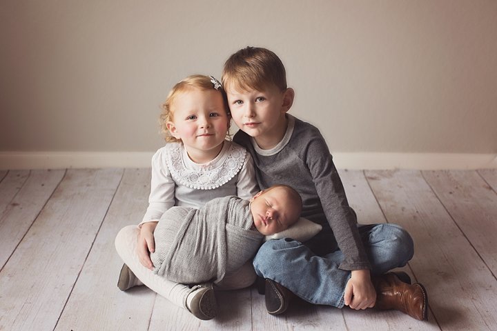 THAI GIÁO MỸ THUẬT VỚI NHỮNG BỨC HÌNH BÉ SƠ SINH ĐÁNG YÊU 

Các thiên thần nhỏ trông sẽ đáng yêu và ngộ nghĩnh hơn rất nhiều khi được chụp ảnh cùng anh chị của mình. Bố mẹ hãy lên ý tưởng để các bé sơ sinh sắp ra đời được chụp ảnh cùng các bé lớn trong nhà nhé. 

Việc ngắm những bức ảnh đẹp tràn đầy yêu thương là phương pháp thai giáo mỹ thuật rất hữu ích. Phương pháp này giúp mẹ bầu thư giãn, giúp thai nhi có tư duy thẩm mỹ tốt hơn. Cả mẹ và bé đều sẽ có những khoảnh khắc hạnh phúc tuyệt vời khi ngắm nhìn những bức ảnh này. 

Để hiểu hơn về thai giáo mỹ thuật, mẹ hãy đọc các bài viết trong link dưới đây >>> https://mamibabi.com.vn/newscategory/37/thai-giao-my-thuat 

#thaigiao #thai_giáo #thaigiáo #mangthai #babau