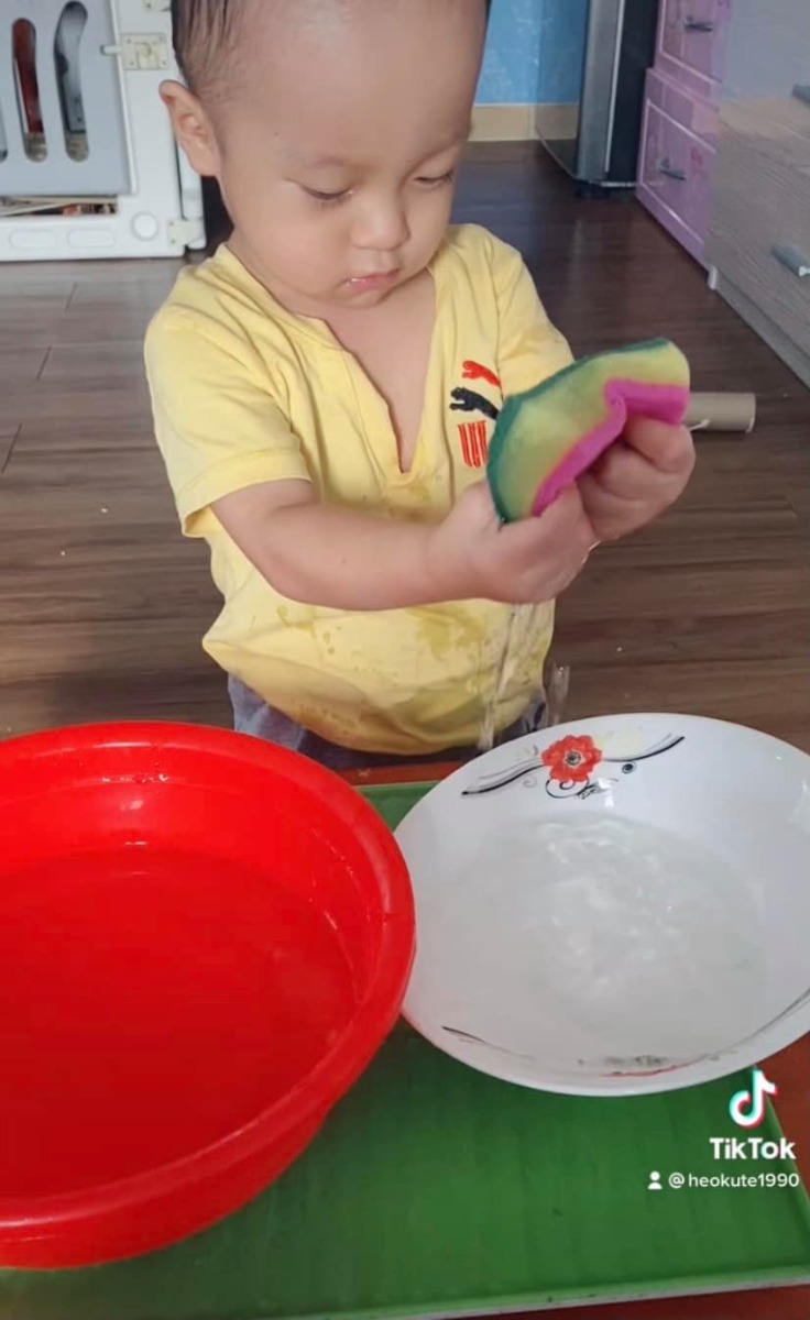 🌸VÌ SAO BÉ THÍCH LẶP ĐI LẶP LẠI?!

Maria Montessori đã từng nói: “sự tập trung của trẻ có thể đạt đến độ như thầy tu đang thiền” và mình đã chứng kiến điều này thông qua các hoạt động vận động tinh rất đơn giản cho con như việc xúc gạo, đổ nước..mình cứ thấy con cứ làm 1 việc mà hơn chục lần, cứ đổ ra rồi lại đổ vào, cứ như thế mẹ nhìn mà chóng mặt 😵

Rồi cả khi đọc truyện cũng vậy, 1 quyển truyện cứ đọc tới đọc lui mà không hề chán.

Vì sao thế nhỉ?! Điểu này có tầm quan trọng gì trong việc phát triển não bộ của con?!

👉"Practice makes perfect” - thực hành nhiều một kỹ năng là chìa khóa dẫn tới sự hoàn hảo, thành công. Sự lặp lại không chỉ là một điều kiện tốt để trẻ phát triển mà nó còn là một nhu cầu tất yếu của trẻ.

👉Sự lặp lại giúp làm mạnh các kết nối thần kinh đã hình thành nhờ tăng tốc độ myelin hóa xung quanh các dây thần kinh và các kết nối thần kinh. Việc này dẫn đến việc xử lý các tín hiệu nhận được từ các giác quan nhanh hơn, hiệu quả hơn và do đó là công việc thực hiện được tốt hơn. Kỹ năng mới được hình thành. 

👉Sự lặp lại giúp trẻ đạt được sự tập trung trong công việc. 

👉Sự lặp lại giúp trẻ rèn luyện sự quyết tâm, kiên trì để làm một việc gì - một phẩm chất cần thiết và đáng trân trọng, giúp trẻ thành công trong cuộc sống. 

👉Sự lặp lại ươm mầm cho sự sáng tạo. Khi ta làm một việc gì đủ lâu, ta sẽ nghĩ ra một cách làm khác thú vị hơn. 

👉Sự lặp lại không chỉ giúp trẻ đạt được kỹ năng nào đó sau một thời gian nỗ lực, cố gắng mà còn mang đến cho trẻ những cảm giác tích cực về bản thân: “Mình đã làm được rồi. Là chính mình, mình tự làm mà không cần có sự giúp đỡ của ai khác”. Sự tự tin, niềm tự hào dần dần được xây dựng sẽ ngày càng khuyến khích trẻ tiếp tục hoạt động và khám phá sức mạnh của bản thân. Trẻ bị xao lãng, nhảy hết từ hoạt động này sang hoạt động khác ít khi trải qua cảm giác này. 

Tóm lại,"Repetition is the secret of perfection”. Sự lặp lại là nền tảng cơ bản cho việc học, phát triển kỹ năng và đạt được kỹ năng mới của bất kỳ em bé nào trên thế giới này.