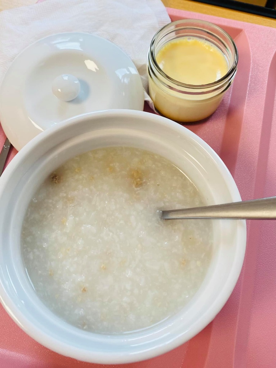 Chào các Mom 🤗
Con là Trâu đầu tháng 10. Con sanh mổ vào ngày 1/10/2021. 

Em xin review 1 chút về Hồng Ngọc cs Phúc Trường Minh . 

Các mẹ cứ yên tâm đi đẻ nha, chỉ cần vác mỗi chiếc bụng xinh iuu của các mẹ tới, còn đâu bệnh viện lo hết ạ . 😙

Em đăng kí đẻ thường , có dấu hiệu chuyển dạ nhưng rồi không sanh thường được phải chuyển sang mổ. 

Em được bác sĩ Quyền mổ cho ngày hôm đó. Vết mổ nhỏ xinh như đường chỉ, khô nhanh và rất lành vết mổ ạ . 

Em mổ đến ngày thứ 2, khi rút ống xông tiểu là em có thể đi lại nhẹ nhàng k nhiều đau đớn rùi😂

Có đau thì các mẹ gọi các cô y tá truyền giảm đau, hay đặt thuốc nha. 
Em nhanh lành vết mổ, ngày thứ 3 em đi lại bình thường được rùi. 
Đồ ăn bệnh viện siuu ngon lunn ạ, hôm nào em cũng ăn hết lunn 🤣

Bác sĩ nhiệt tình, ngày thăm khám 2 lần cho 2 mẹ con cẩn thận. 
Các cô y tá cũng siêu đáng iuu, nhẹ nhàng lắm, gia đình chỉ cần bấm chuông là các cô vào giúp ạ. 

Việc vệ sinh cho mẹ và bé em có đọc 1 số bài là k sạch sẽ lắm , nhưng nhà em thì em thấy okee, hoặc do bé nhà em sạch ít gây sẵn từ đầu nên em thấy bé đi tắm lúc nào cũng sạch sẽ hồng hào ạ :))

Nói chung, gia đình em rất ưng về dịch vụ ở Hồng Ngọc. Ở viện còn không muốn về lunn các mẹ ạ 🤣🤣