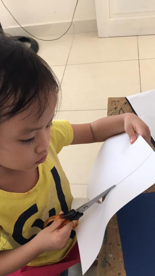 Gửi tặng đến các bà, các mẹ như lời chào, lời cảm ơn vì đã chia sẻ nhiều điều bổ ích, lí thú để mẹ con em học hỏi. 

Chúc các bà các mẹ một ngày lễ thật vui, mạnh khoẻ, bình an cùng gia đình vượt qua đại dịch. 

Không biết có mẹ nào như em không? Vì mong con vui vẻ, có nhiều trải nghiệm hơn mà trưa k ngủ, thức đêm mò hôm tìm rồi làm học liệu cho con. Bỏ quên đi bản thân để con mình lên trước. Rồi nhan sắc đi xuống, sức khoẻ cũng vì thế mà ảnh hưởng. Rồi em nhận ra khi mình không khoẻ chơi với con cũng chả vui. Không khoẻ cũng chả đủ sức chăm con. 

Khi mình không yêu mình cũng sẽ chẳng dạy con biết yêu bản thân nó. Em thấy mình đang cố quá. Và em dừng lại đặt câu hỏi: điều con cần thực sự là gì? Nếu nó biết để đổi lấy vài phút vui vẻ của nó mẹ nó đánh đổi nhiều thứ vậy liệu nó có thực sự cần những thứ đó không? 

Em chậm lại 1 nhịp và bắt đầu cân bằng lại giữa việc chăm con và chăm mình. Tuy chưa đâu vào đâu nhưng cũng đang thay đổi bản thân dần dần. 

Đồng hành cùng con là quá trình dài hơi không phải ngày một ngày hai nên bản thân mẹ cũng phải chuẩn bị thật tốt sức khoẻ, tâm lí và kiến thức. Mọi người hay nói là dắt ốc sên đi dạo. Em thấy đúng. Chầm chậm thôi nhưng nhất định tiến về phía trước.

Đấy là suy nghĩ và trải nghiệm của bản thân em có thể không đúng với người khác. Nhưng những gì em muốn nhắn nhủ là:  Phụ nữ à! Hãy thương lấy mình.