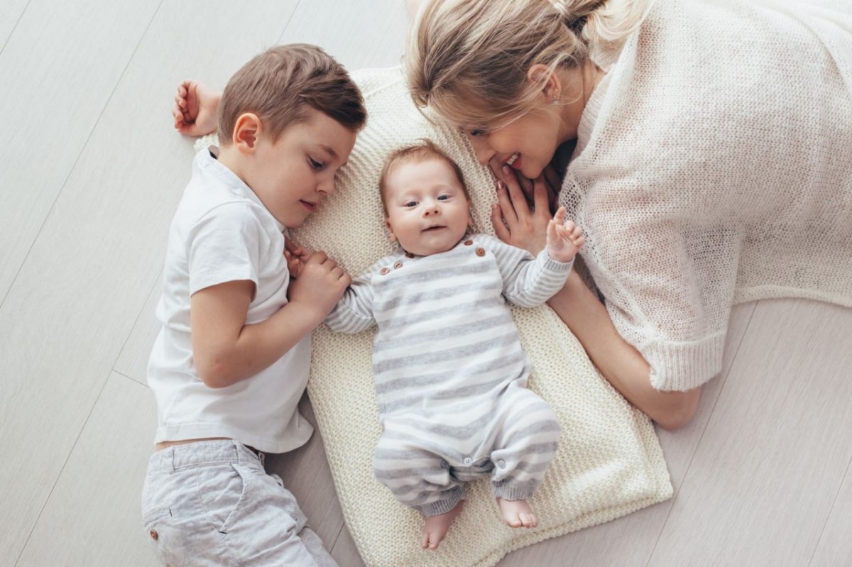 THAI GIÁO MỸ THUẬT VỚI NHỮNG BỨC HÌNH BÉ SƠ SINH ĐÁNG YÊU 

Các thiên thần nhỏ trông sẽ đáng yêu và ngộ nghĩnh hơn rất nhiều khi được chụp ảnh cùng anh chị của mình. Bố mẹ hãy lên ý tưởng để các bé sơ sinh sắp ra đời được chụp ảnh cùng các bé lớn trong nhà nhé. 

Việc ngắm những bức ảnh đẹp tràn đầy yêu thương là phương pháp thai giáo mỹ thuật rất hữu ích. Phương pháp này giúp mẹ bầu thư giãn, giúp thai nhi có tư duy thẩm mỹ tốt hơn. Cả mẹ và bé đều sẽ có những khoảnh khắc hạnh phúc tuyệt vời khi ngắm nhìn những bức ảnh này. 

Để hiểu hơn về thai giáo mỹ thuật, mẹ hãy đọc các bài viết trong link dưới đây >>> https://mamibabi.com.vn/newscategory/37/thai-giao-my-thuat 

#thaigiao #thai_giáo #thaigiáo #mangthai #babau