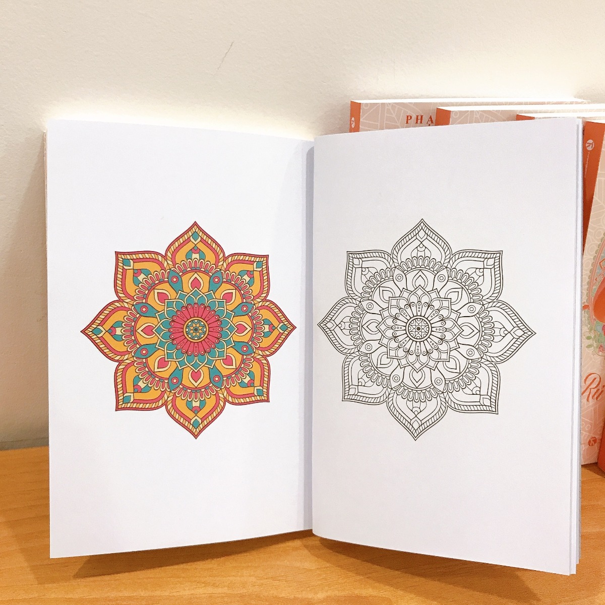 RA MẮT SÁCH "RỦ CHỒNG THAI GIÁO"

“Em làm gì vậy?”

“Em đang cho con nghe nhạc!!!”

Miệng mình há hốc, không thể bày tỏ hết sự ngạc nhiên khi vợ mình, đang bầu tháng thứ tư, mở nhạc Mozart trên YouTube rồi để điện thoại cạnh bụng cho “ông nhõi” nhà mình, lúc đó còn chưa chịu máy cho mẹ yên lòng, nghe nhạc.

“Hả, em nghe hay con nghe? Nó mới chưa được 4 tháng, đã biết gì đâu mà nghe?”

“Thế mà biết đấy anh ạ, chỉ có anh là chưa biết về thai giáo thôi!”

“Thai giáo á? Môn gì vậy? Sao anh chưa thấy bao giờ?”

Nếu các mẹ cũng như mình, lần đầu nghe về khái niệm thai giáo, thì xin được chúc mừng mẹ đã tới đúng chỗ.

Ở thời điểm gần 2 năm trước khi viết những dòng đầu tiên của cuốn sách này, thai giáo thật khó hiểu với cả hai vợ chồng mình. Mỗi tối, mình lại thấy vợ lên YouTube, tìm nhạc bà bầu để mở cho con nghe. Rồi mình lại thấy vợ xem ảnh các em bé đáng yêu, nhắm mắt tưởng tượng bé Heo (con của tụi mình) sau này sinh ra cũng sẽ dễ thương như vậy.

Mang bầu bé Heo là thời điểm lần đầu tiên hai vợ chồng mình được tiếp xúc với thai giáo, mọi thứ thật mơ hồ, lạ lẫm. Lúc ấy, cá nhân mình vẫn chưa tin thai giáo có tác dụng thực sự. Chính vợ mình là người đã rủ và thuyết phục mình thai giáo cho con mỗi ngày.  

Tụi mình bắt đầu thai giáo cho con bằng những hoạt động dễ làm như nghe nhạc, xoa bụng nói chuyện với con, đi dạo ngắm cảnh… Dần dần sau này mình mới hiểu ra rằng nếu muốn rủ chồng thai giáo, các mẹ sẽ cần làm cùng chồng những hoạt động hết sức đơn giản.

Mình chỉ thực sự tin thai giáo có tác dụng sau khi Heo ra đời. Trộm vía, Heo đã biết phân biệt ngày đêm từ rất sớm, ăn ngoan, ngủ ngoan theo lịch mà không cần luyện EASY, có khả năng tự ngủ tốt, không cần bế ru, dỗ dành. 

Bất ngờ hơn, Heo nhận ra và biết nhún nhảy theo điệu nhạc của bài hát thai giáo mà trước đây vợ mình hay nghe. Heo có khả năng cảm thụ âm nhạc rất tốt, hài hước, vui vẻ và thể hiện hứng thú với đàn piano ở thời điểm 1 tuổi rưỡi.

Vẫn còn quá sớm để nói được điều gì về tác dụng của thai giáo đối với bé Heo nhà mình, nhưng có thể chắc chắn một điều rằng thai nhi có thể cảm nhận, hiểu và ghi nhớ những hành động (thai giáo) của bố mẹ.

Trở lại thời điểm vợ mình mang bầu, việc nghe nhạc thai giáo trên YouTube có khá nhiều bất tiện, hơn nữa, thai giáo không chỉ có nghe nhạc. Sẵn nghề làm phần mềm, mình quyết định sẽ viết ứng dụng thai giáo trên điện thoại cho vợ dùng, giúp thai giáo dễ dàng hơn và có thể làm mỗi ngày.

Nếu mẹ đang bắt đầu tìm hiểu về thai giáo thì cũng sẽ giống như tụi mình khi bắt đầu thiết kế những bài thực hành thai giáo đầu tiên. Cảm giác ban đầu là choáng ngợp trước những thông tin trên mạng, có quá nhiều thứ hỗn độn, quá nhiều định nghĩa mà đa phần đọc xong không biết bắt đầu ra sao, không biết tối nay nên thai giáo cho con bằng hình thức nào…

Tụi mình đặt tên ứng dụng là Mamibabi. Ở thời điểm viết cuốn sách này, Mamibabi đã được hơn 150,000 mẹ bầu trên khắp Việt Nam sử dụng thai giáo cho con mỗi ngày.

Thông qua việc phân tích hành vi cũng như tìm hiểu tâm lý, mong muốn của bố mẹ trong quá trình thai giáo cho con bằng Mamibabi, mình viết cuốn sách này theo một góc nhìn hoàn toàn mới lạ, khác biệt so với những tài liệu về thai giáo mẹ có thể tìm thấy.

Thai giáo thực ra rất đơn giản. Những bài tập trong sách cũng rất dễ làm, đọc xong mẹ có thể nắm bắt và thực hành được ngay. 

Quan trọng hơn cả, từ góc nhìn của một ông bố, một người chồng, các mẹ sẽ nắm được cách để “lôi kéo” chồng mình tham gia vào việc thai giáo, chăm sóc vợ khi bầu, cũng như việc nuôi dạy con cái sau này.

Cuốn sách còn chứa đựng những câu chuyện thú vị về hành trình thai giáo; những tâm sự, nỗi niềm, trăn trở vô cùng đa dạng của các ông bố, bà mẹ với những hoàn cảnh khác nhau. Duy chỉ có một điều không khác, dù trong hoàn cảnh nào, đó là tình yêu thương vô bờ bến mà các ông bố, bà mẹ dành cho đứa con trong bụng của họ.

Mình chỉ là một ông bố bình thường như bao ông bố khác, từng dành nhiều thời gian cho công việc hơn gia đình. Bé Heo nhà mình cũng không có gì nổi trội đặc biệt. Mong muốn của mình khi làm Mamibabi và viết cuốn sách này chỉ đơn giản là cùng vợ dành thêm thời gian cho việc nuôi dạy con cái.

Mình mong rằng với những kinh nghiệm từ hai vợ chồng mình, trực tiếp làm ra ứng dụng Mamibabi và viết nên cuốn sách này để dùng cho con mình, nó sẽ khác biệt và thực tế hơn so với những gì bạn có thể tìm thấy.

Cuối cùng, chỉ cần bạn dành thời gian và tình yêu cho đứa con của bạn trong bụng thì em bé chắc chắn sẽ phát triển theo đúng mong ước của bạn.

Chúc bạn thai giáo hiệu quả và có một hành trình làm mẹ tuyệt vời!

Bạn có thể đặt mua sách tại link dưới đây, sách tặng kèm 10 tranh tô màu thai giáo mỹ thuật cực hấp dẫn:

- Mua trên TIKI: https://shorten.asia/xeffzV1Y
- Mua trên Shopee: https://shorten.asia/AsKC7CTC

Phạm Ngọc Thắng
CEO Mamibabi