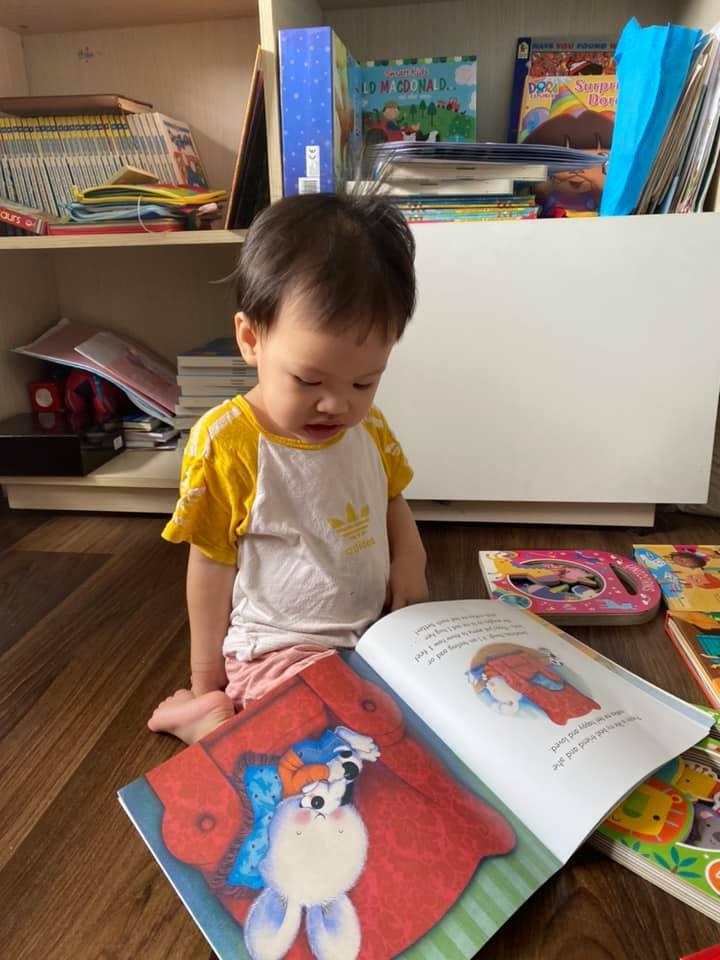 Hi cả nhà ! 
Rất vui khi được tham gia nhóm của mình ạ! Hôm nay mình muốn chia sẽ một vài kinh nghiệm của mình về việc dạy bé Nắng nhà mình ! 

Hi vọng sẽ giúp các mom có thêm động lực với bé yêu nhà mình ! 
Bé Nắng nhà mình năm nay 20m . Mình bắt đầu chú trọng việc dạy cho bé khi bé 13m tuổi . Mình không phải người mẹ chăm chú dạy cho con thật giỏi, mà luôn tôn trọng sở thích của con . 

Qua các sở thích của con mình xen lẫn vào hai việc , thứ nhất đó là học tiếng anh vì bản thân mình cũng là giáo viên Tiếng Anh , thứ 2 đó là phát triển trí tuệ ,IQ . Vì phụ huynh thấy nếu đứa bé tốt hai mặt mặt thì sau này sẽ nhẹ nhàng cho các mom ạ. 

☘☘Về Tiếng Anh: 
- Thứ nhất mình sử dụng Tiếng Anh trò chuyện với bé . 
- Thứ hai mình tắm ngôn ngữ cho bé bằng loa , các bài hát . 
- Thứ ba mình đọc truyện Tiếng Anh cho bé mỗi tối trước khi đi ngủ 
- Bây giờ Nắng 20m mình bắt đầu bước qua dạy học liệu Tiếng Anh cho bé . 

🥰🥰 Vài tip nhỏ các mom chọn sách cho bé : 
- Nếu các mom có bé 1-10m tuổi phụ huynh nên mua sách vải used (mua cũ) và sách ehon song ngữ hoặc các loại sách mềm : vừa tiết kiệm chi phí mà tập bé thói quen yêu sách trc. 
- các bé 10m- trở lên : nếu bé yêu sách phụ huynh có thể chọn bé nhiều loại sách, sách thiên về tư duy, cảm xúc , vận động, giải trí...nếu bé vẫn không thích và xé sách thì nên mua sách cứng hoặc mua băng keo dán các mép của sách lại . 

☘️☘️Về trò chơi tư duy, trí tuệ 
- Mình tập trung các trò chơi bằng gỗ , Montessori cho bé : logic 7 in1 , puzzle , rút gỗ, lắp ráp gỗ hình khối...các trò chơi này sẽ giúp bé có thời gian suy nghĩ , tư duy để chơi và sáng tạo . 
Mình áp dụng trò logic 7 in1 khi Nắng 15m tuổi , và bé lắp hết 4 mươi mấy chi tiết của bảng  . Và 20m lắp puzzle 10 chi tiết ạ. 
- Một vài trò chơi tự sáng tạo bằng nắp chai , pom pom hay đồ vật khác . ( mình không có time nhiều chơi với Nắng nên đa phần mình giúp con tự chơi ) 
- Mẹ Nắng vừa làm mọi việc và chăm Nắng nên trò chơi rót nước vào bình, bình to bình nhỏ ấm chén bát , time đó mẹ Nắng làm rất nhiều việc ạ.

Mỗi mom đều có cách dạy các bé nhưng đều chung mục đích muốn con mình được phát triển đúng không ạ? Mẹ Nắng hi vọng sẽ giúp các mom cùng nhau chia sẽ kinh nghiệm mình có được . 
Chúc các mom và các bé có thời gian vui vẻ ạ.