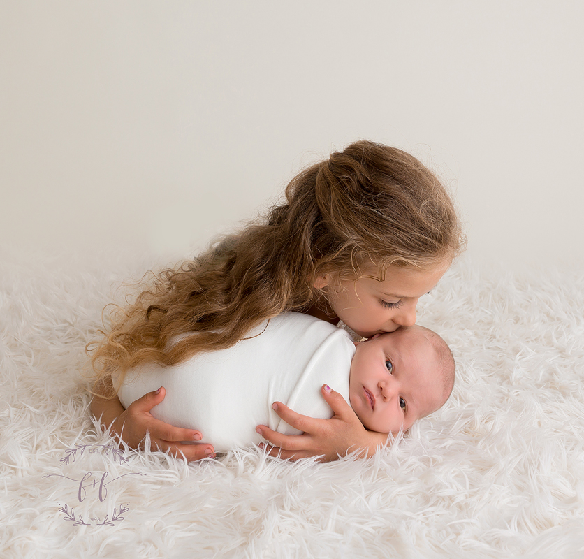 THAI GIÁO MỸ THUẬT VỚI NHỮNG BỨC HÌNH BÉ SƠ SINH ĐÁNG YÊU 

Các thiên thần nhỏ trông sẽ đáng yêu và ngộ nghĩnh hơn rất nhiều khi được chụp ảnh cùng anh chị của mình. Bố mẹ hãy lên ý tưởng để các bé sơ sinh sắp ra đời được chụp ảnh cùng các bé lớn trong nhà nhé. 

Việc ngắm những bức ảnh đẹp tràn đầy yêu thương là phương pháp thai giáo mỹ thuật rất hữu ích. Phương pháp này giúp mẹ bầu thư giãn, giúp thai nhi có tư duy thẩm mỹ tốt hơn. Cả mẹ và bé đều sẽ có những khoảnh khắc hạnh phúc tuyệt vời khi ngắm nhìn những bức ảnh này. 

Để hiểu hơn về thai giáo mỹ thuật, mẹ hãy đọc các bài viết trong link dưới đây >>> https://mamibabi.com.vn/newscategory/37/thai-giao-my-thuat 

#thaigiao #thai_giáo #thaigiáo #mangthai #babau