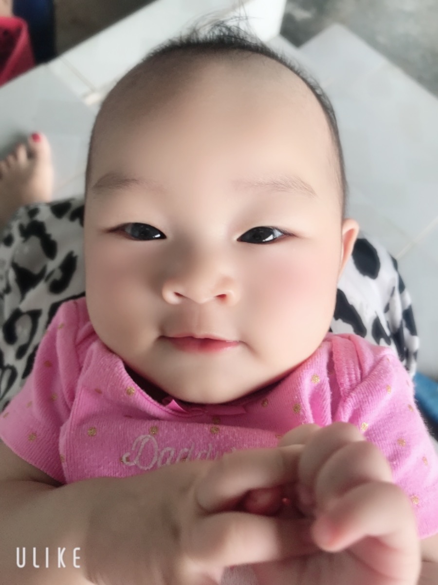 Bé em mới lọt lòng đã nằm nghiêng 1 tháng rưởi biết lật , nói nhiều lắm biet la kêu v la già k mn🤣h nó thích bế ngồi - đứng k ah