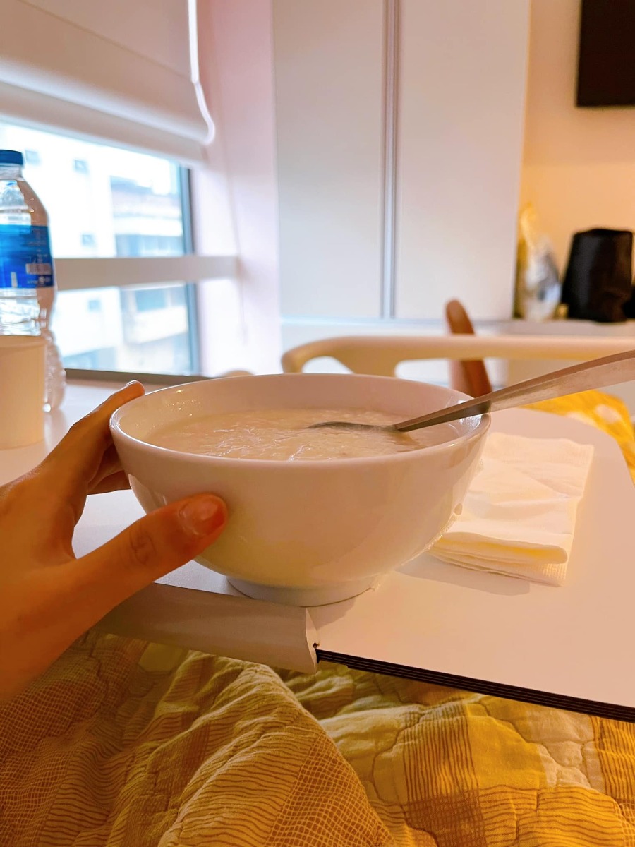 REVIEW ĐI ĐẺ MÙA DỊCH MỘT MÌNH 😍

Vì là mùa dịch nên hai mẹ con cháu phải ở cùng nhau hai mình 4 ngày liền 😆, nên mẹ cháu khá rảnh viết vài dòng review cho vui nhé các bác 🥰

Lần 1 mẹ cháu đẻ vinmec, Lần 2 này mẹ cháu đăng kí gói sinh mổ ở Việt Pháp để gửi gắm thân mình mùa dịch 🥰 , bởi tiện gần nhà , chi phi hợp lý hơn vinmec (so sánh hiện tại) và viện có chăm sóc mẹ và bé 24/24 nên mẹ thích chỉ cần vác bụng bầu đi đẻ thôi 😆 

✅ Mẹ Moon là được xếp ca mổ đầu tiên trong ngày 18/10. Ngày hôm trước em qua viện làm test nhanh 350k nên sáng 6h30 vào viện luôn, được cô y tá dẫn chọn phòng và tắm rửa sát khuẩn sạch sẽ, nằm nối truyền nước 1 lúc khoảng 8h là được đẩy phòng mổ r chu đáo. Phòng mổ của viện đẹp và sạch sẽ. Các cô y tá hỏi thăm mẹ liên tục và đặc biệt khi nằm sinh được luồn ống sưởi vào 2 bên tay ấm cực phê ( điểm này vinmec k có) 😍

✅ Mẹ Moon được bác sỹ Thu - Trưởng khoa sản mổ nên yên tâm, dù có thuốc tê nhưng mọi thao tác mẹ đều cảm nhận rõ ràng và rất nhanh. 8h56 bác đặt dao mổ bắt đầu thì 8h58 bé Moon “ oe oe “ 🥰
Các cô y tá nhanh chóng bế con cho mẹ nhìn ngắm thơm má, hai mẹ con khóc sướt mướt, cả phòng ai cũng khen tv bé xinh quá 😍 mẹ sướng nổ mũi luôn. Ê kíp mổ và gây tê ca của em rất ân cần chu đáo, điểm 10 ạ 👍🏻 
Sau đấy mẹ cháu đc đưa đến phòng hậu phẫu để theo dõi và vì mẹ đi sinh 1 mình nên các cô hỗ trợ bé Moon cũng được đưa đến để da kề da vs mẹ luôn. Nằm khoảng 2 tiếng hơn thì mẹ cùng con xuống ph nghỉ ngơi tiếp . 

✅ Phòng ở thì màu hồng cute và cực kì sạch sẽ. Mùa dịch nên các mẹ dc chọn phòng và được ở phòng riêng không mất thêm phí nếu ở 1 mình, Hàng ngày đều đc lau dọn cẩn thận liên tục. Đồ dùng cá nhân cho mẹ và bé cũng đc chuẩn bị vô cùng đầy đủ, váy mẹ màu hồng lên dáng cực yêu nữa (ảnh minh hoạ) 😆 

✅ Ở VP sau sinh 3 tiếng dc uống nc, 6 tiếng dc ăn mà chưa cần đánh hơi, ôi ăn bát cháo lúc đói sướng vô cùng ạ 😆  Buổi tối tầm 9h các cô đã hướng dẫn cho mẹ đứng lên đi lại, hôm sau là đã tắm rửa gội đầu thơm tho cả hai mẹ con đc r ^^ (viện có cả dịch vụ các cô tắm cho mẹ nhé, nhưng mẹ chỉ nhờ hỗ trợ ngày đầu hôm sau tự túc 🤣) Cần gì cứ bấm nút là các cô tới liền nên dù đi sinh một mình cũng thấy k vấn đề 😆

✅ Đồ ăn ngon lắm ạ, ngày nào mẹ Moon cũng order đủ 5 bữa, chưa kể gọi thêm món :”> ngày nào cũng canh giờ ăn đến rồi để ngồi chén sạch hihi

Đến hiện tại thì mẹ cháu r hài lòng và hai mẹ con cháu tiếp tục tận hưởng 3 ngày nữa đây ạ 🥰 chúc các mẹ đi sinh mùa dịch an toàn và vui vẻ nha. Yêu thương nhiềuuu ạ hihi 😘😘