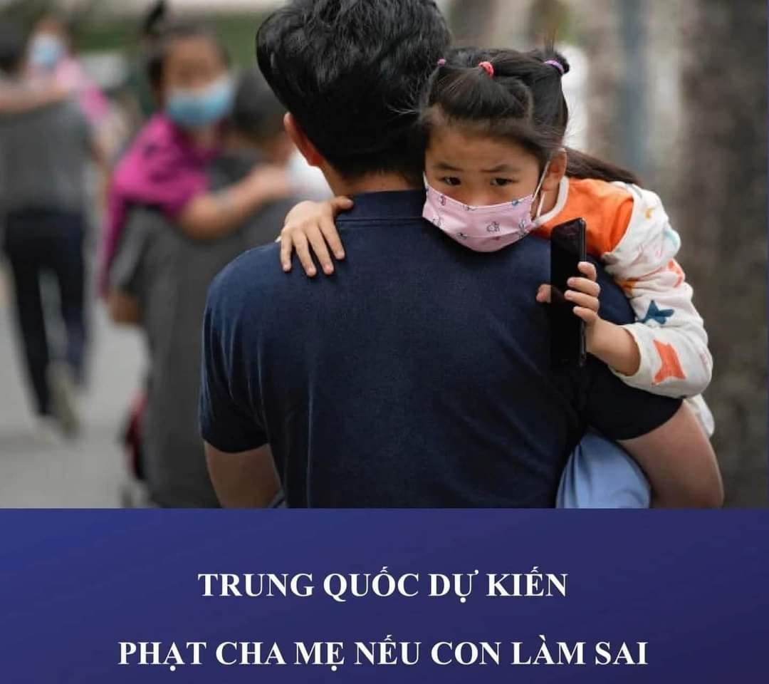 Nhiều quy định hay. Vn nên học ạ:
"Quốc hội Trung Quốc đang xem xét ban hành quy định xử phạt các bậc phụ huynh bằng luật pháp nếu con cái có "hành vi rất xấu" hoặc phạm tội.

Trong dự thảo "Luật khuyến khích giáo dục gia đình", nếu công tố viên nhận thấy một đứa trẻ có hành vi xấu xí hoặc phạm tội, người giám hộ sẽ bị khiển trách hoặc tham gia chương trình hướng dẫn giáo dục gia đình.

Zang Tiewei, phát ngôn viên của Ủy ban Các vấn đề Lập pháp thuộc Đại hội Đại biểu Nhân dân Toàn quốc (NPC), cho biết: "Có nhiều lý do khiến trẻ vị thành niên có hành vi sai trái, mà sự thiếu sự giáo dục từ gia đình hoặc giáo dục không phù hợp là nguyên nhân chính".

Dự thảo luật trên sẽ được đưa ra xem xét tại phiên họp của Ủy ban Thường vụ NPC trong tuần này. Nó cũng kêu gọi các bậc cha mẹ sắp xếp thời gian để con cái họ nghỉ ngơi, vui chơi và tập thể dục.

Năm nay, Trung Quốc đã thực hiện loạt thay đổi quyết đoán hơn, từ ngăn chặn tình trạng nghiện trò chơi điện tử của giới trẻ - thứ bị coi là "thuốc phiện tinh thần", đến kìm hãm sự sùng bái mù quáng đối với các ngôi sao trên mạng.

Những tháng gần đây, Bộ Giáo dục Trung Quốc đã giới hạn thời gian chơi game đối với trẻ vị thành niên, chỉ cho phép đối tượng này chơi game 1 tiếng vào thứ 6, thứ 7 và chủ nhật.

Các quy định cũng yêu cầu cắt giảm lượng bài tập về nhà và cấm dạy thêm sau giờ học đối với các môn chính khóa vào cuối tuần và ngày lễ, nhằm ngăn chặn học sinh bị quá tải do gánh nặng học tập."

Nguồn: Báo Pháp luật (PLO)
