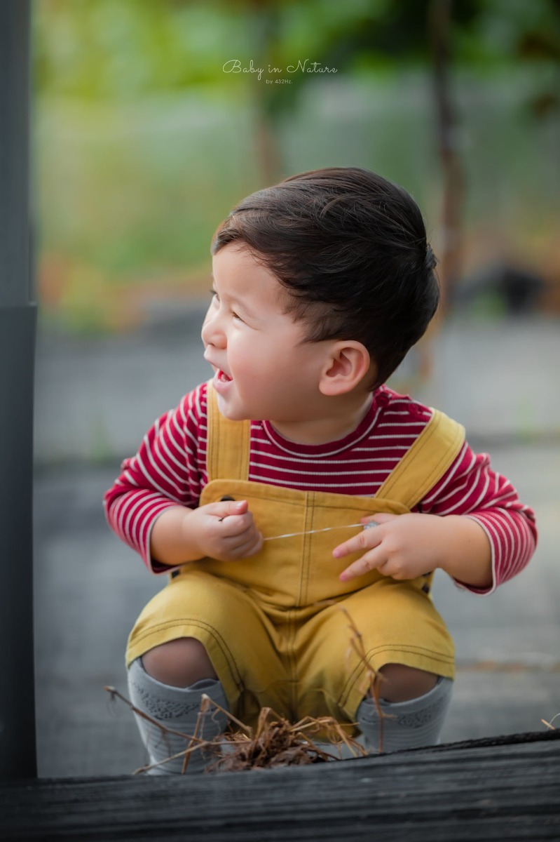 CHO TRẺ RA VƯỜN NHO 🍇

Post mãi ảnh con nhà người ta rồi, hôm nay em cho bạn Cam lên sóng trở lại ạ :)))

Nghe nói mới có vườn nho trĩu quả nên bố mẹ cháu xách ngay cháu lên đường.

Vườn nho cách nhà em (Hà Đông) 23km, phía bên kia cầu Nhật Tân, đường to dễ đi, vèo cái là đến. Các bác google "ChimiFarm 4" là ra luôn ạ.

Bên này có vườn nho khá rộng, nho cũng thấp thôi nên các bé có thể tự hái được. Ngoài ra còn có chuồng nuôi thỏ, chim cho các bé trải nghiệm cho thỏ ăn. Em nghe thấy cả tiếng dê nhưng mà chưa nhìn thấy đâu.
Khi đi bố mẹ nhớ chuẩn bị thêm củ, rau để các con cho thỏ ăn nha ^^

Nhà em cho con ăn trưa xong là bê nhau lên đường, con ngủ trưa trên xe, đến nơi dậy chơi vui vẻ là vừa ❤

Giá vé tham quan: 30k/người lớn, gửi xe miễn phí, hái nho đem về 200k/kg.

Đồ uống: nước ép nho, dâu tây... 50~80k

Chúc cả nhà thu hoạch được đầy xe 😆