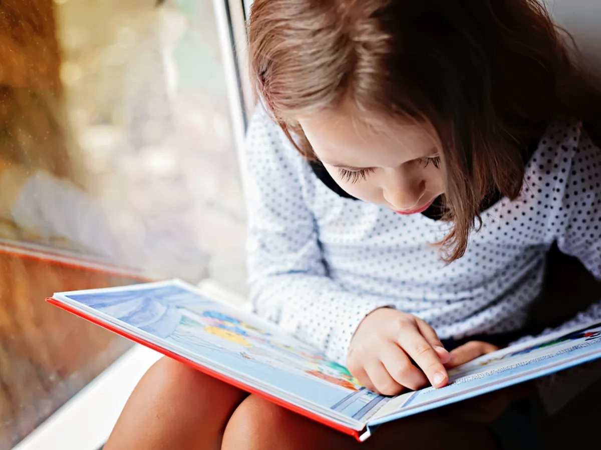 ĐỌC SÁCH CHO BÉ
Cố Đệ Nhất Phu Nhân nước Mỹ Jacqueline Kennedy từng nói: "Có nhiều cách nhỏ bé để mở rộng thế giới của con bạn và tình yêu với sách là cách tốt nhất để làm điều này". Làm sao để giúp trẻ xây dựng tình yêu và thói quen đọc sách? Đây là một số lời khuyên để bạn giúp trẻ mở rộng tri thức và rèn luyện thói quen thích đọc sách ngay từ sớm

BÉ MẤY TUỔI CÓ THỂ ĐỌC SÁCH CHO BÉ?
Theo Viện Nhi khoa của Mỹ, bạn có thể bắt đầu lên kế hoạch đọc sách cho bé ngay khi bé còn nhỏ, có thể vài tuần sau sinh. Nhưng thực tế đến 6 tháng tuổi bé mới có thể biết hứng thú với sự đọc sách, tùy mỗi bé.

THỜI GIAN ĐỌC:
Thời gian đọc đừng quá dài (dưới 10 phút).
Đừng quá lo lắng những hành động mất tập trung của bé như: nhảy, đòi đi ra, gặm và dành lật trang. Tất cả những hành động đó là hoàn toàn bình thường và đang thể hiện sự phát triển về mặt nhận thức của não bộ.

Một số bé hiếu động chỉ có thể tập trung 1 - 2 phút nên bạn cũng đừng bỏ cuộc nếu bé có vẻ không thích. Những sự lặp lại như vậy sẽ giúp bé phát triển não bộ và tư duy, tạo một bước phát triển rất lớn trong giai đoạn ấu nhi của bé.

BÉ KHÔNG TẬP TRUNG CÓ TIẾP TỤC ĐỌC CHO BÉ?
Cha mẹ thường quan tâm đến sự mất tập trung khi đọc sách của bé. Một số biểu hiện như gặm/ăn sách, cầm xé, giành lấy sách tự lật hoặc đòi đi ra. Tất cả đều bình thường và đang cho thấy 1 sự phát triển của não bộ về nhận thức. Cha mẹ không phải lo lắng điều này. Trước tiên cha mẹ nên chọn sách phù hợp độ tuổi, khác độ tuổi bé thường không tập trung.

Khi chọn sách đúng độ tuổi, mà bé ít tập trung, cha mẹ có thể gây chú ý lại bé vào sách. Nếu 2-3 nổ lực mà không thành công, cha mẹ không cần đọc cho bé nữa, mà vui vẻ chờ dịp khác.

BÉ CHỈ THÍCH 1 QUYỂN SÁCH NÀO ĐÓ, CÓ NÊN CỐ GIỚI THIỆU QUYỂN KHÁC CHO BÉ KHÔNG?
Việc đọc sách của bé khác người lớn. Bé sẽ không biết nhàm chán với quyển sách mà bé đã đọc rồi như người lớn. Nói đúng hơn, bé đọc sách là đang học hỏi kĩ năng nhận thức của não bộ. Do đó, việc bé hứng thú với 1 quyển sách nào, luôn chọn quyển sách đó là điều cha mẹ nên mừng hơn là lo lắng vì bé đang phát triển nhận thức tốt. Bạn không cần phải cố gắng giới thiệu quyển mới cho bé. Cứ đợi khi bé hết hứng thú với quyển đó là bạn chuyển sang quyển mới là tốt nhất vì lúc đó cũng là sự chuyển đồng bộ với nhận thức của não bộ.

TƯ THẾ NGỒI ĐỌC NÀO LÀ TỐT NHẤT?
Tư thế bé ngồi vào lòng mẹ là tốt nhất vì dễ gây sự chú ý cho bé và bé có thể nghe giọng mẹ/cha ấm hơn.
Tư thế tốt thứ 2 là bé nằm ngửa và cha/mẹ nằm bên phải bé.

KHI NÀO NÊN DẮT BÉ ĐẾN NHÀ SÁCH ĐỂ BÉ CHỌN SÁCH?
Thời điểm tốt nhất là khi bé trên 2.5 tuổi. Khi đó 2 bán cầu não của bé phát triển đồng bộ và cân bằng, việc khám phá cái mới, kể cả sách là một niềm vui và là một bài học hữa ích.

CÓ NÊN GIỚI THIỆU SÁCH SONG NGỮ CHO BÉ KHÔNG?
Trước 3 tuổi, cha mẹ chưa nên giới thiệu sách song ngữ cho bé vì lúc này não bộ bé sẽ tập trung tốt hơn vào tiếng Việt, hơn là ngoại ngữ khác. Sau 3 tuổi là thời điểm tốt giới thiệu sách song ngữ cho bé.
KHÔNG CẦN ĐỌC SÁCH Ở MỘT THỜI ĐIỂM CỐ ĐỊNH ĐƯỢC KHÔNG?
Hoàn toàn được. Tôi không thấy gì bất hợp lí khi bạn không có thời gian rãnh cố định đọc sách cho bé, do đó, bạn có thể đọc cho bé khi nào bạn và bé rãnh đều tốt cả. Nên hiểu, đọc sách như là một hoạt động trò chơi mà bạn và bé cùng nhau chơi khi thời gian thật sự thoải mái và vui vẻ cho cả hai.

NGUYÊN TẮC CHỌN SÁCH
Chọn sách nên đúng độ tuổi vì não bộ của bé sẽ phát triển đúng độ tuổi.
Bé dưới 1 tuổi nên chọn sách có các tiêu điểm sau:
*Có vật liệu khác nhau như: sách gỗ, sách giấy dày, nhám, bóng, sách vải
* Có hình lớn, màu sắc tương phản, chữ ít
*Có tiếng động, nhạc
Bé sau 1 tuồi - 2 tuổi: Các sách kể trên là không phù hợp.
Bé sau 2 tuổi thì nên chọn sách có nhiều hình ảnh, và có những sticker để bé có thể cầm nắm và lật khám phá.

CỤ THỂ VỀ CHỌN SÁCH:
* BÉ DƯỚI 6 THÁNG TUỔI:
Cha mẹ nên chọn những quyển sách lớn, có hình ảnh màu sắc tương phản, ít chữ (1 - 2 chữ/trang).

* BÉ TỪ 7-12 THÁNG TUỔI
Vào thời điểm này, các bé có thể lặp lại những từ mà mẹ nhấn mạnh với bé. Giáo sư Rogers T., từ viện Virginia Polytechnic khuyên: Cha mẹ nên chọn sách có một vật hoặc một người trên một trang sách. Khi nghe bạn nói vật đó hoặc người đó, bé sẽ ghi nhận và bập bẹ nói theo. Bạn nên đọc chậm và rõ, đồng thời chỉ vào hình đó cho bé thấy hình ảnh của từ bạn đang nói. Cố gắng đọc biểu cảm, thay đổi cảm xúc khuôn mặt, tay chỉ vào hình, giọng nói lặp lại nhiều lần.

* BÉ TỪ 13- 18 THÁNG TUỔI
Cha mẹ có thể chọn sách có một hoặc hai câu ngắn cho bé trong giai đoạn này. Hãy làm cho câu chuyện của bạn càng trở nên ngờ nghệch sẽ càng giúp bé học hỏi nhanh hơn.

Ví dụ: Sách có hình một con vật nào đó, thì hãy giả tIếng kêu của con vật đó. Sách có hình con mèo thì bạn có thể giả kêu "meo meo" nhiều lần, chọc bé cười và bé sẽ cảm thấy nó rất thú vị. Một ngày nào đó, bạn sẽ ngạc nhiên rằng con bạn sẽ "chọc" lại bạn bằng mấy tiếng kêu ngờ nghệch như "gâu gâu", "ùm bò", "meo meo". Điều này thể hiện bé đang phát triển tư duy rất tốt.
Ngoài ra, Hãy biến thời gian đọc thành cuộc chơi ngôn ngữ với bé bằng cách cho bé tham gia vào việc đọc của bạn thông qua việc hỏi bé những câu hỏi khi đọc. Ví dụ như: Con có thấy con mèo không? Nó kêu "meo meo". Bạn hãy chỉ vào hình con mèo; hoặc bạn có thể hỏi "mũi của con đâu?" và chỉ lên hình cái mũi trong sách và cả cái mũi của bé nữa.

Theo thời gian, bạn sẽ ngạc nhiên rằng bé từ 15 - 18 tháng có thể sẽ trả lời câu hỏi của bạn rất dễ thương. Vì thế bạn hãy tạo cho bé thời gian trả lời bằng cách chỉ vào hình và hỏi: Đây là cái gì? bé sẽ nói "..hơi" (có nghĩa là xe hơi). Bạn hãy khen bé như sau: Con của bố/mẹ giỏi quá, đúng rồi! Và lúc này bạn nói lại từ xe hơi và thêm tính chất của xe hơi cho bé. Điều này sẽ làm bé ghi nhận và phát triển thêm 1 bậc, ví dụ bạn có thể nói: Đó là chiếc XE HƠI MÀU ĐỎ (nhấn mạnh từ này) và nó kêu PIN PIN (áp dụng thực tế nếu gia đình có chiếc xe hơi).

* BÉ TỪ 19 THÁNG TUỔI TRỞ LÊN:
Chọn những quyển sách có 1 - 2 câu trên 1 trang và hình ảnh to. Ở độ tuổi này, bé có thể nhận biết sách nào bé thích và đó là lý do tại sao mà bé sẽ yêu cầu bạn chỉ đọc một vài quyển sách nào đó. Đừng lo lắng và cảm thấy chán khi làm điều này, hãy đọc cho bé và hãy sáng tạo trong mỗi lần đọc để làm bé thú vị hơn. Vào cuối tuần, bạn có thể dẫn bé đến nhà sách nơi có nhiều quyển khác nhau. Bạn nên chọn khu vực sách phù hợp với độ tuổi bé và cho bé chọn. Nếu bé chọn quyển nào thì hãy nói câu này: "Thỏ con lễ phép về nhà với chị Bo nhé, tối nay mình sẽ cùng đọc truyện nhé Bo" (ví dụ quyển sách này có tựa là "Thỏ con lễ phép").

Notes
Pamela et al. 2012 Age-by-Age Guide to Reading to Your Baby, Parents.