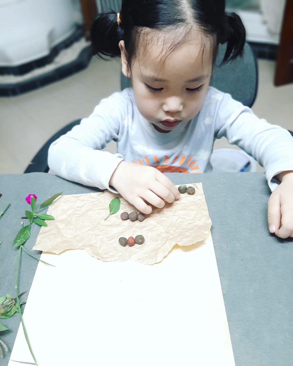 Phát hiện ra cỏ cây hoa lá xung quanh mình thật đẹp .
Nguyên liệu sử dụng là nhưng chiếc đĩa giấy . Sau đó cắt đáy và dán đề can hoặc băng dính vào đáy của chiếc đĩa. Cuối cùng chúng mình sẽ sáng tạo ra những bức tranh theo ý thích 🥰
Cùng Hahi nhà mình sáng tạo nhé 😚