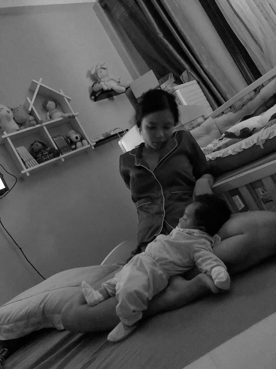 VỢ TÔI KHÔNG CÓ VIỆC LÀM, NHƯNG ĐỐI VỚI TÔI EM LÀ NGƯỜI BẬN RỘN NHẤT, MỆT MỎI NHẤT VÀ THIỆT THÒI NHIỀU NHẤT

Vợ tôi không có việc làm
Cô ấy không nấu ăn, bởi vì cô ấy có tôi
Cô ấy không giặt quần áo, bởi vì cô ấy có máy giặt
Cô ấy không quét nhà, bởi vì đã có một con robot để quét
Cô ấy không đi chợ, bởi vì việc đó tôi đã làm

Thế nhưng, vợ tôi không có thời gian để mua sắm, không tiệc tùng, rất ít khi được giải trí, bởi vì chúng tôi có một đứa con trai và cô ấy dành 24 giờ trên ngày để tập trung vào cậu nhóc bé bỏng ấy.

Cô ấy mệt mỏi như thế nào?
Một lần, tôi mua cho cô ấy một hộp ngô xào tép mà cô ấy rất yêu thích và cô ấy thực sự đã ngủ thiếp đi khi còn chưa ăn xong.

Trước đây cô ấy là người như thế nào?
Nếu như có thứ gì đó ngon trong tủ lạnh, cô ấy sẽ thức dậy vào nửa đêm và ăn sạch rồi mới chịu ngủ tiếp. Thế nhưng từ khi chúng tôi có con, vợ tôi thậm chí đã quên mất tất cả sở thích của chính mình.

Thời gian đầu, con trai tôi bị dị ứng với hải sản, cháu nổi mẩn trên da sau khi bú xong sữa mẹ, vợ tôi liền bỏ hải sản. Một lần, chúng tôi đi ngang qua một nhà hàng hải sản, tôi thương vợ liền nói chúng mình có thể vào ăn một chút được không, nhưng vợ tôi lắc đầu, em bảo mình chỉ đứng đây một lát thôi để em ngửi cho đã cơn thèm rồi em cười hihi.

Hồi chưa cưới nhau, vợ tôi là người rất khó có thể từ bỏ sở thích của mình, chỉ cần cô ấy muốn là sẽ làm cho bằng được. Thế rồi đến khi chúng tôi có con, chỉ cần là những thứ con trai chúng tôi không tiếp nhận được, cô ấy sẵn sàng từ bỏ.

Vâng, vợ tôi không có việc làm. Thế nhưng đối với tôi cô ấy là người bận rộn nhất, mệt mỏi nhất, và thiệt thòi nhiều nhất.

Có người hỏi tôi trạng thái tốt nhất của một mối quan hệ là gì? Tôi ngẫm nghĩ hồi lâu và cảm thấy có một câu thích hợp để trả lời: Yêu nhau hết lòng, lấy nhau về cùng gánh vác. Rõ ràng là con đường tình yêu tiến triển tới hôn nhân sau đó đều không phải màu hồng, cũng không hề có điểm đến, nhưng tôi tin rằng chỉ cần luôn ở bên nhau, tin tưởng và yêu thương thì có thể đi đến bất cứ nơi đâu mà chúng tôi muốn.

Tham khảo weibo Qi
-HồNG nGÁt-