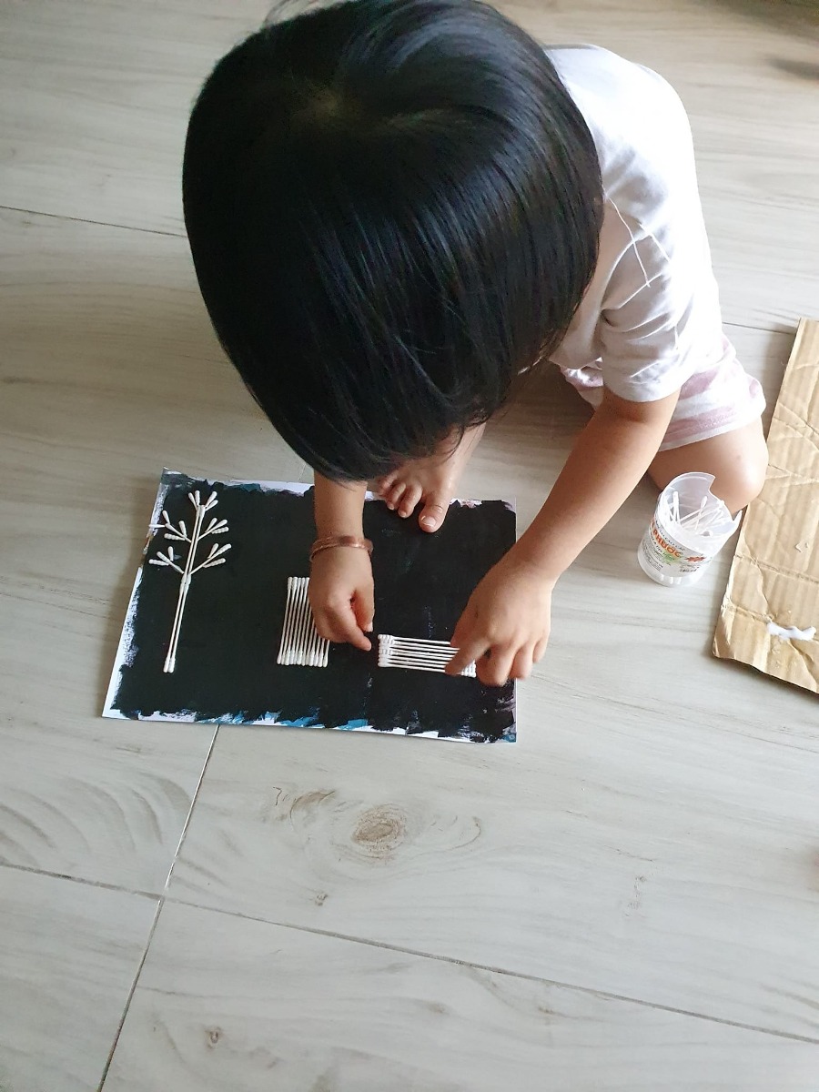 SÁNG THỨ 7 CỦA CON

- Hết dịch con sẽ đi đâu đầu tiên con gái? - Mẹ đang nghĩ thầm chắc chắn con sẽ nói con thích đi học đầu tiên,kaka.

- Con thích đi nhà băng mẹ ơi, vì không có tuyết nên con thích tới đó xem tuyết vậy.

- Vậy con không muốn đi học à? - Mẹ mặt tiu nghỉu hỏi.

- Con muốn đi chơi nhiều chỗ trước mẹ à, rồi con mới tính tới chuyện đi học. - Vẻ mặt nói rất là nghiêm túc nha.

- Vậy hôm nay con có muốn mẹ con mình làm nhà tuyết không?

- Ok mẹ.

Sau 1 tiếng 2 mẹ con đã hoàn thành xong bức tranh mùa đông.

- Nhà to bên phải là của 2 ba con nha, còn nhà nhỏ bên trái là của mẹ nè! - Con gái vừa làm vừa nói rồi cười hí hí đắc chí.

- Thế là con gái làm nhà riêng cho mẹ ra rìa luôn.

Làm dễ lắm nhé các bạn, chỉ cần keo dán và tăm bông là xong bức tranh rồi. Chúc các bạn cuối tuần vui vẻ nhé!