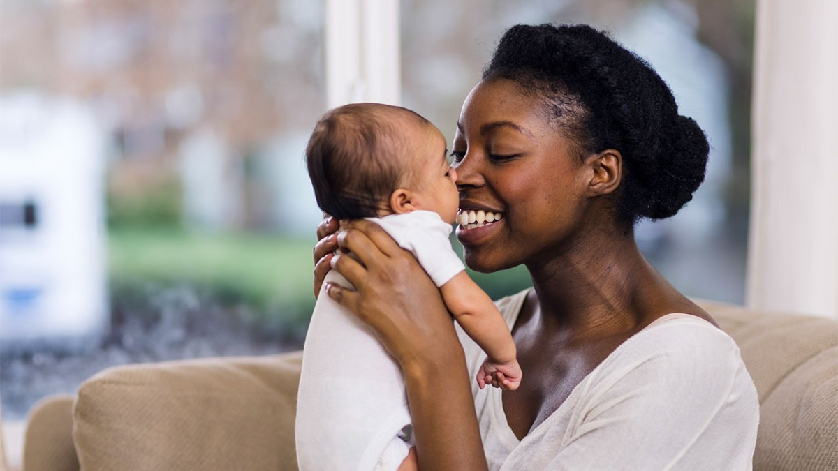 TỔNG HỢP 10 CÁCH GIỮ THỜI GIAN THỨC CHO BÉ

1/ Vuốt má con ( Yêu cầu vệ sinh tay sạch sẽ bạn nhé)

2/ Xoa xoa lòng bàn tay con, hoặc nghịch tay con ( Không bao giờ cù chân, tay con). 

Hướng dẫn thêm: https://mamibabi.com.vn/coursev2/learn?id=16

**3/ **Bế đứng

**4/ **Kết hợp các động tác thể dục với cánh tay của con hoặc làm động tác đạp xe đạp. Tumy time là việc rất quan trọng, các Bạn có thể áp dụng sớm or 3,4 tuần làm là ok. 

Hướng dẫn: https://mamibabi.com.vn/coursev2/learn?id=18

5/ Với những bé ngủ quá say có thể áp dụng một cái khăn lạnh lên má con.

6/ Bật nhạc, nói chuyện, tạo âm thanh trò chuyện với con.

Hướng dẫn: https://mamibabi.com.vn/coursev2/learn?id=76

**7/ **Vắt sữa đầu ra rồi cho ti vào cuối.

**8/ **Vừa cho bé ti vừa vuốt má, xoa tay, không đắp khăn, chăn ấm quá bé lại ngủ.

**9/ **Vừa cho bé ti vừa trò chuyện để bé tỉnh táo dần lúc con ăn thì lấy tay vuốt nhẹ từ miệng lên phía tai, con cũng có thể cảm nhận đc việc mẹ tác động đến mình, xoa chân, xoa tay (ko xoa đầu nha xoa đầu dễ ngủ hơn).

Các bạn kiên trì đánh thức bé 1 vài ngày bé sẽ quen, tầm 3 tháng trở đi, bé thức tốt hơn, tình trạng ngủ lấn nap này sẽ dần biến mất. Cố lên các mẹ nhé.

Ví dụ. Bé đang theo EASY 3, thời gian thức của bé là 1h, nếu bé bú xong lại ngủ, bạn kiên trì đánh thức bé trong suốt giờ hoạt động, không cho bé ngủ yên, cho dù còn 15p nữa là đến giờ ngủ, bạn vẫn phải đánh thức bé dậy, sau đó lại ru bé ngủ lại, nghe có vẻ hơi điên rồ nhỉ, nhưng nếu bạn kiên trì, thì bạn sẽ không phải làm như thế nhiều lần đâu. 

Bé sẽ biết thời gian đó là thời gian để thức, không phải để ngủ, bé sẽ dần biết, ăn xong bé phải chơi, rồi mới được đi ngủ. Đây là thực tế và cả trong cuốn sách rất nổi tiếng “ Đọc vị mọi vấn đề của trẻ” của cô Tracy hogg cũng chỉ ra.

Một số Bạn áp dụng thành công với 9 cách trên tuy nhiên thì cách thứ 10 bên dưới là cách đơn giản nhất, hiệu quả nhất..

10/ RẤT HIỆU QUẢ
Sử dụng Học liệu kích thích Thị giác Trẻ sơ sinh, sách vải và đọc sách ehon Nhật. Hướng dẫn thêm: https://mamibabi.com.vn/coursev2/learn?id=124