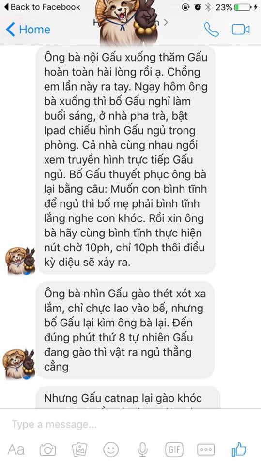 CÁC LỖI KHI KHÍCH LỆ CON TỰ NGỦ MÀ CÁC BẠN ĐANG GẶP:

5 lỗi khi rèn con tự ngủ dưới đây rất phổ biến và nếu mắc phải, các mẹ sẽ khó thành công khi hướng dẫn con tự ngủ, thậm chí là thất bại ngay từ ban đầu.

1. Sai thời gian thức.

Waketime là thời gian thức, tính từ khi bé mở mắt, được ăn và đến khi bé nhắm mắt đi ngủ. Nhiều mẹ có bé 6 tuần tuổi mới tìm hiểu về luyện ngủ theo phương pháp easy (con phải vào easy 3,5 rồi), hay bé 9 tuần (đáng lẽ phải dần vào easy 4), chậc lưỡi "ờ thôi mình mới bắt đầu, mình đi từ easy 3 trước đã". 

Tuy nhiên, Khi bé 6 tuần tuổi, mức độ phát triển của hệ thần kinh, kĩ năng ứng với một khoảng thời gian thức tương đối nào đó con mới mệt, cho ngủ sớm khi con chưa sẵn sàng là kéo dài thời gian trằn trọc và đau thương của bé, nhiều bé phản kháng mạnh (vì vẫn còn sức) và vì bé chưa buồn ngủ đã bị bắt đi ngủ. Kết quả là bé khóc banh nhà và mẹ lại thua. Vì thế có thể bắt đầu với E3 nhưng hãy quan sát cả tín hiệu con nữa ạ

EASY giúp tạo lập cho bé 1 nếp sinh hoạt: Ăn (Eat) – Hoạt động (Activity) – Ngủ (Sleep) – Thời gian của mẹ (Your time). Ứng với mỗi độ tuổi sẽ có một chu kì EASY tương ứng dựa theo số thời gian tối đa bé thức được vào ban ngày.

Nhiều mẹ bảo: "Ơ em theo các tín hiệu mệt trong sách "Em bé sơ sinh" mà!". Nếu mới sinh ra con có các tín hiệu đó: là bản năng và là cách nói chuyện với mẹ. Thế nhưng 4-6 tuần con nói mãi mà mẹ không thèm nhìn, thì các tín hiệu đó mất dần đi vì không có kết nối nhân-quả. Lúc này ngáp chỉ để nói là "con nhọc" mà thôi.

Hơn nữa, điểm buồn ngủ mà khoa học gọi là sleep window ở trẻ sơ sinh cũng đến theo chu kì. Đó là chu kì 45 phút. Trẻ cứ sáng ngủ dậy là đến 45 phút sẽ ngáp, nhưng qua ngưỡng đó lại thức thêm 1 ngưỡng 45 phút nữa. Sau đó thời gian tiếp đến để ngưỡng buồn ngủ đến là 30 phút. Vì thế, các con hay ngủ ngon ở phút: 45 (hoặc 60) – 1h30 – 2h và ứng với thời gian thức tối ưu là vậy.

2. Thiếu công cụ hỗ trợ

Nhiều mẹ nghĩ không gì đáng sợ bằng con phải phụ thuộc vào một cái gì đó mới ngủ được. Thế nên xem video các bé lớn nằm tênh hênh tự ngủ, con mình 6 tuần ắt phải làm được như thế, thế là "xắn tay lên" làm. Kết quả, con hát opera nguyên sáng và mẹ bỏ cuộc rèn con tự ngủ luôn từ khi chưa bắt đầu.

Ở bé sơ sinh, cũng như các động vật khác, ngủ là bản năng sinh tồn. Các em bé sơ sinh sẽ ngủ khi mệt, nếu được hỗ trợ đúng cách.

Điều kiện thiết yếu cho một em bé có thể tự ngủ được là 4S và 5S. Đây cũng là một lợi thế của tự ngủ sơ sinh, vì chỉ cần các yếu tố này, và khi con ở giai đoạn ổn định thể chất (khoảng 4-8 tuần tuổi) thì con có khả năng tự ngủ rất nhanh chỉ với quấn, whitenoise (tiếng ồn trắng) và ti giả. 

Sau giai đoạn này, các công cụ hỗ trợ giảm dần hiệu quả trong giới thiệu kĩ năng tự ngủ từ đầu cho bé. Và đến 4 tháng, khi các công cụ hỗ trợ này không còn hiệu quả nữa, tự ngủ sẽ đồng nghĩa với cực nhiều nước mắt và công sức của con và mẹ. Đó là nguyên nhân các mẹ luôn được khuyên là hãy giúp con có kĩ năng tự ngủ khi chưa quá muộn.

3. Không tạo lập thói quen ngủ cho trẻ

Các mẹ xem các đoạn cắt video rèn con tự ngủ từ trên mạng, những lời kể của bạn bè quen và chưa quen và nhầm tưởng rằng: cứ đến giờ, bế con vào phòng và đặt phịch con xuống cũi là con tự ngủ được. 

Mọi chuyện không dễ dàng như thế. Đến tập thể dục còn có bước khởi động. Bật máy tính còn có đoạn load chương trình mà các mẹ muốn con từ trắng sang đen, từ thức sang ngủ mà không có chuyển giao như thế, đừng mơ!

Đến 70% các mẹ luyện con tự ngủ bỏ qua bước winddown (bế vác - thư giãn) đã thất bại. Và khi được hướng dẫn lại thì bé được thông báo về giờ ngủ, do đó tự ngủ rất nhanh.

Winddown là bước có ý nghĩa cực kì quan trọng vì nó báo hiệu chuyển giao trạng thái động (thức) sang trạng thái tĩnh (thư giãn, chờ giấc ngủ). Winddown với các bé chưa quen thường cần làm dài hơn (10-20 phút) so với các bé đã có nếp, nhiều bé đã có nếp, thời gian winddown giảm xuống còn chưa đầy 1 phút.

4. Thiếu nút chờ

Phải đến 90% các mẹ cho bé dưới 8 tuần tuổi tự ngủ mắc lỗi này. Mẹ cho con bế vác - thư giãn xong, đặt con và như thể cố níu kéo tình mẹ con tưởng chừng bị cắt đứt từ đâu, mẹ ra sức vỗ và con bị làm phiền không thể tự tìm đến giấc ngủ.

Hầu như không mẹ nào dám rời con ra khỏi vòng tay sau khi đặt, như một sự phủ định ngay từ đầu: Chắc con không thể làm được!
Tự ngủ cũng hơi giống việc muốn học được cách giữ thăng bằng khi đi xe đạp thì mẹ phải thả tay ra khỏi người con. Hãy cho con một cơ hội tự xoay sở!

Các bé cần có thời gian tự điều chỉnh để có thể tự ngủ

Hầu hết các mẹ sau khi thực hiện nút chờ: đi ra ngoài chờ con khóc đủ 3-5-7 phút mới vào đặt ti giả, shh/pat thì bé tự ngủ được. Đến 70% các mẹ được hướng dẫn áp dụng nút chờ này con tự ngủ được ngay sau lần chờ đầu tiên. Khi tự ngủ thành thục thì thời gian này biến mất, không còn tiếng khóc nữa. Nhưng để học được cách tự nín, thì con sẽ khóc.

Nhiều mẹ khác bế dỗ hẳn 3 tiếng đồng hồ, bằng ru bằng ti các kiểu, con khóc ngằn ngặt, mẹ thì không dám buông. Chính mẹ đó là người mình đã khuyên đặt con xuống 5 phút, sau đó vào cho con ti giả. Em bé ngủ trong vòng chưa đến 1 nốt nhạc sau khi được "để cho tôi yên". Đó cũng là lần đầu tiên mẹ nhận ra, con có khả năng tự ngủ và mẹ đang làm phiền và cản trở cách tự trấn an của con.

5. Một đập ăn quan – đổi phương pháp liên xoành xoạch

Nhiều mẹ hùng hục khí thế dạy con tự ngủ, nhưng được 1 lần tự ngủ, lần sau không theo ý muốn, điên cuồng và bỏ luôn. Nhiều mẹ không chờ qua nổi phản kháng, và nói hôm trước được, hôm nay hỏng, thôi bỏ, làm cái khác!

Những kĩ năng cơ bản như học viết, học cầm bút, học lái xe... còn mất 20h thực hành tối thiểu mới được qua giai đoạn sơ khai, thế mà kĩ năng tự ngủ, tự trấn an cần bình tĩnh và thư thái các mẹ ép con phải làm một lần được luôn, chỉ có thể là thiên tài!

Hưỡng dấn bé tự ngủ là dạy cho bé kỹ năng trấn an, vì thế nếu cha mẹ chưa sẵn sàng thì hãy tiếp tục sinh hoạt cũ, ghi ra các dấu hiệu của bé, viết lên kế hoạch cho 1 tới và chỉnh sửa phù hợp sau mỗi ngày áp dụng.

Thực tế có những mẹ quá mệt mỏi với PP cũ, không chỉ riêng TH 3,4m mà kể cả 9m người ta vẫn quyết tâm thay đổi và thành công các bạn ah. Còn nếu bạn vẫn thoải mái với PP cũ thì cũng không phải thay đổi làm gì cả các b ah.

Hãy cho con có thời gian để thích nghi các bạn nhé

Nguồn: Bố Ken