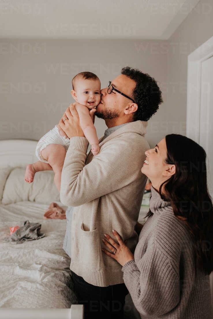 VAI TRÒ CỦA CHA MẸ VỚI TRẺ
Chúng ta thường tự đặt ra những điều cần làm cho bản thân nhưng bạn cũng đừng quên đặt mục tiêu cho gia đình và con cái của bạn nữa.

Nếu bạn nào đã từng đọc bài viết của tôi về những đứa trẻ thế hệ Alpha, bạn sẽ biết rằng khoảng cách giữa chúng ta và các trẻ này là không nhỏ. Không phải chênh lệch nằm ở độ tuổi, mà là ở cách tư duy và nắm giữ thế giới của những đứa trẻ này.

Gần đây, chúng ta thường nghe nhắc đến "Giai đoạn 5 năm đầu đời là giai đoạn rất quan trọng". Nhưng, thực tế, nó có gì quan trọng và đáng chú ý? Và, điều gì chúng ta cần đặt ra với gia đình và những đứa trẻ của chúng ta trong năm mới này.

A. Dinh dưỡng không thể thiếu trong giai đoạn từ Thai kì thứ 2 cho đến 5 tuổi.
Ngưng hút thuốc, uống rượu bia và thức uống có caffein 3 tháng trước mang thai là điều bạn cần làm cho thai nhi khỏe mạnh.

Chế độ ăn duy trì đa dạng và đầy đủ, đặc biệt bổ sung folate trong lúc mang thai là khoản đầu tư cần có.

Cho trẻ bú mẹ sớm nhất có thể ngay từ lúc mới sinh, duy trì sữa mẹ hoàn toàn trong 6 tháng đầu và tiếp tục đến 2 tuổi nếu có thể cũng là điều bạn cần quyết tâm thực hiện.

Cho trẻ ăn dặm đúng thời điểm (từ 6 tháng tuổi), tránh dụ dỗ hay ép bé ăn, và tránh các yếu tố sao nhãng như TV, đồ chơi hay bế rong khi ăn .

Dinh dưỡng đa dạng và kiên nhẫn giới thiệu lập lại, bổ sung đủ Vitamin D và hạn chế các thức ăn không lành mạnh như bánh kẹo, nước ngọt, bim bim.

B. TƯƠNG TÁC VÀ TRÒ CHUYỆN VỚI TRẺ
Thường xuyên trò chuyện với trẻ lúc mang thai và nằm thư giãn nghe nhạc với trẻ khoảng 10-15 phút mỗi ngày.

Đọc 1 đoạn truyện về nhân nghĩa (tầm 200-300 chữ) mỗi ngày cho trẻ nghe lúc mang thai.

Lắng nghe mỗi lần trẻ “đạp bụng” bạn như cách trẻ muốn giao tiếp với bạn, hãy trả lời trẻ như: Con ơi, con muốn nghe mẹ nói chuyện đúng không, mẹ đang đi trên 1 con đường đầy lá vàng…” Kể 1 -2 câu mô tả về cuộc sống của bạn như cách tạo “yếu tố kích thích cho não bộ trẻ phát triển”.

Dành thời gian cho trẻ nằm sấp khi vui đùa sau khi sinh tầm 10-15 ngày, trò chuyện và cười với trẻ mỗi khi trẻ giao tiếp với bạn.

Đọc sách cho trẻ nghe từ 3 tháng tuổi.

Khi cho trẻ bú, hãy nói chuyện với trẻ hoặc hát ru cho trẻ nghe
Cùng trẻ tự làm 1 trò chơi, cùng chơi với trẻ.

Khi trẻ từ 1-4 tuổi, hãy cho trẻ quyết định chọn cách chơi như thế nào trong các hoạt động chơi cùng trẻ. Hỏi trẻ những câu hỏi để trẻ diễn giải thêm về các hoạt động vui chơi.

Dẫn trẻ ra công viên, khu công cộng hơn là cho trẻ Ipad hoặc điện thoại để chơi 1 mình.

Dẫn trẻ đến các khu vui chơi có sự tham gia của các bé khác, tạo điều kiện cho tương tác xã hội được phát triển sớm khi trẻ bước sang 2 tuổi.

C. GIÁO DỤC TRẺ
Trước khi chọn trường mẫu giáo và quyết định 1 nơi để trẻ học khi trẻ bước sang 3 tuổi, hãy tìm hiểu về cơ sở vật chất, phương pháp giảng dạy của trường trước.

3 tuổi cũng là độ tuổi tốt để trẻ học ngoại ngữ. Chủ yếu giúp trẻ học thông qua giao tiếp và vui chơi, chứ không ép học với 1 khung chương trình dày đặc. Giáo dục tiếng Anh trẻ nhỏ hiện đại là trẻ được học ngôn ngữ và phát triển kỹ năng giao tiếp bằng tiếng Anh thông qua tương tác tình huống giao tiếp với các bạn trong lớp, thông qua các giai điệu nhạc và thông qua cách hòa nhập trong các trò chơi cá nhân hoặc tập thể. Ở đó, trẻ được vui chơi và giao tiếp, ngôn ngữ sẽ đến với trẻ 1 cách tự nhiên. Về nhà, cha mẹ cũng nên thường xuyên hỏi lại trẻ hoặc tái diễn lại 1 số hoạt động vui chơi với trẻ trên lớp.

5 tuổi là độ tuổi thích hợp trẻ học về nghệ thuật như vẽ, đàn phím và hát. Một lần nữa, học ở đây là chơi để học. Đừng tạo quá nhiều áp lực. Để con tham gia, vui chơi và học từ đó.

Theo nghiên cứu của Heckman, trẻ được đầu tư tốt về tương tác và giáo dục, trẻ có cơ hội phát triển tăng 6 lần về thành công và hạnh phúc trong việc chọn đúng nghề nghiệp và ước mơ của mình. Bạn cũng đỡ mất 6 lần số tiền để cho trẻ học lại, đào tạo nghề trở lại, trợ cấp cho trẻ khi trẻ thất nghiệp, hoặc trẻ luẩn quẩn đến 40 tuổi vẩn không biết làm gì, yêu thích nghề gì, và cả tiền đầu tư tiếng Anh để trẻ luyện thi hoặc đi du học.

D. NHỮNG BÀI HỌC VỀ ĐẠO ĐỨC
Giúp trẻ nhỏ hiểu hơn về giá trị của sự cho đi bằng cách giúp trẻ tham gia vào các hoạt động tập thể và chia sẻ như tham gia làm người gây quỹ sớm khi bé từ 4 tuổi.

Giúp trẻ biết tiết kiệm và hiểu giá trị của đồng tiền. Ví dụ, Dạy trẻ biết chia nhỏ phần tiền của mình thành những con heo đất với mục đích riêng như con heo vàng dành để tiêu xài (VD ăn kem), con heo đỏ dùng để dành mua gì đó (VD bạn không cho bé tiền để mua sách/đồ chơi, nhưng trẻ có thể dùng tiền trong con heo đỏ để mua khi trẻ để dành đủ tiền), 1 con heo xanh để trẻ tìm cơ hội đầu tư (VD số tiền trẻ để vào heo xanh có thể mua thiệp bán ở hội chợ dành cho trẻ con vào giáng sinh, số tiền lãi bán được trẻ có thể mua những gì trẻ muốn, hoặc để vào heo đỏ). Đó là cách mà người Do Thái dạy những đứa con của họ về cơ cấu của dòng tiền.

Chạy xe đúng quy định luật giao thông, đừng vượt đèn đỏ và đừng chửi mắng hổ báo khi va chạm. Thái độ và tính nghiêm túc của bạn khi đi trên đường là gương phản chiếu cho trẻ học về sự nghiêm túc khi lớn hơn. Bạn làm sai, trẻ sẽ làm sai. Đầu tư này rất đáng để giúp trẻ làm 1 công dân tốt.

Xếp hàng và chấp nhận đợi đến lượt, không chen lấn.

Tránh la mắng kiểu hổ báo với trẻ, phạt và nghiêm khắc với trẻ khi trẻ có hành vi sai là cần thiết, nhưng không phải lúc nào cũng la, chửi như hổ báo. Khi trẻ sai, bạn nghiêm giọng và bắt buộc trẻ ngừng hành động sai, sau đó có thể dùng những hình thức nghiêm khắc như Time-out để giúp trẻ bình tĩnh và chịu lắng nghe, sau đó bạn cần giải thích. Ngược lại, la mắng hổ báo chỉ làm trẻ sợ nhất thời, nhưng không cho trẻ cơ hội học về cảm xúc và hành vi.

Một Đại Diện Bộ giáo dục Anh từng chia sẻ: "thế giới trước 5 tuổi là nơi cần rèn luyện những đức tính để thành công khi trẻ lớn, trách nhiệm lớn này không nằm ở chúng tôi, mà chính ở các anh chị, phụ huynh của các bé".

Notes:
Masse, L. and Barnett, W.S., (2005) A Benefit Cost Analysis of the Abecedarian Early Childhood Intervention
Karoly et al., (2005) Early Childhood Interventions: Proven Results, Future Promise (2005);
Heckman et al.,(2009) The Effect of the Perry Preschool Program on the Cognitive and Non-Cognitive Skills of its Participants.
Mónica H. & Gurleen P. (2017) Children’s Development and Parental Input: Evidence From the UK Millennium Cohort Study. Demography. 54:485–511