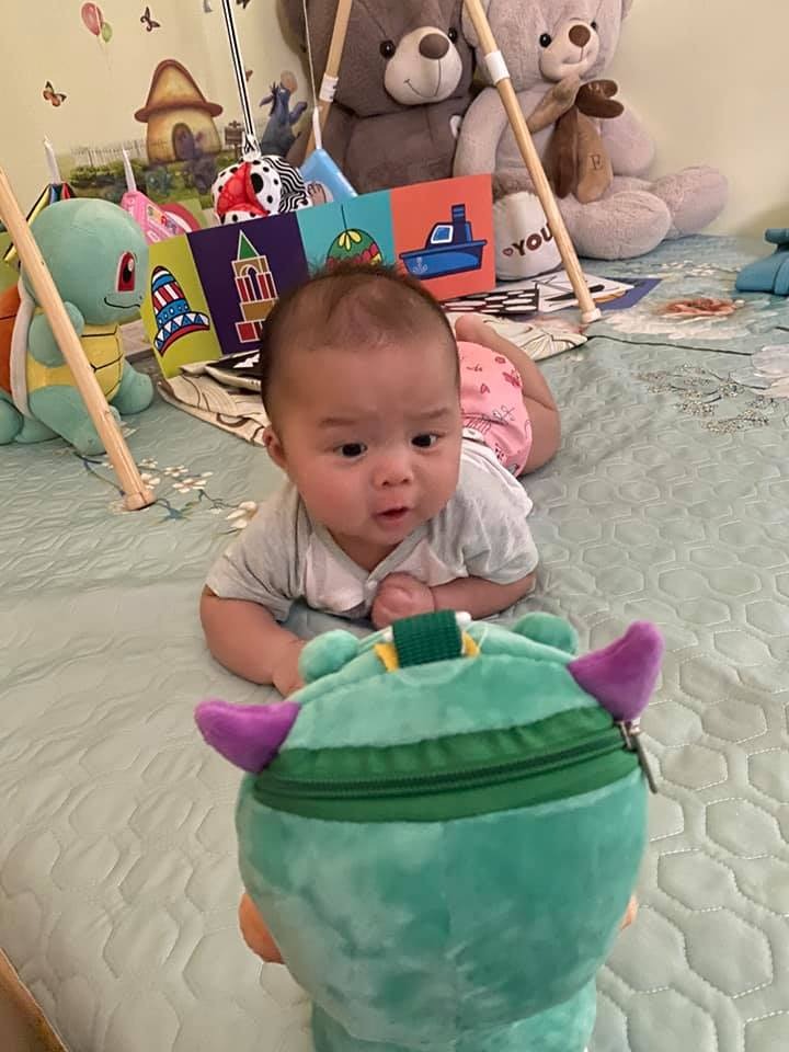 TI MẸ TRỰC TIẾP & EASY, LUYỆN TỰ NGỦ, CAI TI ĐÊM, NGỦ CHUYÊN CŨI XUYÊN GIẤC ĐÊM

Hi Vừng, 
Nhân một ngày cuối tuần mưa gió mẹ quyết định ngồi tổng kết lại quá trình đưa con vào EASY, luyện tự ngủ, cai ti đêm, ngủ chuyên cũi xuyên giấc đến sáng và lưu lại để áp dụng khi em con ra đời nhé ❤

Con ra đời vào một ngày nắng đẹp, đúng 40w – trùng ngày dự sinh 23/6, nặng 3.7kg. Là bé trai đầu lòng, những 3.7kg nhưng con ra nhanh như 1 cơn gió, mọi thứ liên tục, dồn dập khiến mẹ hứng combo rách thêm 2 đường ngoài đường bác sĩ rạch sẵn ở tầng sinh môn. 

May mà ngưỡng chịu đau của mẹ tốt. Và may nhất là mẹ vẫn sinh con hoàn toàn tự nhiên không phải gây tê màng cứng.

Mẹ nhớ mãi nụ cười đầu tiên của con khi bác sĩ đưa con đến gặp mẹ ngay sau khi ra khỏi bụng. Một nụ cười tươi thiên thần. Đẹp vô cùng con trai ạ ❤

Mẹ nằm lại để bác sĩ khâu lại 3 vết rách còn con về phòng riêng với bố trước. Ngày sinh con, bệnh viện chỉ cho 1 người nhà chăm sóc nên gia đình nhỏ của mình hội ngộ như đi nghỉ dưỡng vậy (Nếu không có gì thay đổi mẹ vẫn chọn sinh em con tại Phương Đông nè).

Ngay khi được đẩy về phòng với 2 bố con mẹ đã cho Vừng ngậm tập ti luôn. May quá, có lẽ nhờ thế mà con được ăn dòng sữa non quý giá và sữa mẹ thì về tràn trề ^^.

Ngay khi ở viện, mẹ đã cho con cách mỗi 2-3h ăn 1 lần và khi về nhà thì theo E3 luôn. 1-2-3 tuần đầu thật là khoảng thời gian dễ chịu vì em bé cứ ăn rồi ngủ mỗi 3h cho đến ww5.

WW5 này theo mẹ nhớ thì ghê gớm đấy, con khóc hết sức bình sinh mỗi khi đói (thời gian đầu mẹ đau lại sơ suất không nói bố vỗ ợ hơi cho con nên con ọc ạch khó chịu và xì hơi rõ to nhiều lần, ngay cả khi ngủ). Bố mẹ đã thức đêm thức hôm mệt rã với ww5 này của con. Cho đến giờ khi con đang 18w3d thì ww5 vẫn là vô lối nhất (cũng chẳng thể tốt hơn được khi mẹ còn đau bởi 3 vết rách riêng biệt) nhưng không sao vẫn trong ngưỡng chịu đựng của mẹ.

Thật may vì gần 1 tháng đầu tiên con và mẹ được bà ngoại chăm sóc. Phải nói là thời gian vất vả nhất chăm cả 2 mẹ con đã có bà ngoại rồi, mẹ biết ơn bà ngoại con rất nhiều…Cũng may là bà ngoại chăm trước vì mẹ nói bà chịu làm theo những gì mẹ hướng dẫn. Mẹ gần như chẳng phải làm gì vì bà làm hết, kể cả rửa mặt, thay bỉm, cho con vào giấc, giúp con ngủ lại khi bị giật mình,…Gần 1 tháng trời, mỗi ngày mẹ ăn 2-3 bữa cháo bà nấu đó con.

Có lẽ suốt thời gian bầu Vừng, mẹ tập yoga đều và uống bổ sung canxi này nọ đầy đủ đều đặn nên xương cốt con cứng cáp. Mới có 4 ngày tuổi từ viện về, trong buổi tắm dịch vụ đầu tiên khi bác Thu lật úp để mát xa cho con, còn chưa kịp mát xa con đã bò lổm ngổm khiến cả bà nội, bà ngoại và bác Thu và mẹ trố mắt nhìn chẳng kịp quay lại. Đến giờ mẹ vẫn còn tiếc vì con chỉ biểu diễn xuất sắc nhất lần đó thôi! (bò thực sự, đều tay đều chân, động tác nhanh, mạnh, dứt khoát). Nhưng cũng vì quá cứng cáp nên khi mẹ mua chũn Cocoon về làm thế nào con cũng giẫy đạp tung và khóc thét dù mẹ có xem video hd, cuốn cẩn thận thế nào, bỏ 1 tay ra ngoài,… thì cũng không ăn thua. Lại là một khoảng thời gian khó khăn, canh từng giấc ngủ cho con vì không thể dùng chũn hỗ trợ, con ngủ giật mình liên tục, lại khóc lại gọi bà, gọi mẹ…

Rồi cũng đến ngày con được 2 tháng – 6kg mẹ ngắm con ngủ, 2 tay lúc nào cũng để ngang tai ngay từ những ngày đầu, mẹ nghĩ có thể con đã dùng nhộng được rồi. Thế là mẹ lại mua nhộng ở shop Bố Ken (mẹ mua nhiều đồ ở shop bố Ken cho Vừng lắm đấy, tốn kém phết nha). May ơi là may, con mặc nhộng ngày đầu ngủ ngon luôn, ngày 2-3 thì quạo (kiểu phản kháng cái mới) rồi sau đó cũng yên, hợp tác tốt. Mẹ mừng lắm! Thời gian này (tháng thứ 2 và 3) bà nội xuống thay bà ngoại, cũng là khoảng thời gian mẹ phải kiên nhẫn nhất. Căng thẳng. Bà liên tục chỉ trỏ phải làm thế này thế kia, bla, bla. Mẹ chỉ có 1 bài “vâng để đấy” bởi những gì bà bảo toàn là cách nuôi dạy con thời các cụ. Chưa kể bà nội con còn cao huyết áp, mẹ đành kiên nhẫn chờ đến khi bà về mới hoàn toàn đưa con vào nếp easy với đầy đủ bộ công cụ: nhộng, white noise, ti giả; đặc biệt là áp dụng nút chờ theo ý mình được. 
Wow!

Hành trình 4 tháng qua sẽ dài lắm nếu mẹ cứ viết như thế này. Và để các ba mẹ khác còn kiên nhẫn đọc bài, mẹ đi vào điểm chính của quá trình thôi nhé:

1. Ti mẹ trực tiếp và Easy: Tia sữa của mình mạnh nên Vừng bị sặc khiến con rất sợ không dám bú, cuối cùng mình quyết định hút sữa đầu đi để giảm tốc độ chảy của sữa khi cho con ăn và Vừng cũng được ăn sữa sau giúp phát triển não bộ, cơ xương và tăng cân tốt. Mình hút trước mỗi cữ ăn của con, đều đặn. Tuỳ lượng sữa ở 2 bầu ngực mà phân bổ cho từng bữa. Ví dụ: bên trái mình nhiều sữa hơn hẳn bên phải theo tỉ lệ ~ 10/6-7 nên mình thường cho Vừng ăn bên trái trước vào đầu ngày và căn để cuối ngày con được ăn bên trái là chính, đảm bảo con đủ no. Khi cho Vừng ăn, mình chuẩn bị chỗ nằm cho 2 mẹ con giống nhau ở mọi ngày (mình chuyên nằm cho con ăn, chỉ đi tiêm phòng thì mới ngồi), đóng cửa, tắt điện tối chỉ đủ nhìn và cho con ngậm đúng khớp ti. Vừng chỉ cần thấy bối cảnh đó là biết sắp được mẹ cho ăn nên lên tiếng “khóc đòi” cho đủ bộ 😣 .Mình luôn mang điện thoại và để chỗ khuất cạnh người, đếm thời gian con ti, đánh giá lượng sữa thông qua thời gian bú, cách bú, tốc độ và lực mút + nuốt của con cũng như cảm giác về độ nặng của bầu ngực trước và sau khi Vừng ăn xong. À, sờ bụng con nữa các ba mẹ nha. Chú tâm cao độ và thi thoảng thì thầm với con những điều mình mong muốn. Ví dụ: “Vừng ăn no để chơi vui và ngủ sâu giấc con nhé,…” lặp lại. Nếu con buồn ngủ (có thể nhận diện thông qua cách ngậm, mút, nuốt sữa của con có xu hướng cầm chừng vì giống mút ti giả để trấn an cho dễ ngủ hơn là bú mẹ; đồng thời tay chân thả lỏng không còn khua khoắng nữa) thì mình vuốt lòng bàn tay của con, xoa dọc sống lưng, dùng khăn ướt chấm vào 2 mắt con, bặp môi như gọi gà , đủ cách (có hiệu quả, đặc biệt khi hút sữa đầu đi con cũng đã đỡ bị buồn ngủ khi bú hơn rồi). Vào những tuần ww con biếng ăn sinh lý, có những cữ mình phải kiên nhẫn tối đa 45p để con ăn đủ cho giấc ngủ tiếp theo. Mình luôn quan sát tín hiệu đòi ăn của con theo nguyên tắc “ đói mới cho ăn” chứ không cứng nhắc đúng 3h hay 4h. Như khoảng thời gian còn theo E4, có những hôm ww mình kéo đến 4.5h mới cho Vừng ăn mà con cũng không ăn nhiều đâu nạ. Vì sự linh hoạt đó, đặc biệt thời gian con ham mê lẫy, dậy cái là mẹ cho lẫy luôn, tầm 30p mới cho ăn. Bé Vừng nhà mình là bé năng động, luôn chân luôn tay, nhờ tích cực cho lẫy ban ngày nên đêm bạn chịu nằm yên ngủ hơn. 

2. Ti giả: chỉ dùng khi đưa con vào giấc ngủ. Khi rèn con tự ngủ được rồi, cai luôn. (Kể cả khi còn dùng, bé Vừng nhà mình chỉ mút 1 chút tự phụt ra rồi ngủ, mình không đút lại vào miệng con khi thấy con đã bước đầu vào giấc). Thời điểm dứt ti giả: Vừng 3 tháng tuổi.

3. Nhộng: bắt đầu dùng khi con tròn 2 tháng, 6.04kg. Hiện vẫn đang dùng.

4. White noise: Dùng từ đầu với khoảng cách 2m đến cũi con và volume nhỏ nhất (vào ban ngày) và nấc tiếp theo (vào giấc đêm, vì lúc 9-10h tối các anh chị hàng xóm lớn hơn nô đùa ồn ã ngoài hành lang, mình ở chung cư). White noise mình để 30p – 1h.

5. Nhiệt độ phòng: Điều hoà mình để 22 – 26 độ tuỳ điều kiện nhiệt độ ngoài trời, mùa hè/thu kết hợp check cơ thể con khi vừa ngủ dậy vùng bụng, sau gáy ấm là được. Có bật quạt kết hợp phun sương khi cần.

6. Vừng ngủ riêng cũi đặt cách 1 lối đi và song song với giường bố mẹ.

7. Tự ngủ: Bắt đầu rèn khi Vừng được 3 tháng tuổi, áp dụng ngay, đồng thời cả giấc ngày và đêm bằng CIO vs check sau đó là CIO. Mình mất 2-3 ngày đầu, xót hết cả ruột vì bé Vừng khóc mãnh liệt, hết sức bình sinh (âm thanh tiếng khóc của bé mình cực kỳ nội lực có thể khiến bố và bà cuống quýt hết cả lên, trừ mình). Kết quả: con tự ngủ cả ngày và đêm; tự ngủ lại nếu tỉnh giấc giữa đêm. Đặc biệt, từ lúc tự ngủ, đêm chưa khóc bao giờ, nếu dậy chưa ngủ lại được, Vừng tự chơi sau đó ngủ lại, sáng ít nhất 6:00 trở ra mới gọi bố mẹ dù có dậy từ trước đó rồi). Ban ngày, nếu Vừng có khóc mà đến lúc có thể cho dậy (theo dõi thời gian ngủ và áp dụng nút chờ), mình sẽ thò tay bật điện trước, ~15p sau mới vào sau khi bạn tự nín. Bé biết khóc mè nheo không có tác dụng gì nên ít khóc lắm nạ. 

8. Ngủ chuyên cũi: Khi còn ăn DF thì con kết hợp ngủ cũi (ban ngày và đêm trước khi cho ăn dream feed) và ngủ giường với bố mẹ (mẹ vào cho ăn xong mẹ ngủ luôn). Sau khi luyện tự ngủ được 5 ngày, mình cho Vừng ngủ chuyên cũi luôn, ăn DF xong thì đặt lại vào cũi cho ngủ.  

9. Cai ti đêm: Vừng luôn được ăn DF lúc 22:30 – 23:00. Vào các ngày con khó ở hoặc ww có dậy đòi ăn thêm 2-3 lần nhưng không phải lúc nào mẹ cũng cho ăn thêm (nếu không cho ăn do kết luận không phải con đói thì dùng ti giả). Sau khi biết tự ngủ, ngủ chuyên cũi và 1 tuần trước khi con tròn 4 tháng tuổi, mình luyện ngủ xuyên đêm cho Vừng. Nói là luyện nhưng vì đã có tự ngủ làm bước đệm, đêm đầu tiên con ọ ẹ khóc tí 1-2 lần lúc 23:00 và 3-5:00 sáng còn các đêm tiếp theo thì không khóc nữa. Con vẫn nhớ DF theo thói quen lúc 23:00 2 chân phành phạch 1 lúc rồi im luôn.

10. Giờ ngủ: mình cho Vừng theo E3 -> E3,5 -> E4  và hiện tại khi con đang 18w3d mình dần cho con lên E2-2,5-3,5 như hôm qua là ngày thứ 3 kéo dài wt thành E2-3-4 thấy vẫn chấp nhận được. Theo dõi nếu con thích ứng được thì mình theo E2-3-4 như hướng dẫn của chị Hà Chũn trước khi lên E5-6.

11. Sách: mình rất yêu đọc sách, ba mẹ hãy đọc những cuốn sách mà BK giới thiệu nha. Những cuốn sách đó mình đọc rồi, thiết thực và áp dụng triệt để mới có kết quả như trên nạ.

12. Ghi chép: ĐẶC BIỆT QUAN TRỌNG VỚI MÌNH, mình ghi chép từng ngày, từng cữ, từng biểu hiện của con, thời gian ăn, thời gian ngủ, lúc nào bị thức giấc, thời gian để tự ngủ lại, nhiệt độ, bla bla. Đây chính là phần QUAN TRỌNG NHẤT mà mình khuyến khích ba mẹ nhất định nên làm vì Vừng chỉ là con của bố mẹ Vừng thôi ^^. Mỗi bé khác nhau nạ.

13. BẢN LĨNH CỦA BA MẸ (đặc biệt là MẸ): kiên định, dứt khoát, quyết tâm và tỉnh táo. Cái gì cũng phải tường tận hãy áp dụng chứ không nửa vời kẻo tội con nha ba mẹ.

Chúc ba mẹ thành công!