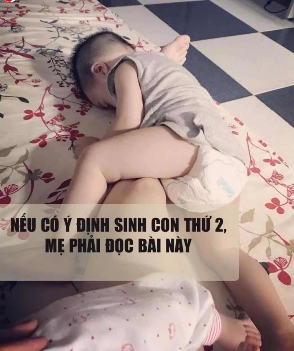 NẾU CÓ Ý ĐỊNH SINH CON THỨ 2, MẸ PHẢI ĐỌC BÀI NÀY ⁉

"Hôm nay là ngày sinh nhật con tròn 2 tuổi nhưng con đã làm anh được gần 8 tháng. Ngày này 2 năm trước mẹ đang ôm con trong lòng và cảm ơn con vì đã đến thật kỳ diệu. Nhưng cũng ngày này 2 năm sau thì mẹ lại muốn nói với con một lời xin lỗi...

📌 Có em, con bỗng chốc bị đẩy ra khỏi mẹ một cách đột ngột.
Nghe thật đau lòng, nhưng đó là sự thật. Một đứa trẻ còn chưa cai sữa, bỗng dưng phải xa mẹ hoàn toàn, ở cùng ông bà để mẹ đi sinh và chăm em bé. Mẹ chẳng thể tưởng tượng nổi tâm lý con lúc đó thế nào, vì bình thường chỉ lạc mẹ vài phút thôi con đã hốt hoảng tột độ. Chắc lúc đó con hẫng hụt lắm, khủng hoảng lắm...

📌 Mẹ đi sinh và phải ở lại nằm viện hẳn một tháng trời. Con ở với ông bà vẫn vui vẻ lắm, vì con chỉ nghĩ đơn giản là một cuộc đi chơi; mà nào đâu biết rằng cuộc sống của con từ nay, sẽ hoàn toàn thay đổi.

📌 Mẹ xuất viện về nhà, lúc này những phản ứng mới bắt đầu dữ dội. Mẹ đứng ở đó, mà sao không bế con? Kìa trên tay mẹ là ai vậy? Em bé là cái bụng tròn của mẹ cơ mà? Con chìa bàn tay bé nhỏ ra đòi mẹ bế. Nhưng mẹ lạnh lùng lờ đi, vì mẹ nghĩ phải quyết liệt để con quen thật nhanh chóng. Nhưng mẹ đã sai lầm.
😮 Tại sao mẹ lại ác thế, tại sao lại gạt con đi trong khi ôm ấp gần gũi mẹ là nhu cầu và quyền của một đứa trẻ? Tại sao mẹ bỏ rơi con hoàn toàn, phó mặc cho ông bà khi con chưa tròn 1 tuổi rưỡi?

📌 Thế là em bé của mẹ bắt đầu trở nên ủ dột, hay cáu giận, hay khóc thét và khủng hoảng. Người ngoài thì khỏi phải nói, nhưng bản thân mẹ yêu con nhường nào vẫn phải thốt lên: Thằng này hư quá. Con bị đánh giá là một đứa trẻ hư, ông bà còn sợ rằng đi học sẽ bị trả về vì cáu giận và khóc lóc...

📌 Trẻ con không có lỗi, chỉ có người lớn chưa hiểu chuyện và không biết cách giáo dục. Lâu dần rồi mẹ mới nhận ra, tại sao mình ác thế, tại sao lại tách con khỏi mẹ và nhận ra ai mới là người thiệt thòi nhất. Chính mẹ và người lớn đã tạo áp lực lên con. Bị tách khỏi mẹ là điều đau xót nhất từ loài vật cho đến loài người.
Mẹ vẫn ở đó mà mặc con có gào thét, khóc lóc thế nào, mẹ cũng nhất quyết để con với ông bà vì mẹ cho rằng điều đó là cần thiết để con nhanh chóng thích nghi. Tại sao mẹ ác thế!

📌 Giá mà thời gian quay trở lại thời điểm mẹ mới sinh nhất định mẹ sẽ ngủ cùng cả 2 anh em. Dù có mệt vì chăm em nhỏ đến thế nào, mẹ cũng hi sinh tất cả thời gian nghỉ ngơi ít ỏi để dành cho con. Cố hết sức để cân bằng và bù đắp cho con những gì thiếu hụt.

Chỉ vì chúng ta muốn bớt khó khăn cho bản thân, mà vô tình gây áp lực mạnh mẽ đến anh-chị cả. Rồi rốt cuộc chính chúng ta là người phải giải quyết hậu quả: mè nheo, khóc lóc, thay đổi tâm tính thậm chí là ghét em và xu hướng bạo lực với em.

📌 Vậy thì ngay từ đầu hãy ĐỐI MẶT với khó khăn đó đi. Đừng né tránh để làm tổn thương một đứa trẻ đã từng cưng nựng, chiều chuộng hết lòng. Cách duy nhất để giải quyết là hãy tự mình chăm sóc cả 2 đứa trẻ. Đây thực sự là một cuộc cải cách và thích nghi với cả gia đình: bố mẹ sắp xếp lại giờ giấc, thay đổi thói quen sinh hoạt; anh-chị cả phải thích nghi với sự có mặt của em bé, em bé cũng phải dạn dĩ hơn và làm quen với một nhân vật ồn ào... Càng để con gần gũi em, thì sự thích nghi sẽ diễn ra càng nhanh chóng. Con lớn sẽ học được cách chờ đợi mẹ ru em ngủ trước khi ôm ấp mình, con sẽ biết đi nhẹ nói khẽ khi mẹ ra hiệu rằng em đang ngủ, con sẽ phát triển tình cảm với em và yêu thương em hơn... Còn mẹ, chăm một đứa trẻ sơ sinh đã cực kỳ stress, việc dành hết thời gian rảnh để cân bằng tình cảm cho anh-chị lớn đòi hỏi mẹ phải gồng mình lên 200% công lực. Nhưng mình chắc chắn rằng, người mẹ nào cũng sẽ làm được. Đừng phó mặc con lớn cho ông bà hay người giúp việc, tội lắm. Dù có lớn thế nào thì có em, con vẫn bị khủng hoảng về tâm lý, con càng nhỏ thì khủng hoảng càng mạnh mẽ gấp nhiều lần.

📌 Sau khi mẹ nhận ra sai lầm của mình, cũng may không quá muộn, con cũng đã có những thay đổi tích cực hơn. Con trở lên ôn hoà và dễ bảo hơn, đồng ý thoả thuận chờ đợi để được mẹ chơi cùng. Con quan sát và học cách chăm sóc em, con đề nghị được vuốt ve hay bế em bé. Đáng yêu vô cùng.

📌 Được lên chức anh/chị là một điều tuyệt vời nhưng lại vô cùng thiệt thòi dù ở bất kỳ lứa tuổi nào. Con càng nhỏ thì lại càng đáng thương. Em bé không có lỗi và con lại càng không có lỗi. Cáu giận, quát mắng, hay đánh con chỉ là sự bất lực trong giáo dục của người lớn. Các con cần được ôm ấp, cần thủ thỉ, cần thương yêu và uốn nắn bằng tất cả tâm sức của bố mẹ.

📌 Và thế là con ngoan ngoãn ôm chân mẹ ngủ, và tha thẩn chơi quanh quẩn trong phòng mẹ và em bé. Con chấp nhận việc chia sẻ mẹ, dù ở giai đoạn mới chỉ hơn 1 tuổi, các bạn vẫn mè nheo lắm và độc quyền sở hữu mẹ là điều đương nhiên được công nhận."
Con thật sự đã thay đổi, hay chính con làm mẹ thay đổi?

Nguồn: Mẹ Hà Thị Quỳnh Anh