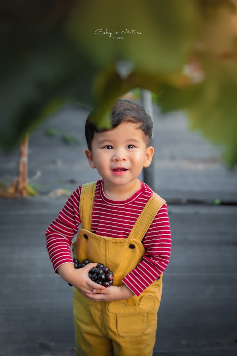 CHO TRẺ RA VƯỜN NHO 🍇

Post mãi ảnh con nhà người ta rồi, hôm nay em cho bạn Cam lên sóng trở lại ạ :)))

Nghe nói mới có vườn nho trĩu quả nên bố mẹ cháu xách ngay cháu lên đường.

Vườn nho cách nhà em (Hà Đông) 23km, phía bên kia cầu Nhật Tân, đường to dễ đi, vèo cái là đến. Các bác google "ChimiFarm 4" là ra luôn ạ.

Bên này có vườn nho khá rộng, nho cũng thấp thôi nên các bé có thể tự hái được. Ngoài ra còn có chuồng nuôi thỏ, chim cho các bé trải nghiệm cho thỏ ăn. Em nghe thấy cả tiếng dê nhưng mà chưa nhìn thấy đâu.
Khi đi bố mẹ nhớ chuẩn bị thêm củ, rau để các con cho thỏ ăn nha ^^

Nhà em cho con ăn trưa xong là bê nhau lên đường, con ngủ trưa trên xe, đến nơi dậy chơi vui vẻ là vừa ❤

Giá vé tham quan: 30k/người lớn, gửi xe miễn phí, hái nho đem về 200k/kg.

Đồ uống: nước ép nho, dâu tây... 50~80k

Chúc cả nhà thu hoạch được đầy xe 😆