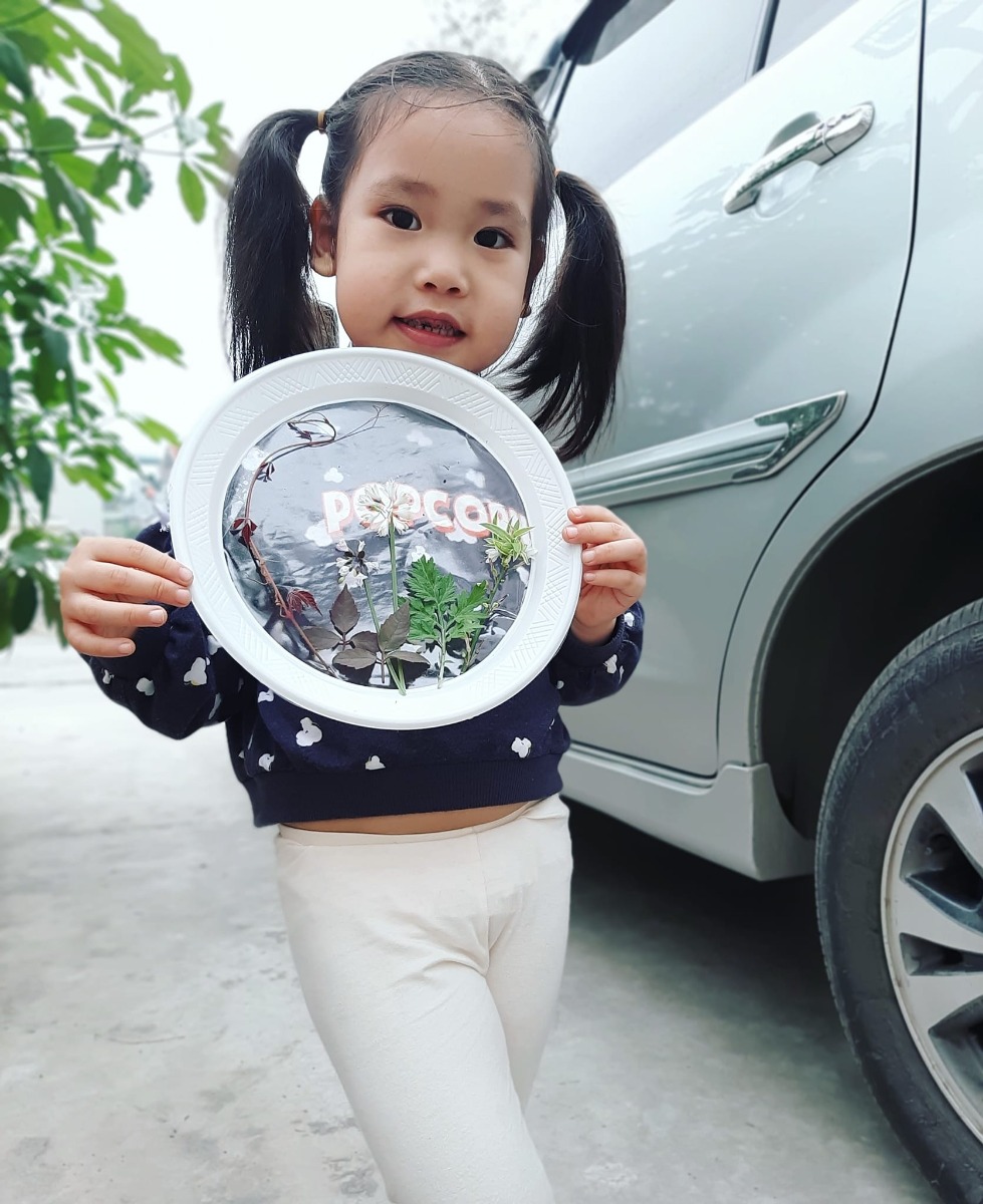 Phát hiện ra cỏ cây hoa lá xung quanh mình thật đẹp .
Nguyên liệu sử dụng là nhưng chiếc đĩa giấy . Sau đó cắt đáy và dán đề can hoặc băng dính vào đáy của chiếc đĩa. Cuối cùng chúng mình sẽ sáng tạo ra những bức tranh theo ý thích 🥰
Cùng Hahi nhà mình sáng tạo nhé 😚