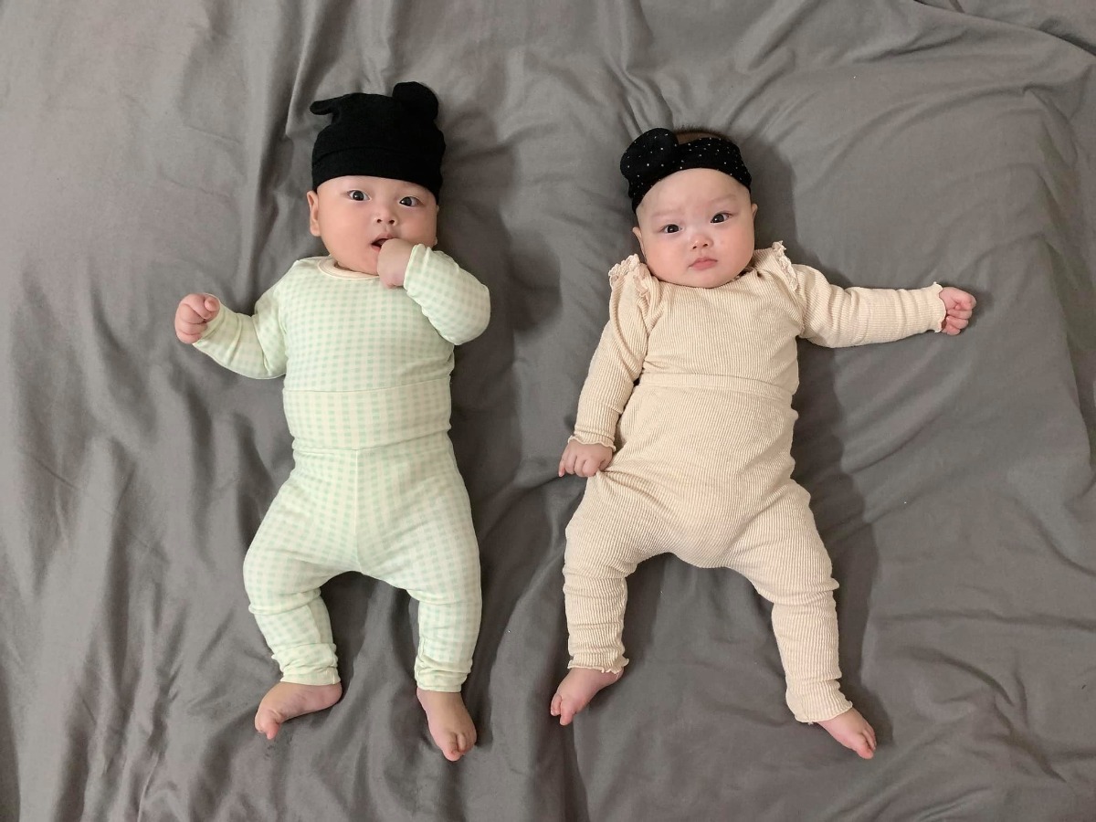 Động lực cho các mom sinh non.. 

Mình đã từng trải qua tâm trạng và giai đoạn mong chờ tin con, mong được gặp con, rồi tới khi gặp con sẽ chăm con như thế nào… 

Trước đó là những ngày nằm trên giường viện, cơn gò dữ dội, mẹ chỉ biết nhìn lên trần nhà và hy vọng con mình sẽ sống, dù tới khi mẹ cạn kiệt sức lực vì cơn gò đau những ngày trước, chỉ biết mình phải cố hết sức để rặn con ra.. con sẽ sống … 

Quãng thời gian trong viện ấp con là quãng tg vất vả nhất, mẹ chẳng biết cơm cữ là gì, giấc ngủ ngon là gì.. chỉ có mảnh chiếu nằm giữa nền nhà và những giấc chợp mắt ngắn ngủi..

Và rồi cảm ơn ông trời tvia các con dậy thì thành công, bản năng của người mẹ sẽ biết phải làm gì để chăm con mình thật tốt.. mình muốn truyền niềm hy vọng tới các mẹ đang, hoặc ko may rơi vào hoàn cảnh con sinh non.. chúc các mẹ và các con luôn khoẻ mạnh ❤️ 

Hai em 30w2d ( 1kg2 và 1kg3) con đã được 5.5 tháng hiệu chỉnh.